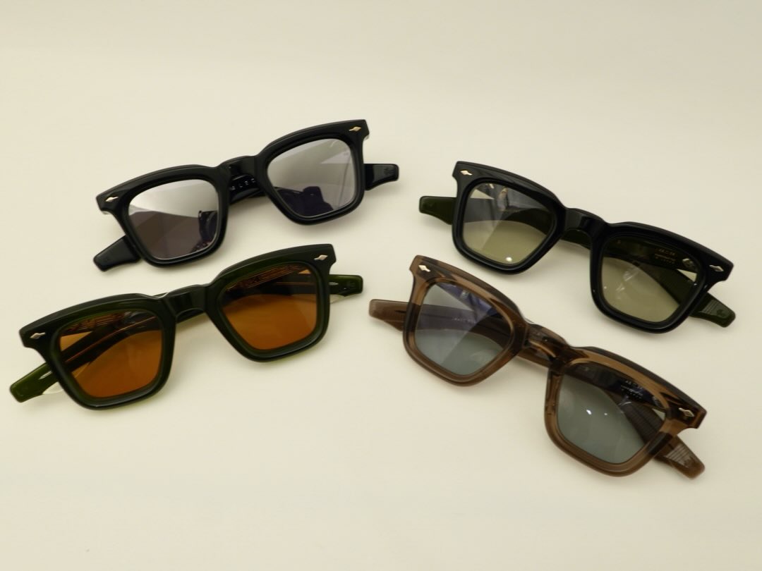 【LECLAIRが入荷いたしました。】
フランスのヴァイオリニスト、ジャン=マリー・ルクレールに由来するモデル「LECLAIR」。
50年代を思わせる端正なウェリントンシェイプに、JMMならではの重厚な10mmアセテートと美しいメタルワークを融合。知的な印象と圧倒的な存在感を併せ持つデザインです。
日本の熟練職人による精密な製造工程と、限定生産による希少性。細部に至るまで妥協なく作り込まれた一本は、単なるアイウェアではなくコレクションピースとしても高い価値を誇ります。
商品に関してご質問等ございましたら、お気軽にお問い合わせください。
brand : JACQUESMARIEMAGE
model : LECLAIR
color : 【dustyjade】【blackmirror】【cobra】【borneo】
shop data
::: ボズュー麻布 :::
最寄り駅 麻布十番駅
5b出口から徒歩約1分
住所 106-0045
東京都港区麻布十番1-10-12須田ビル 1F
03-6230-9983
azabu@beauxyeux.jp
"LECLAIR" is a model derived from French violinist Jean-Marie Le Claire.
A neat Wellington shape reminiscent of the 50s combines JMM's unique heavy 10mm acetate and beautiful metalwork. It is a design that combines an intelligent impression and an overwhelming presence.
The precision manufacturing process by skilled Japanese craftsmen and the scarcity due to limited production. One piece, which is made without compromise down to the smallest detail, boasts high value as a collection piece, not just eyewear.
If you have any questions about the product, please feel free to contact us.
Shop Information
::: Beauxyeux Azabu :::
Nearest Station: Azabu-Juban Station
Approximately 1-minute walk from Exit 5b
Address: 1F Suda Building, 1-10-12 Azabu-Juban, Minato-ku, Tokyo 106-0045
03-6230-9983
azabu@beauxyeux.jp
@beauxyeux_jiyugaoka