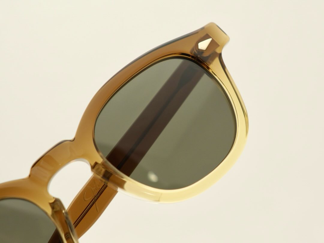 【JULIUS TART OPTICAL×WACKO MARIAコラボレーション ARが入荷いたしました！】

JULIUS TART OPTICALを代表する定番モデル「AR」をベースに、WACKO MARIAならではの感性を落とし込んだコラボレーションモデル。

46□22サイズは、ARの中でも特に人気の高いサイズバランス。程よい存在感がありながら掛けやすく、男女問わず多くの方に選ばれているスタンダードなサイズです。

WACKO MARIAとのコラボレーションモデルでは、ブランドらしいカラーリングやディテールを採用。テンプルエンドには【WACKO MARIA】のゴールドロゴを配し、特別感のある仕上がりとなっており、クラシックなARに新たな魅力を加えています。

日本製ならではの丁寧な仕上げと高い品質も魅力の一本。ヴィンテージの雰囲気を楽しみながら、現代のスタイルにも自然に溶け込むアイウェアです。

商品に関してご質問等ございましたら、いつでもお気軽にお問い合わせください。

brand : JULIUSTARTOPTICAL× WACKO MARIA
model : AR 
color : Brown Gradient

shop data 
::: ボズュー麻布 :::
最寄り駅 麻布十番駅
5b出口から徒歩約1分
住所 106-0045
東京都港区麻布十番1-10-12須田ビル 1F
03-6230-9983
azabu@beauxyeux.jp 

Based on the classic model "AR" that represents JULIUS TART OPTICAL, a collaboration model that drops the unique sensibility of WACKO MARIA.

The size of 46□22 is a size balance that is particularly popular among AR. It is a standard size that is chosen by many people, regardless of gender, and easy to hang while having a good sense of presence.

The collaboration model with WACKO MARIA adopts brand-like coloring and details. The gold logo of [WACKO MARIA] is placed on the temple end, resulting in a special finish, adding a new charm to the classic AR.

The careful finish and high quality unique to Japan are also one of the charms. It is an eyewear that blends naturally into modern styles while enjoying the vintage atmosphere.

If you have any questions about the product, please feel free to contact us at any time.

Shop Information 
::: Beauxyeux Azabu :::
Nearest Station: Azabu-Juban Station
Approximately 1-minute walk from Exit 5b
Address: 1F Suda Building, 1-10-12 Azabu-Juban, Minato-ku, Tokyo 106-0045
03-6230-9983
azabu@beauxyeux.jp


@beauxyeux_jiyugaoka