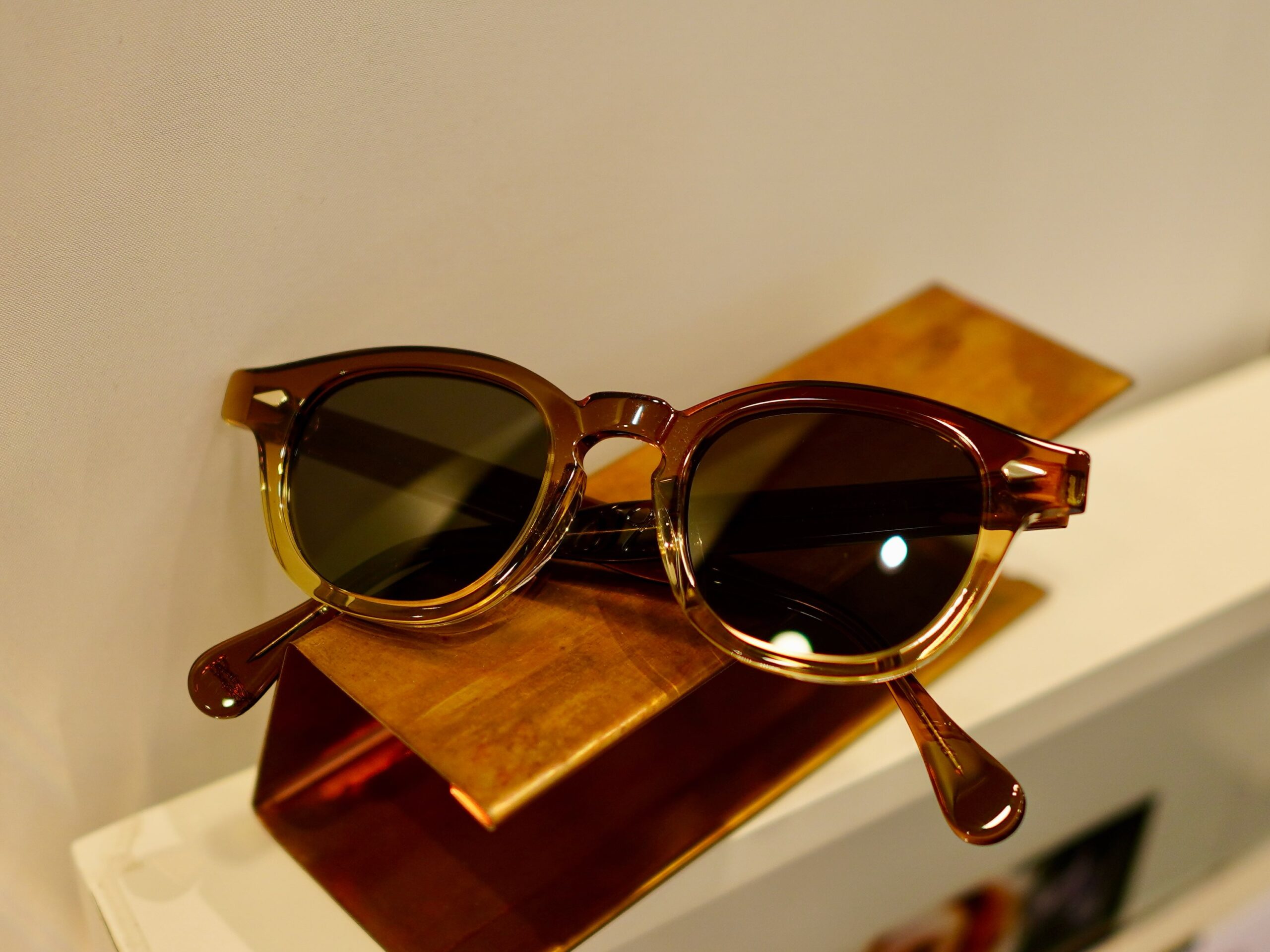 brand: JULIUS TART OPTICAL
model :AR 46-22
col: Brown Gradient
ワコマリアとのコラボレーションアイテム。
サイズは、46-22のワンサイズのみ。
テンプルエンドにはワコマリアのロゴがほどこされております。
これからの夏に一本あるとかなり重宝すると思います。
商品に関するお問い合わせはDM、お電話、メールでも受付しておりますのでお気軽に問い合わせください。
shop data
最寄り駅 自由が丘
正面口出口から歩いて約5分です。
住所 152-0035
東京都目黒区自由が丘1-16-13ヒルズ自由が丘1F
03-5731-6612
info@beauxyeux.jp
shop information
SHOP beauxyeux Jiyugaoka
ZIPCODE 152-0035
1F Hills Jiyugaoka 1-16-13
Jiyugaoka Meguro-ku Tokyo JAPAN
+81-35731-6612
info@beauxyeux.jp
@beauxyeux_azabu
@juliustartoptical