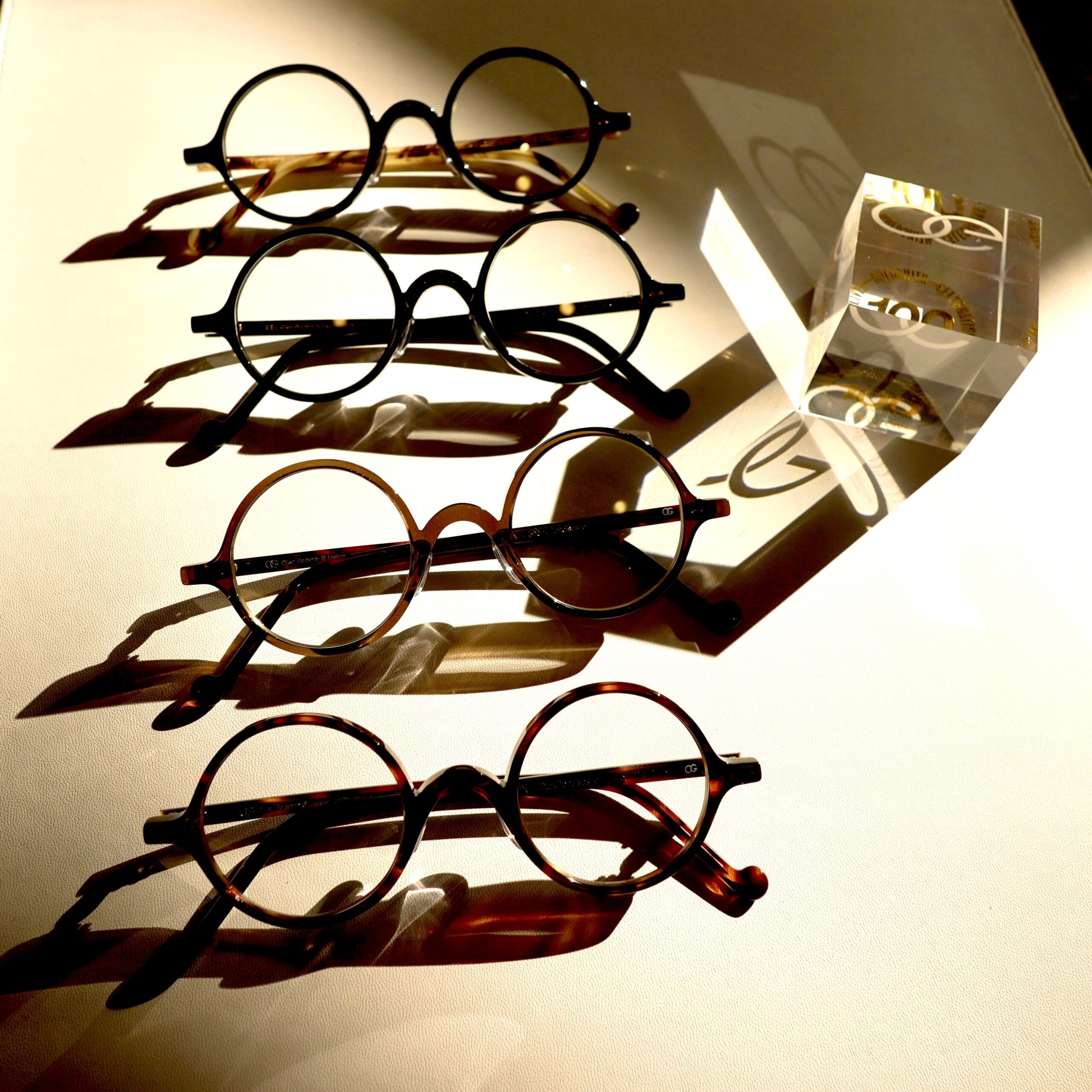 OLIVER GOLDSMITH｜ELFIN
1928年に誕生した歴史的アーカイブモデル「ELFIN」。
ブランド100周年を記念し、当時の美しいデザインを継承しながら、現代の製造技術で復刻しました。
細身で縦幅のあるラウンドシェイプと、印象的なブリッジがクラシカルで洗練された表情を演出。
現代の高品質なアセテート素材を採用することで、快適な掛け心地と優れた耐久性を兼ね備えた一本に仕上がっています。
時代を超えて愛される、オリバーゴールドスミスの名作をぜひ店頭でお試しください！


@beauxyeux_azabu