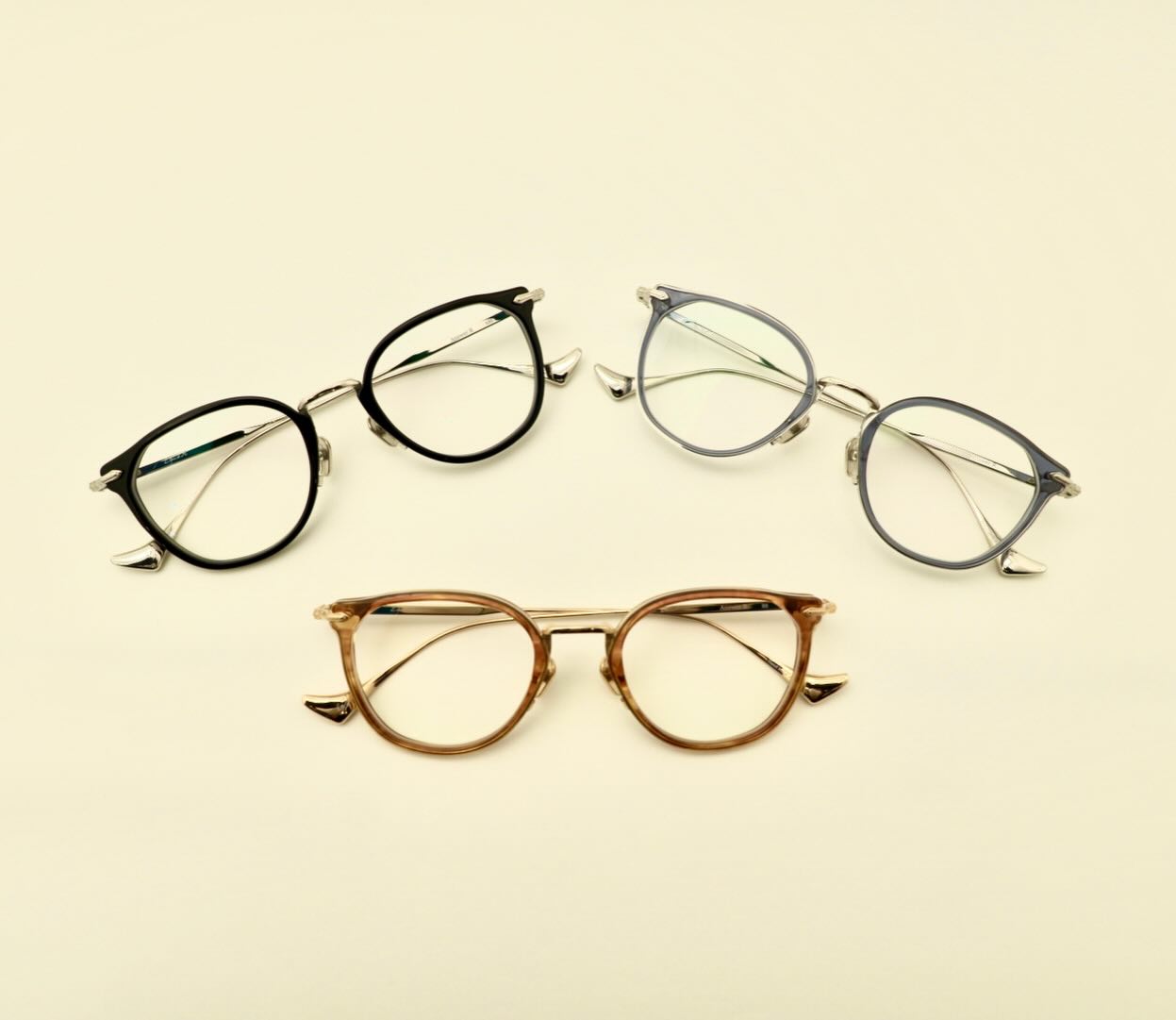 【Eque.M、Answer Rのご紹介です！】

シンプルだからこそ、違いが伝わる一本。

丸みのあるやさしい印象と、すっきりとしたシャープさをあわせ持つ「Answer R」。

細身のフレームが顔になじみ、自然に表情を引き立てます。

オンでもオフでも合わせやすく、飽きることなく長く愛用できるデザイン。

さりげなく、自分らしさを楽しみたい人へ。
毎日に寄り添う、上質なアイウェアになります。

商品に関してご質問等ございましたら、いつでもお気軽にお問い合わせください。

brand : Eque.M
model : Answer R
color : 【ABS】【BS】【CG】

shop data 
::: ボズュー麻布 :::
最寄り駅 麻布十番駅
5b出口から徒歩約1分
住所 106-0045
東京都港区麻布十番1-10-12須田ビル 1F
03-6230-9983
azabu@beauxyeux.jp 

シンプルだからこそ、違いが伝わる一本。

丸みのあるやさしい印象と、すっきりとしたシャープさをあわせ持つ「Answer R」。

細身のフレームが顔になじみ、自然に表情を引き立てます。

オンでもオフでも合わせやすく、飽きることなく長く愛用できるデザイン。

さりげなく、自分らしさを楽しみたい人へ。
毎日に寄り添う、上質なアイウェアになります。

商品に関してご質問等ございましたら、いつでもお気軽にお問い合わせください。

Shop Information 
::: Beauxyeux Azabu :::
Nearest Station: Azabu-Juban Station
Approximately 1-minute walk from Exit 5b
Address: 1F Suda Building, 1-10-12 Azabu-Juban, Minato-ku, Tokyo 106-0045
03-6230-9983
azabu@beauxyeux.jp

@beauxyeux_jiyugaoka