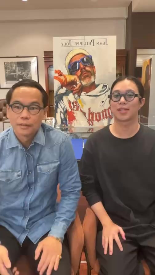 インスタライブにてジャンフィリップジョリーのイベント紹介とデザイナーのジャンさんとコラボさせていただきました！！
是非遊びに来てください！

【イベント概要】

JEAN PHILIPPE JOLY オーダーイベント[自由が丘]オーダーイベント

開催日：’26年7月3日(金)から7月12日(日)

(合計10日間)

開催店舗：自由が丘店

今回の期間限定イベントでは当店で通常入荷しているコレクションに加え、カラーバリエーションを含めて約100種類のサンプルを揃え、ブランドの世界観を堪能しつつ自分に合った最高の1本を探せる貴重な機会となっております。

(※1.本イベントでサンプルオーダーいただいた商品は海外からお取り寄せになるため1ヶ月ほどお時間をいただきます)
(※2.本イベントは「カスタムオーダー(好きな色で製作するなど)」ではございませんのでご了承ください)

イベント期間中はぜひお時間を見つけて遊びに来てください。スタッフ一同、皆様のご来店を心よりお待ちしております。

●入荷サンプル一覧(予定)

『BAD BITCH』『BORN RICH』『BOXEUR』『CHANTEUR』『COMPOSITEUR』『DANSEUR』『DIRECTEUR』『DOCTEUR』『EXPRESS YOURSELF』『FREE LIKE A BUTTERFLY』『IMPRESS YOURSELG』『JALOUX』『KEEP IT SECRET』『LET FLY AGAIN』『MARS TITANIUM』『OPEN YOUR EYES』『OPEN YOUR MIND』『POSITIVE ATTITUDE』『PRODUCTEUR』『PROFESSEUR』『READ YOUR BOOK』『SLOW DOWN』『TAKE IT EASY』『TREET YOUR SELF』『VENUS TITANIUM』『WE WILL DANCE』『WITHOUT LIMITS』『YOU ARE IN PARADIE』

(※3.海外の在庫状況により上記サンプルが一部欠品する可能性もございますのでご了承くださいませ。)

【JEAN PHILIPPE JOLY(ジャン フィリップ ジョリー)】は2014年にパリで開催されたSILMO展にてデビューしたフランスのアイウェアブランドです。デザイナーのジャン・フィリップ・ジョリー氏は1999年に故郷であるパリで眼鏡業界でのキャ