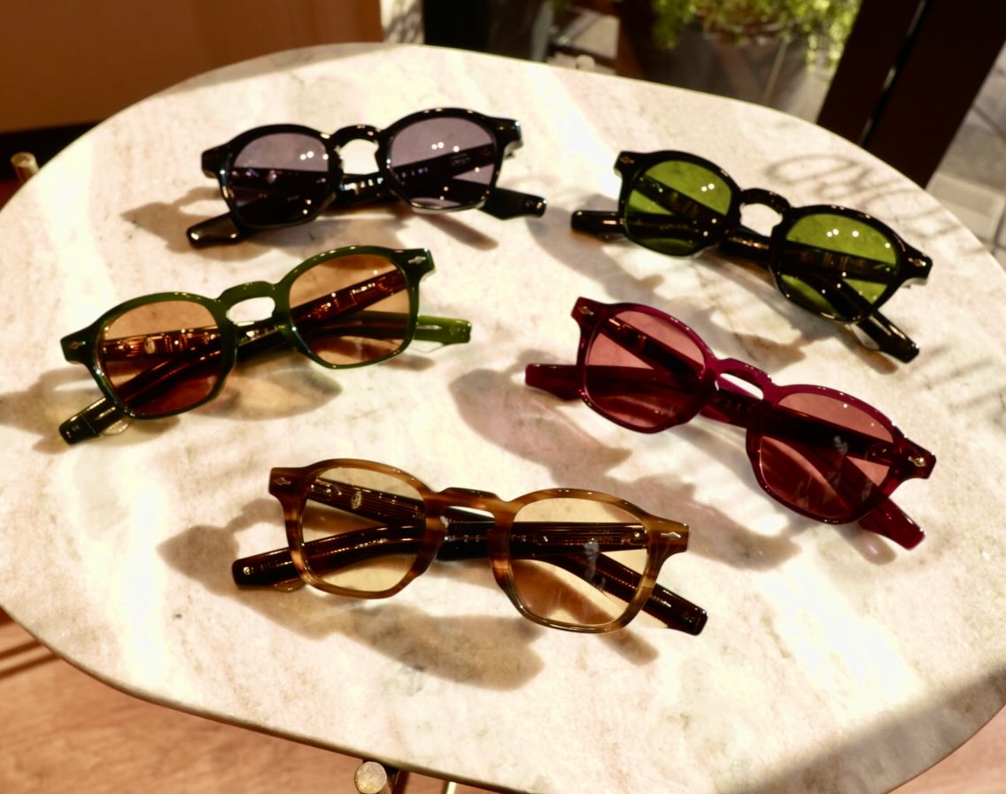 【ZEPHIRIN 5カラー入荷いたしました。】
JACQUES MARIE MAGE
“ZEPHIRIN ”
ブランドを象徴する「ZEPHIRIN」が入荷いたしました。
クラシックな佇まいをベースにしながら、力強いカッティングや美しく磨き上げられたアセテート、繊細なメタルディテールが存在感を演出。掛けた瞬間に伝わる重厚感と、細部まで丁寧に仕上げられたクラフトマンシップは、JACQUES MARIE MAGEならではの魅力です。
小ぶりなサイズバランスは、顔なじみの良さと上品な印象を両立。性別を問わず、クラシックなスタイルからモダンな装いまで自然に溶け込みます。
大量生産では決して表現できない、限られた生産本数だからこそ宿る特別感。
時を重ねるほどに、その一本だけの表情を楽しめるアイウェアです。
brand : JACQUES MARIE MAGE
model : ZEPHIRIN
color : 【Hazel】【Amarena】【Venom】【Borneo】【Raven】
shop data
::: ボズュー麻布 :::
最寄り駅 麻布十番駅
5b出口から徒歩約1分
住所 106-0045
東京都港区麻布十番1-10-12須田ビル 1F
03-6230-9983
azabu@beauxyeux.jp
JACQUES MARIE MAGE
"ZEPHIRIN"
"ZEPHIRIN", which symbolizes the brand, has arrived.
While based on the classic appearance, powerful cutting, beautifully polished acetate, and delicate metal details create a sense of presence. The sense of gravity conveyed the moment you hang it and the craftsmanship that is carefully finished down to the smallest detail are the unique charms of JACQUES MARIE MAGE.
The small size balance combines familiarity and elegant impression. Regardless of gender, it blends in naturally from classic styles to modern outfits.
A special feeling that can never be expressed in mass production because of the limited number of productions.
It is an eyewear that allows you to enjoy the expression of that one as time increases.
Shop Information
::: Beauxyeux Azabu :::
Nearest Station: Azabu-Juban Station
Approximately 1-minute walk from Exit 5b
Address: 1F Suda Building, 1-10-12 Azabu-Juban, Minato-ku, Tokyo 106-0045
03-6230-9983
azabu@beauxyeux.jp
MARIE MAGE
@beauxyeux_jiyugaoka