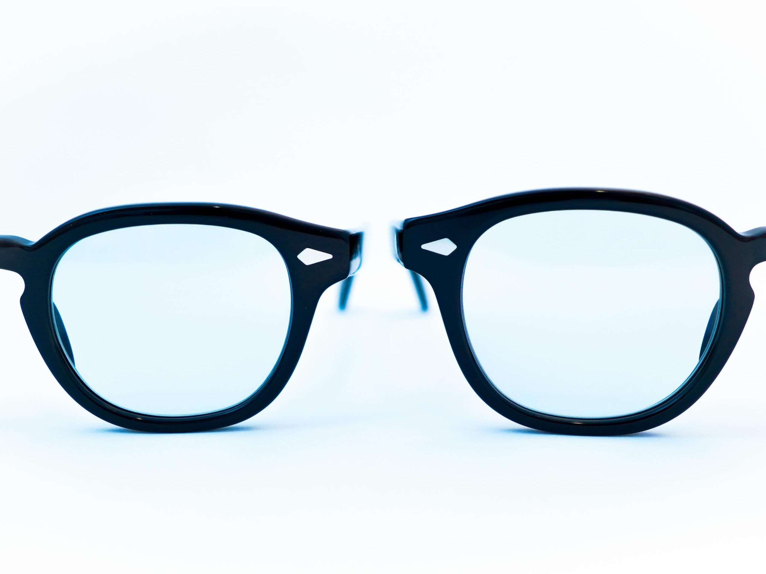 【MOSCOT RESORT COLLECTION】
brand : MOSCOT
model : LEMTOSH
color : black-blue ph
MOSCOTより、限定のRESORT COLLECTIONが入荷いたしました。
ブランドを代表するモデル LEMTOSH に、ブルーの調光レンズを組み合わせた特別なコレクション。
46と49の2サイズをご用意しております。
レンズは屋内では淡いブルー、紫外線を浴びることで約50%程度まで自然に濃度が変化(3枚目のみ着色)。
シーンに合わせて自然に表情を変え、快適な視界でお使いいただけます。
夏の装いに軽やかさと、時代に左右されない魅力を。
ぜひ店頭にてご覧ください。
shop data
::: ボズュー麻布 :::
最寄り駅 麻布十番駅
5b出口から徒歩約1分
住所 106-0045
東京都港区麻布十番1-10-12須田ビル 1F
03-6230-9983
azabu@beauxyeux.jp
The limited-edition RESORT COLLECTION from MOSCOT has arrived.
Featuring the iconic LEMTOSH, this special release is available in both 46 and 49 sizes, fitted with blue photochromic lenses.
Indoors, the lenses maintain a subtle blue tint. Under UV light, they gradually darken to approximately 50%, naturally adapting to changing light throughout the day.
Designed for the season, bringing a fresh yet timeless touch to your summer wardrobe.
We invite you to experience it at our store.
Shop Information
::: Beauxyeux Azabu :::
Nearest Station: Azabu-Juban Station
Approximately 1-minute walk from Exit 5b
Address: 1F Suda Building, 1-10-12 Azabu-Juban, Minato-ku, Tokyo 106-0045
03-6230-9983
azabu@beauxyeux.jp
@beauxyeux_jiyugaoka