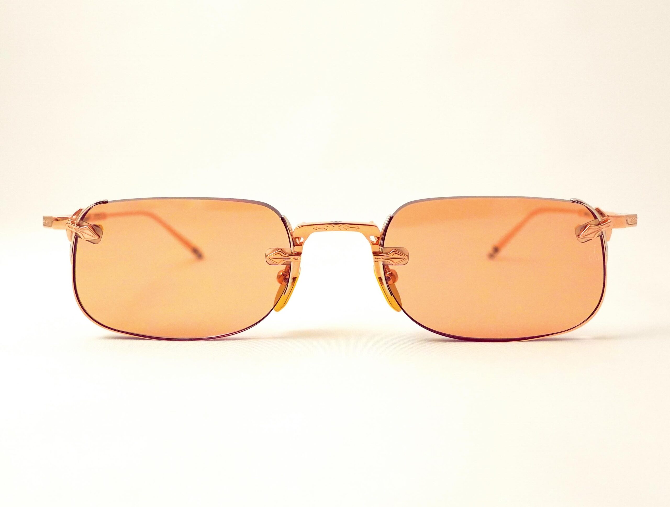 【JACQUES MARIE MAGE - FONDA】
brand : JACQUES MARIE MAGE
model : FONDA
color : sweetheart
リムレスならではの軽やかさと、JACQUES MARIE MAGEらしい存在感を兼ね備えた FONDA が入荷しております。
一見するとミニマルなデザインですが、ブリッジやヨロイ、テンプルには繊細な彫金や立体的なメタルワークが施され、角度を変えるたびに異なる表情を見せてくれます。
Sweetheartと名付けられたカラーリングは、淡いピンクゴールドのフレームと温かみのあるレンズカラーが美しく調和し、肌なじみの良い上品な表情を演出。掛ける人の印象を自然に引き立てながら、スタイリングに程よいアクセントを添えます。
主張しすぎることなく、それでいて確かな存在感を放つ一本。
細部にまで宿るクラフトマンシップは、実際に手に取ることでより深く感じていただけるはずです。
ぜひ店頭にてご覧ください。
shop data
::: ボズュー麻布 :::
最寄り駅 麻布十番駅
5b出口から徒歩約1分
住所 106-0045
東京都港区麻布十番1-10-12須田ビル 1F
03-6230-9983
azabu@beauxyeux.jp
FONDA has arrived—combining the lightness of a rimless design with the unmistakable presence of JACQUES MARIE MAGE.
Minimal at first glance, yet rich in detail. Intricate engravings and sculptural metalwork throughout the bridge, end pieces, and temples reveal a new expression from every angle.
The “Sweetheart” colorway pairs a soft pink-gold frame with warm-tinted lenses, creating a refined palette that complements the skin beautifully. Elegant and understated, it enhances the wearer’s natural features while adding a subtle accent to any style.
A piece that never demands attention, yet leaves a lasting impression.
The craftsmanship woven into every detail is something best appreciated in person.
We invite you to experience it at our store.
Shop Information
::: Beauxyeux Azabu :::
Nearest Station: Azabu-Juban Station
Approximately 1-minute walk from Exit 5b
Address: 1F Suda Building, 1-10-12 Azabu-Juban, Minato-ku, Tokyo 106-0045
03-6230-9983
azabu@beauxyeux.jp
@beauxyeux_jiyugaoka
