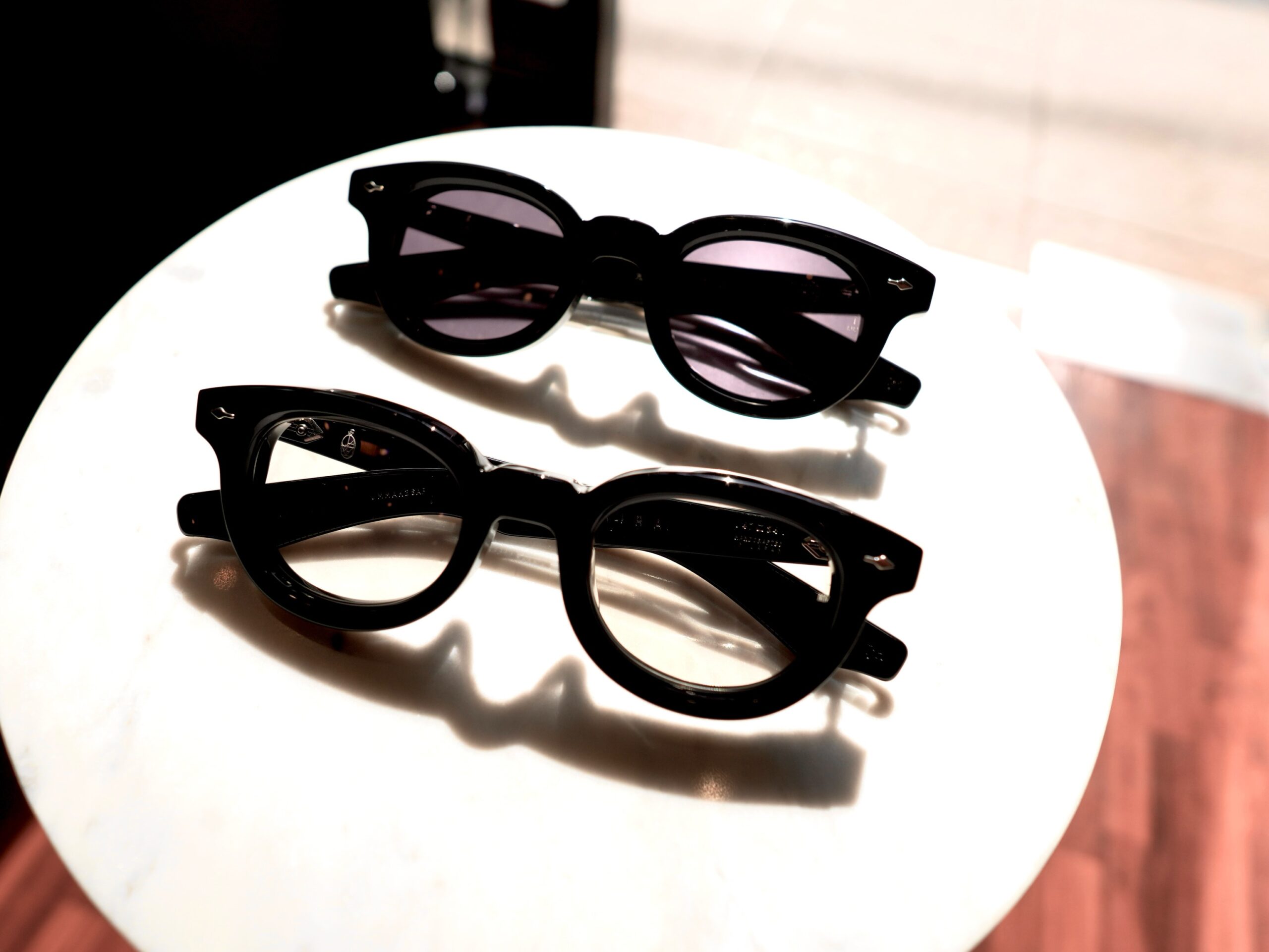 【JACQUES MARIE MAGE AKIRA入荷しました!】
ジャックマリーマージュの中でもお問い合わせが多いモデル名AKIRA(アキラ)が久々に入荷しました。
カラーはshadowになります。
モデル名のAKIRAは日本の映画監督の黒澤明氏にインスパイアされたモデルになります。
10mmの生地を使用した厚みのある素材にオーバル型をベースにアレンジされたデザインが受け入れられています。国内外でも人気が高く入手がしにくいモデルになっております。
少量の入荷のためお早めにお問い合わせくださいませ!
@beauxyeux_azabu
@jacquesmariemage