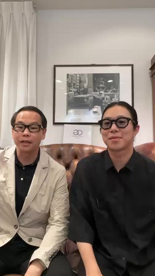 今回のインスタライブではOLIVER GOLDSMITHポップアップイベントと
ボズュー自由が丘オープン20周年を記念した別注モデルのご紹介をさせていただきました!
皆様のご来店お待ちしてます!
【イベント概要】
OLIVER GOLDSMITHポップアップイベント
オリバーゴールドスミス ポップアップイベント
開催日:’26年7月17日(金)から8月2日(日)
(合計17日間)
開催店舗:自由が丘店
【OLIVER GOLDSMITH(オリバー ゴールドスミス)】は1926年にフィリップ・オリバー・ゴールドスミス氏によってイギリスで創業されたアイウェアブランドです。
今回のイベントではこれまで店舗で開催していたイベントとは少し趣向を変えて、オリバーゴールドスミスというブランドを代表するいわゆる「アイコンモデル」を中心に人気のモデル&カラーバリエーション約100種類を期間限定で入荷しています!また、今回は特別にヴィンテージ愛好家のために2000年代初頭に少量のみ生産されていた”Hand Made England(イギリス製)”のヴィンテージフレームも僅かではありますがご用意いたしました。
普段は滅多に仕入れることのないアイテムが揃っているこの機会にぜひお時間を見つけて遊びにきてください!
スタッフ一同、皆様のご来店を心よりお待ちしております。
●入荷商品(現行モデル)一覧
『KOLUS-s』『CONSUL-s』『CONSUL-g』『CONSUL-g(Celluloid)』『VICE CONSUL-s』『VICE CONSUL-g』『LIBRARY 47』『LIBRARY 47(Celluloid)』『COUNSELLOR 53』『MILTON 50』『Oval/Pro 46』『Oliver Oban 46』『NSL3』『RIP』『COMMANDER(Celluloid)』『SHEPPERTON(Celluloid)』『ELSTREE』『PINEWOOD』『RADLETT 46』『PINNER 46』『SANTA』『CAPTAIN』『VICE CAPTAIN』『SEG』『SOPHIA』『HEP×ART COMES FIRST』『BERWICK』
●入荷商品(ヴィンテージ)一覧
『CAISA』『TAK』『AKI』『MISTINGUETT』『BERTEL』『EDDY』『RENZO』