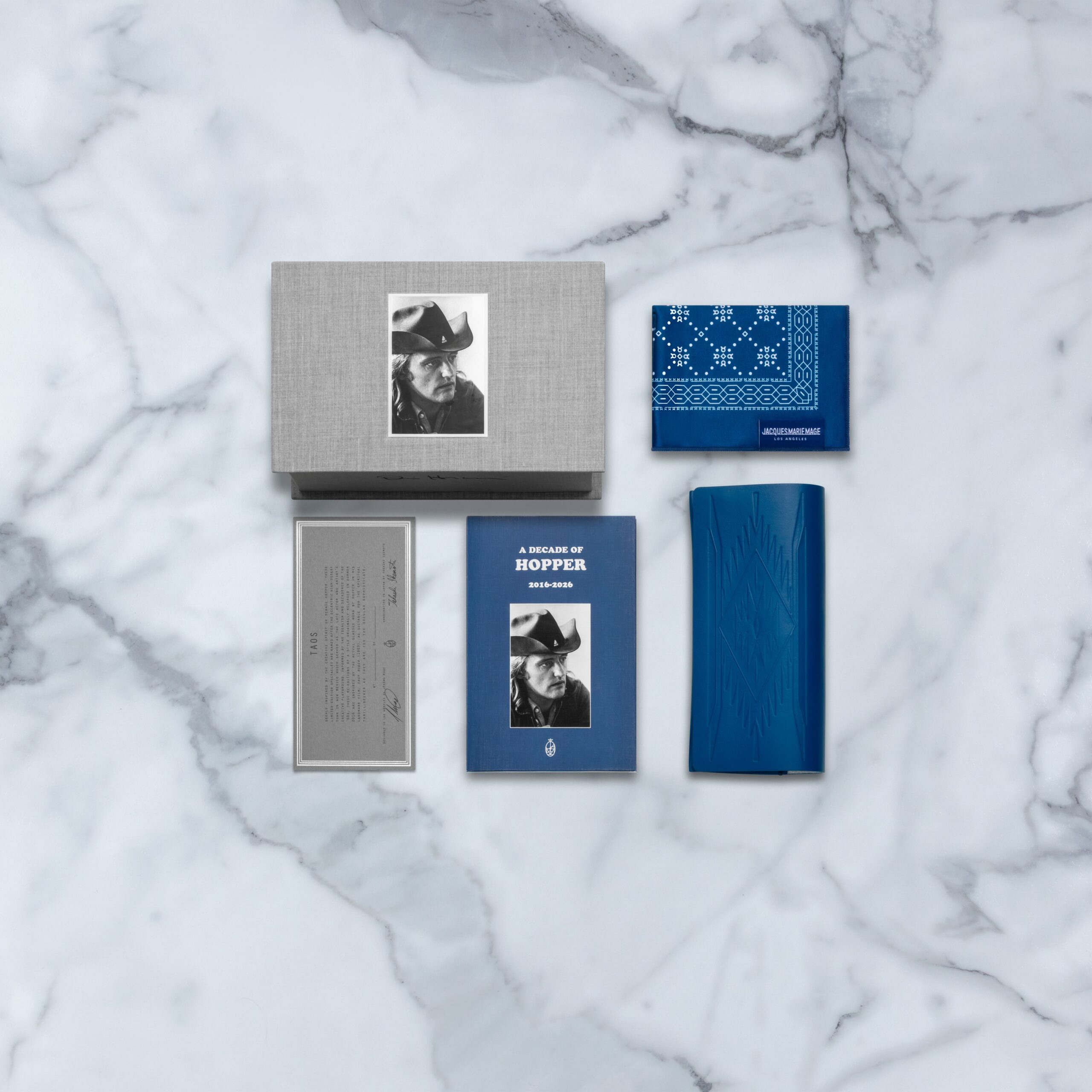 brand: JACQUES MARIE MAGE
A Decade of Hopper
JMMが2016年より続けてきた、Dennis Hopperとのクリエイティブパートナーシップ。
Denis HopperはJMMがブランド創設後初めてコラボレーションを行ったアーティストです。
本コレクションは、その10周年を記念して制作された特別なコレクションです。
Dennis Hopperが生涯を通じて体現した自由な精神、反骨心、そしてアメリカン・カウンターカルチャーへの深い影響を、JMMならではのクラフツマンシップで再解釈しています。
彼が実際に愛用していたアイウェアや写真作品、映画『Easy Rider』などを着想源とし、単なる復刻ではなく、現代に向けたコレクターズピースとして仕上げられています。
・TAOS
『Easy Rider』でDennis Hopper本人が着用したアイウェアをベースにした、JMMを代表するアイコンモデル。
・PEPPER
1965年に撮影された写真「Dennis Hopper in Front of a Dr. Pepper Sign」から着想を得た、1960年代を感じさせるオーバルシェイプ。
・DREAMER
Dennis Hopper本人のアーカイブコレクションから発見された1950年代のヴィンテージフレームをベースに新たにデザインされた新作モデル。
全てのモデルで12mm厚の生地を使用しており、よりボリューム感を楽しんでいただけるかと思います。
気になる方はお早めに。
商品に関するお問い合わせはDM、お電話、メールでも受付しておりますのでお気軽に問い合わせください。
︎shop data︎
最寄り駅 自由が丘
正面口出口から歩いて約5分です。
住所 152-0035
東京都目黒区自由が丘1-16-13ヒルズ自由が丘1F
︎03-5731-6612
info@beauxyeux.jp
︎ shop information︎
SHOP beauxyeux Jiyugaoka
ZIPCODE 152-0035
1F Hills Jiyugaoka 1-16-13
Jiyugaoka Meguro-ku Tokyo JAPAN
︎+81-35731-6612
info@beauxyeux.jp
#自由が丘
@beauxyeux_azabu
@jacquesmariemage