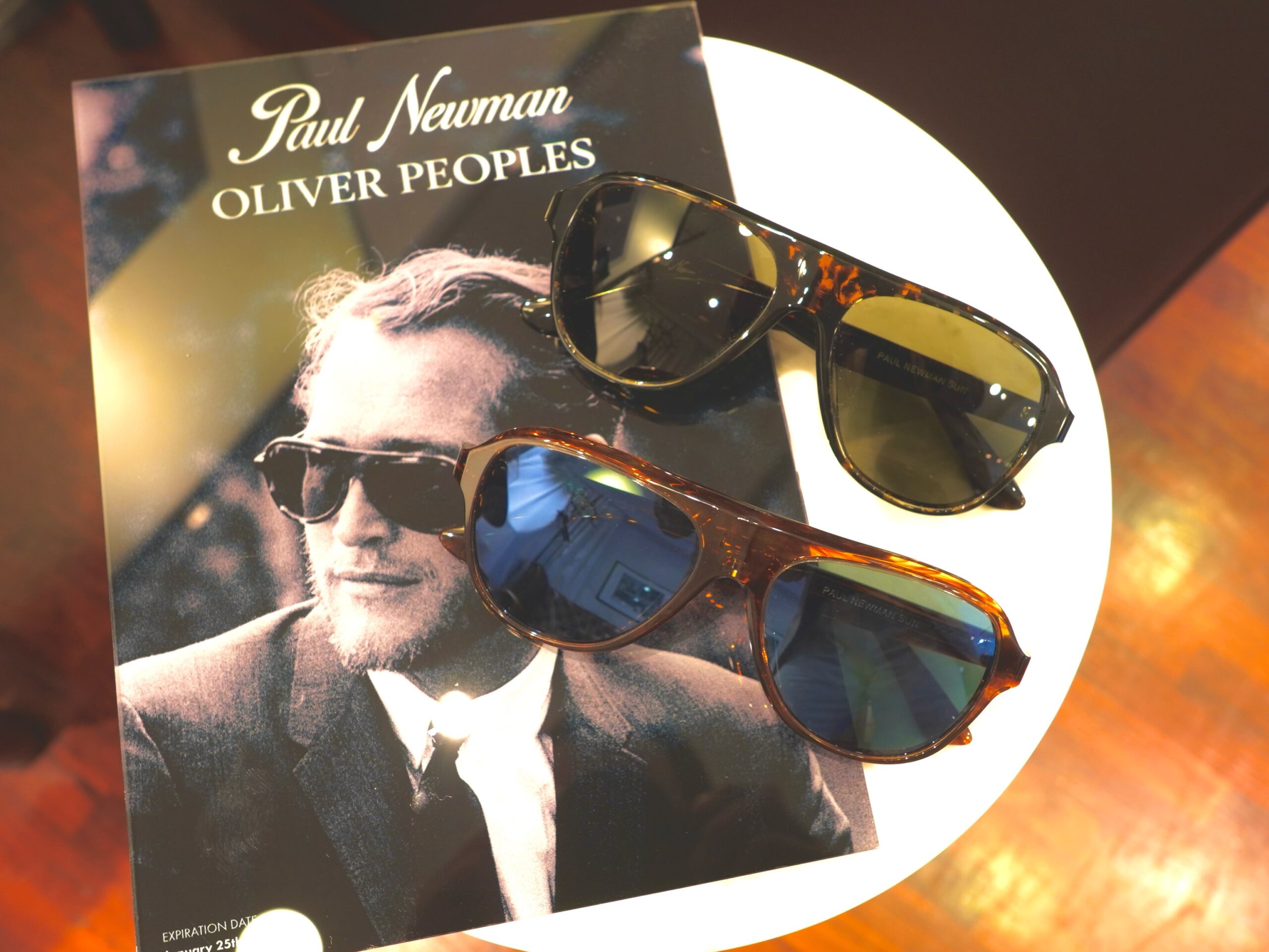 Oliver Peoplesより、時代を超えて愛されるハリウッドアイコン、ポール・ニューマンモデルのコレクションが入荷しました！
俳優、レーサー、そして慈善活動家として多くの人々を魅了した彼のスタイルを、現代のクラフツマンシップで表現しました。
映画の撮影現場でも、サーキットでも、日常の何気ない瞬間でも。常に彼のそばにあったサングラスは、やがてその存在自体がポール・ニューマンを象徴するアイコンとなりました。
特徴的なティアドロップシェイプや、さりげなく施されたディテール、彼のパーソナルスタイルを映し出すカラーリングなど、随所にこだわりが息づくコレクションです。
時代を超えて受け継がれるエレガンスと、静かな存在感をぜひ店頭でご体感ください。