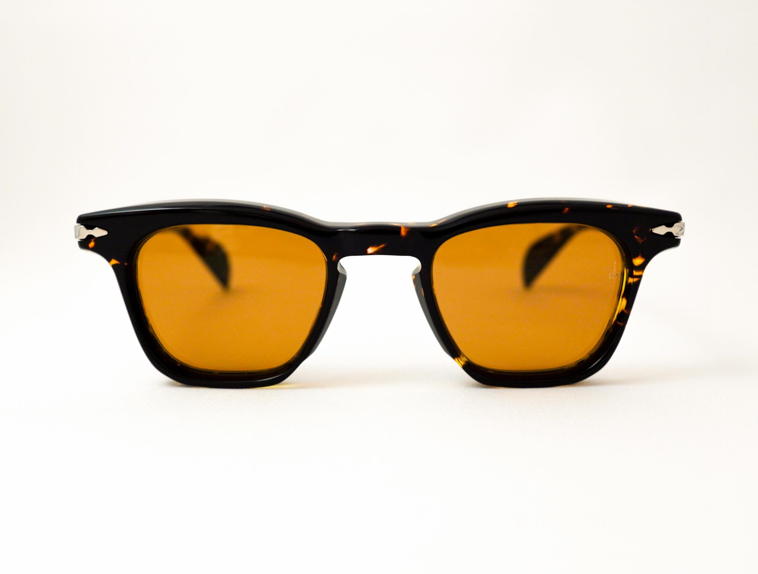 【JACQUES MARIE MAGE - KENNEDY】
brand : JACQUES MARIE MAGE
model : KENNEDY
color : Tokyo
理想と情熱の象徴として語り継がれる、第35代アメリカ合衆国大統領、ジョン・F・ケネディにちなんで名付けられたモデルです。
1950年代のアメリカンヴィンテージを反映した、小振りなウェリントンシェイプ。程よいボリューム感とキーホールブリッジが、クラシックで掛けやすい表情を生み出しています。
12mm厚の特注アセテートや、アローヘッドモノブロックヒンジ、彫刻を施したチタンテンプルなど、JACQUES MARIE MAGEならではの精緻なディテールも魅力です。
こちらのTokyoカラーは、深みのあるべっ甲柄とアンバーカラーのレンズを組み合わせた一本。クラシックな佇まいの中に程よい色気を宿します。
ぜひ店頭にてご覧ください。
shop data
::: ボズュー麻布 :::
最寄り駅 麻布十番駅
5b出口から徒歩約1分
住所 106-0045
東京都港区麻布十番1-10-12須田ビル 1F
03-6230-9983
azabu@beauxyeux.jp
Named after John F. Kennedy, the 35th President of the United States, this model pays tribute to a figure remembered as an enduring symbol of vision and determination.
Inspired by 1950s American vintage eyewear, KENNEDY features a compact Wellington silhouette with balanced proportions and a keyhole bridge, creating a timeless and effortlessly wearable design.
Signature details—including a sculpted 12mm custom acetate front, the Arrowhead Monoblock Hinge, and engraved titanium temples—reflect the meticulous craftsmanship that defines JACQUES MARIE MAGE.
Shown here in the Tokyo colorway, the rich tortoiseshell acetate is paired with amber lenses, offering a classic look with a subtle touch of character.
We invite you to experience it at our store.
Shop Information
::: Beauxyeux Azabu :::
Nearest Station: Azabu-Juban Station
Approximately 1-minute walk from Exit 5b
Address: 1F Suda Building, 1-10-12 Azabu-Juban, Minato-ku, Tokyo 106-0045
03-6230-9983
azabu@beauxyeux.jp
@beauxyeux_jiyugaoka