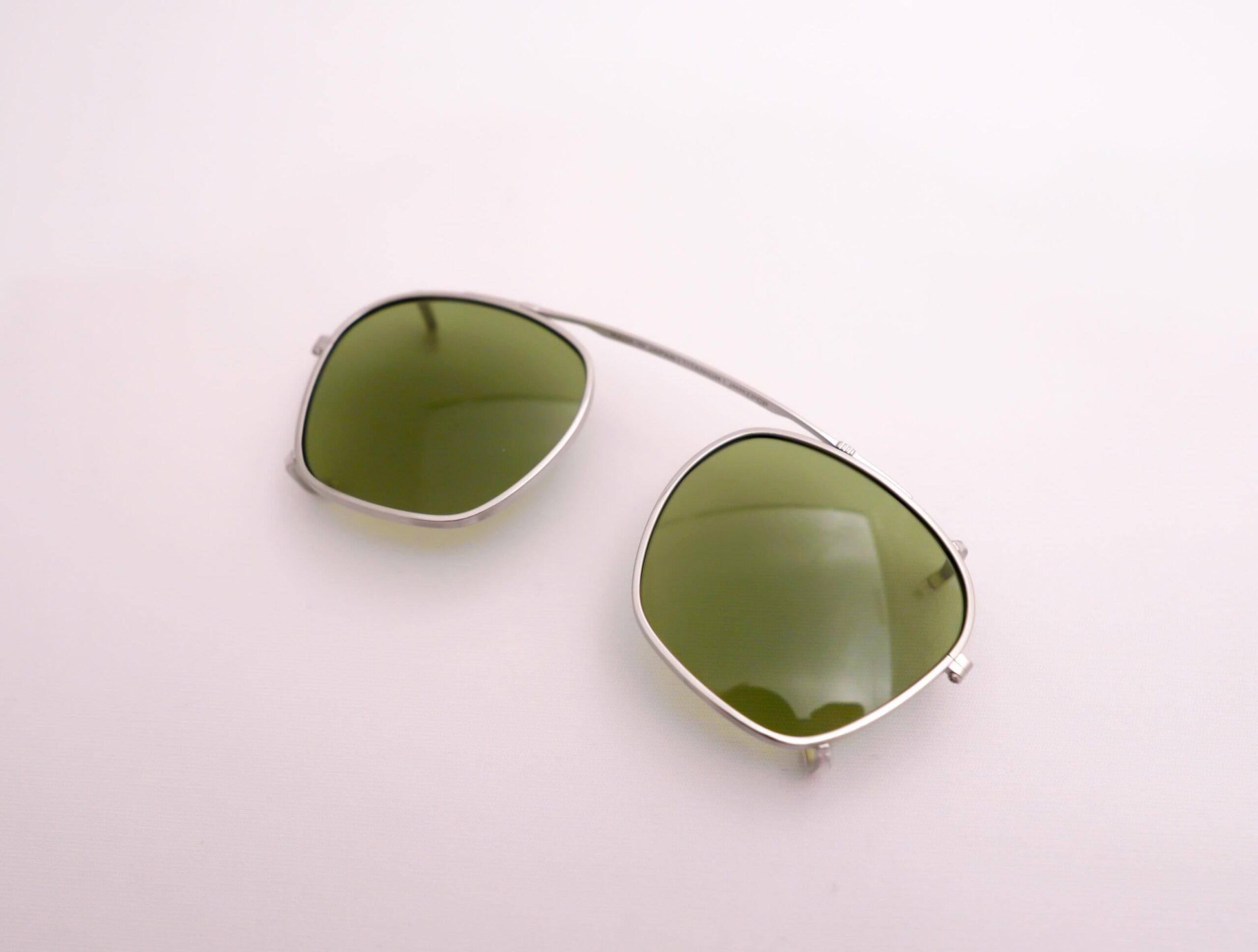 【JACQUES MARIE MAGE - ZEPHIRIN 44size CLIP ON】
brand : JACQUES MARIE MAGE
model : ZEPHIRIN 44size CLIP ON
color : Silver
JACQUES MARIE MAGEのアイウェアを、さらに魅力的に引き立てる「ZEPHIRIN 44size」専用のCLIP ONをご紹介いたします。
シルバーカラーのメタルリムに、深みのあるグリーンレンズを組み合わせた、「ZEPHIRIN 44size」専用のクリップオンサングラス。
高い強度と柔軟性、軽量性を兼ね備えたβチタンを採用し、10mm厚のフロントに合わせて設計された専用フックにより、スマートな装着感を実現しています。
フレームデザインに合わせた6ベースカーブのオリジナルカラーレンズには、裏面反射防止コーティングを施し、装着時の映り込みを軽減。快適な掛け心地とクリアな視界をお楽しみいただけます。
お手持ちの ZEPHIRIN の追加アイテムとしてはもちろん、フレームと合わせてお選びいただくことで、シーンに応じてメガネとサングラスを自在に使い分ける楽しみも広がります。
ぜひ店頭にてご覧ください。
shop data
::: ボズュー麻布 :::
最寄り駅 麻布十番駅
5b出口から徒歩約1分
住所 106-0045
東京都港区麻布十番1-10-12須田ビル 1F
03-6230-9983
azabu@beauxyeux.jp
Introducing the CLIP ON designed exclusively for the JACQUES MARIE MAGE ZEPHIRIN 44size, an accessory that further enhances the character of this iconic frame.
Featuring a silver-tone metal rim paired with deep green lenses, this clip-on is designed specifically for the ZEPHIRIN 44size.
Crafted from lightweight, highly durable and flexible β-titanium, it is equipped with custom-designed hooks that securely fit the 10mm-thick front of the frame, providing a seamless and comfortable fit.
The 6-base curved lenses are finished in an original JACQUES MARIE MAGE tint and feature an anti-reflective coating on the rear surface to minimize glare, ensuring exceptional comfort and visual clarity.
Whether as an addition to your existing ZEPHIRIN or paired with a new frame, this clip-on offers the versatility of effortlessly switching between optical eyewear and sunglasses to suit any occasion.
We invite you to experience it at our store.
Shop Information
::: Beauxyeux Azabu :::
Nearest Station: Azabu-Juban Station
Approximately 1-minute walk from Exit 5b
Address: 1F Suda Building, 1-10-12 Azabu-Juban, Minato-ku, Tokyo 106-0045
03-6230-9983
azabu@beauxyeux.jp
@beauxyeux_jiyugaoka
