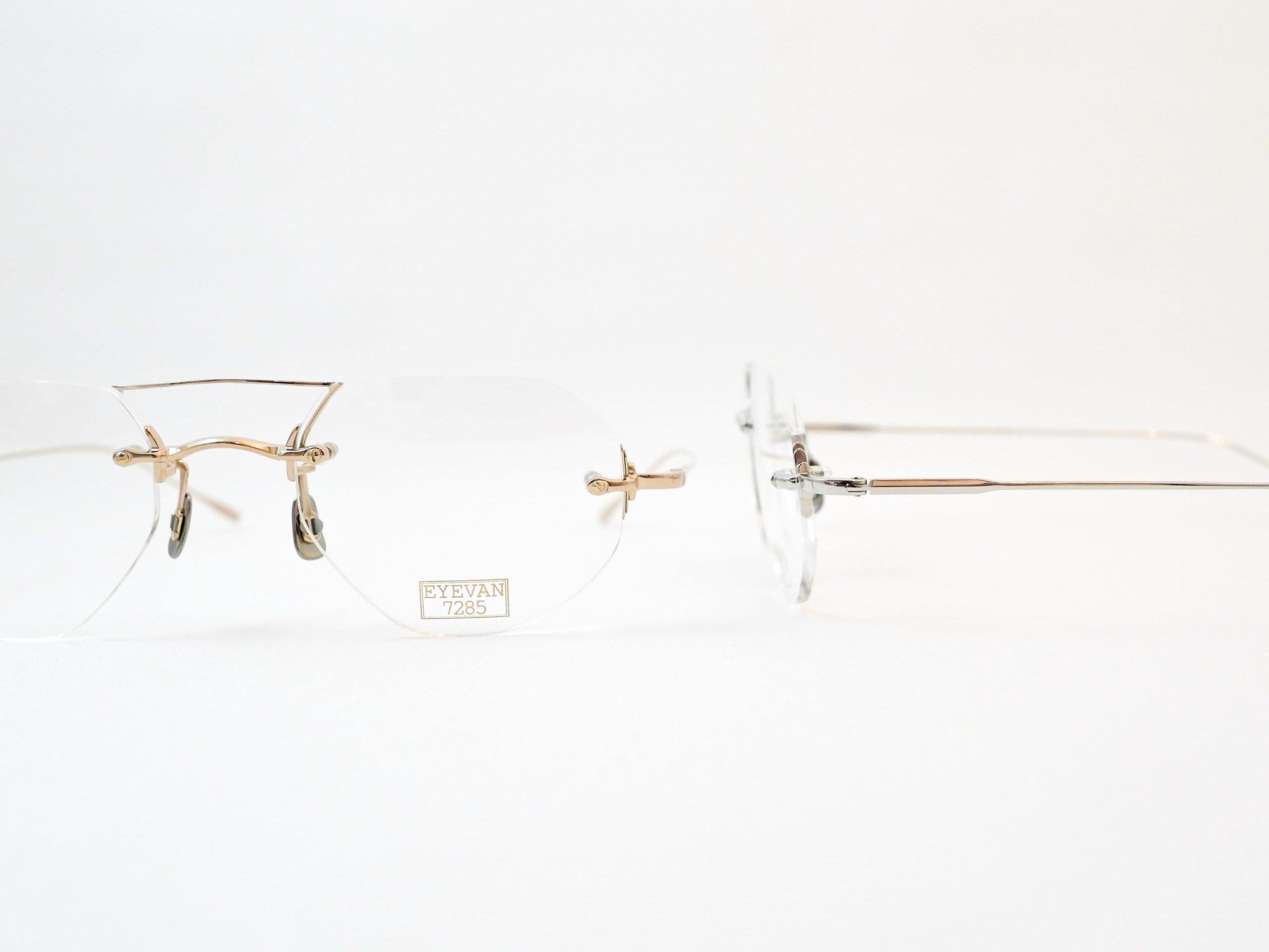 【EYEVAN7285 - 新作 1296-1, 1296-2】
brand : EYEVAN7285
model : 1296-1, 1296-2
color : 800, 902
EYEVAN 7285より、新作「1296-1」「1296-2」が入荷しております。
カラーは、それぞれシルバーの 800 と、ゴールドの 902 の2色をご用意しております。
ブランドを代表する「1096」の系譜を受け継ぐ、ツーブリッジのリムレスフレーム。
上部のブリッジを取り外すことでシングルブリッジとしても着用できる、2WAY仕様のユニークな構造を採用しています。
ヨロイやテンプルには、高級ドレスウォッチのケースやダイヤルから着想を得た繊細なディテールを落とし込み、熟練した手作業による研磨によって、シャープで美しいエッジを際立たせています。
「1296-1」はスクエア寄りの端正なシェイプ、「1296-2」は柔らかな玉型を採用。
リムレスならではの軽やかさの中に、ツーブリッジがさりげない個性を添え、スタイリングを上品かつ知的な印象へ導いてくれます。シーンや装いに合わせて上部のブリッジを取り外し、シンプルでミニマルな印象へと表情を変えてお楽しみいただける一本です。
ぜひ店頭にてご覧ください。
shop data
::: ボズュー麻布 :::
最寄り駅 麻布十番駅
5b出口から徒歩約1分
住所 106-0045
東京都港区麻布十番1-10-12須田ビル 1F
03-6230-9983
azabu@beauxyeux.jp
The new 1296-1 and 1296-2 from EYEVAN 7285 are now available.
Available in two finishes for each model: 800 Silver and 902 Gold.
A rimless two-bridge design that carries on the design language of the brand’s iconic 1096.
Featuring a unique 2-way construction, the upper bridge can be removed to transform the frame into a clean single-bridge style.
The rim lock and temples are detailed with refined elements inspired by the cases and dials of luxury dress watches, while meticulous hand polishing enhances the frame’s crisp, beautifully defined edges.
The 1296-1 features a refined, square-leaning silhouette, while the 1296-2 offers a softer lens shape.
Combining the lightness unique to a rimless frame with the subtle character of a two-bridge design, these models create a sophisticated and intellectual look. Depending on the occasion or your styling, the removable upper bridge allows the frame to transform into a cleaner, more minimalist expression.
We invite you to experience them at our store.
Shop Information
::: Beauxyeux Azabu :::
Nearest Station: Azabu-Juban Station
Approximately 1-minute walk from Exit 5b
Address: 1F Suda Building, 1-10-12 Azabu-Juban, Minato-ku, Tokyo 106-0045
03-6230-9983
azabu@beauxyeux.jp
@beauxyeux_jiyugaoka