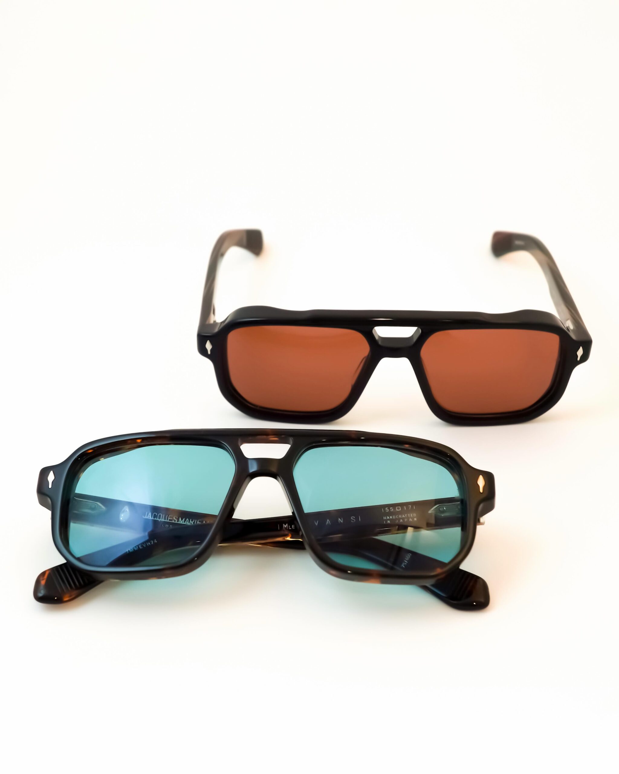 【JACQUES MARIE MAGE - EVANS 新色】
brand : JACQUES MARIE MAGE
model : EVANS
color : Aegen, Velours
JACQUES MARIE MAGEより、人気モデル「EVANS」の新色が入荷しております。
カラーは、べっ甲調アセテートに、鮮やかなブルーグリーンレンズを組み合わせた Aegen と、艶やかなブラックアセテートに、ブラウンの美しい柄が映えるアセテートと、上品で深みのある赤系レンズを組み合わせた Velours の2色をご用意しております。
映画『ゴッドファーザー』(1972)や『ポパイ』(1980)などを手掛けた、ハリウッドを代表する伝説的プロデューサー、ロバート・エヴァンスが愛用していたメガネをオマージュしたモデルです。
ツーブリッジを採用したウェリントンシェイプは、程よい存在感がありながら顔馴染みも良く、幅広いスタイルに取り入れやすいデザイン。
JACQUES MARIE MAGEならではの重厚感と洗練された佇まいを兼ね備えた、非常に人気の高いモデルです。
ぜひ店頭にてご覧ください。
shop data
::: ボズュー麻布 :::
最寄り駅 麻布十番駅
5b出口から徒歩約1分
住所 106-0045
東京都港区麻布十番1-10-12須田ビル 1F
03-6230-9983
azabu@beauxyeux.jp
New colorways of the popular EVANS by JACQUES MARIE MAGE have just arrived.
Available in two distinctive colorways: Aegen, featuring tortoiseshell acetate paired with vibrant blue-green lenses, and Velours, combining glossy black acetate with beautifully patterned brown acetate accents and elegant deep burgundy lenses.
EVANS pays homage to the eyewear worn by legendary Hollywood producer Robert Evans, best known for films such as The Godfather (1972) and Popeye (1980).
Featuring a double-bridge Wellington silhouette, EVANS offers a bold yet versatile design that complements a wide range of face shapes. Combining JACQUES MARIE MAGE’s signature substantial presence with refined craftsmanship, it remains one of the brand’s most popular models.
We invite you to discover it in store.
Shop Information
::: Beauxyeux Azabu :::
Nearest Station: Azabu-Juban Station
Approximately 1-minute walk from Exit 5b
Address: 1F Suda Building, 1-10-12 Azabu-Juban, Minato-ku, Tokyo 106-0045
03-6230-9983
azabu@beauxyeux.jp
MARIE MAGE
@beauxyeux_jiyugaoka