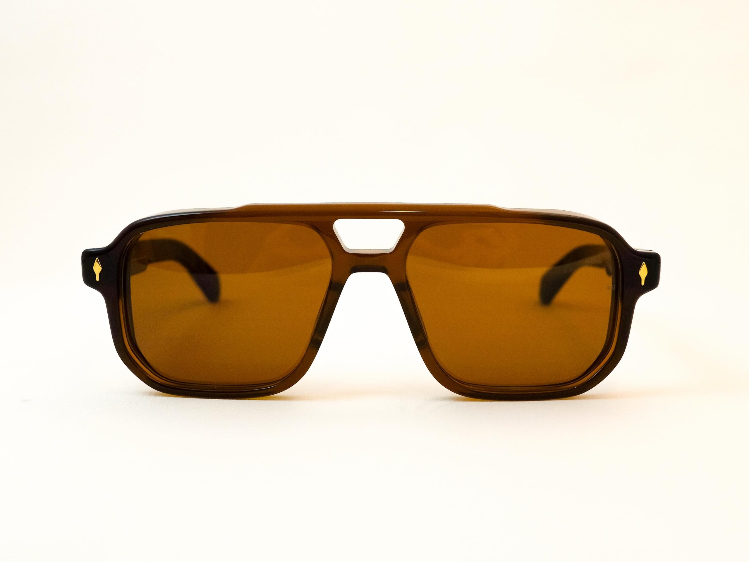 【JACQUES MARIE MAGE - EVANS 新色】
brand : JACQUES MARIE MAGE
model : EVANS
color : Cafe
JACQUES MARIE MAGEより、人気モデル「EVANS」の新色が入荷しております。
前回の投稿の後に入荷した新色「Cafe」は、透け感のあるブラウンのアセテートに、同色のブラウンレンズを組み合わせたクラシックで上品な色味が魅力のカラーとなっております。
芯金やカシメ、丁番等の金具類はダークゴールドとなっており、ブラウンとの相性も良く統一感のあるお色味です。
映画『ゴッドファーザー』(1972)や『ポパイ』(1980)などを手掛けた、ハリウッドを代表する伝説的プロデューサー、ロバート・エヴァンスが愛用していたメガネをオマージュしたモデルです。
ツーブリッジを採用したウェリントンシェイプは、程よい存在感がありながら顔馴染みも良く、幅広いスタイルに取り入れやすいデザイン。
JACQUES MARIE MAGEならではの重厚感と洗練された佇まいを兼ね備えた、非常に人気の高いモデルです。
ぜひ店頭にてご覧ください。
shop data
::: ボズュー麻布 :::
最寄り駅 麻布十番駅
5b出口から徒歩約1分
住所 106-0045
東京都港区麻布十番1-10-12須田ビル 1F
03-6230-9983
azabu@beauxyeux.jp
A new colorway of the highly sought-after EVANS by JACQUES MARIE MAGE has just arrived.
Following our previous post, we are pleased to introduce the new “Cafe” colorway. Featuring translucent brown acetate paired with matching brown lenses, this refined combination offers a classic and sophisticated aesthetic. The core wire, rivets, hinges, and other metal details are finished in dark gold, complementing the brown tones beautifully and creating a cohesive, elegant look.
EVANS is an homage to the eyewear worn by Robert Evans, the legendary Hollywood producer behind iconic films such as The Godfather (1972) and Popeye (1980).
The Wellington-shaped frame features a distinctive double-bridge design that offers just the right amount of presence while remaining remarkably flattering and easy to incorporate into a wide range of styles.
Combining the substantial character and refined presence that JACQUES MARIE MAGE is renowned for, EVANS remains one of the brand’s most popular models.
We invite you to visit us in store and experience it in person.
Shop Information
::: Beauxyeux Azabu :::
Nearest Station: Azabu-Juban Station
Approximately 1-minute walk from Exit 5b
Address: 1F Suda Building, 1-10-12 Azabu-Juban, Minato-ku, Tokyo 106-0045
03-6230-9983
azabu@beauxyeux.jp
@beauxyeux_jiyugaoka