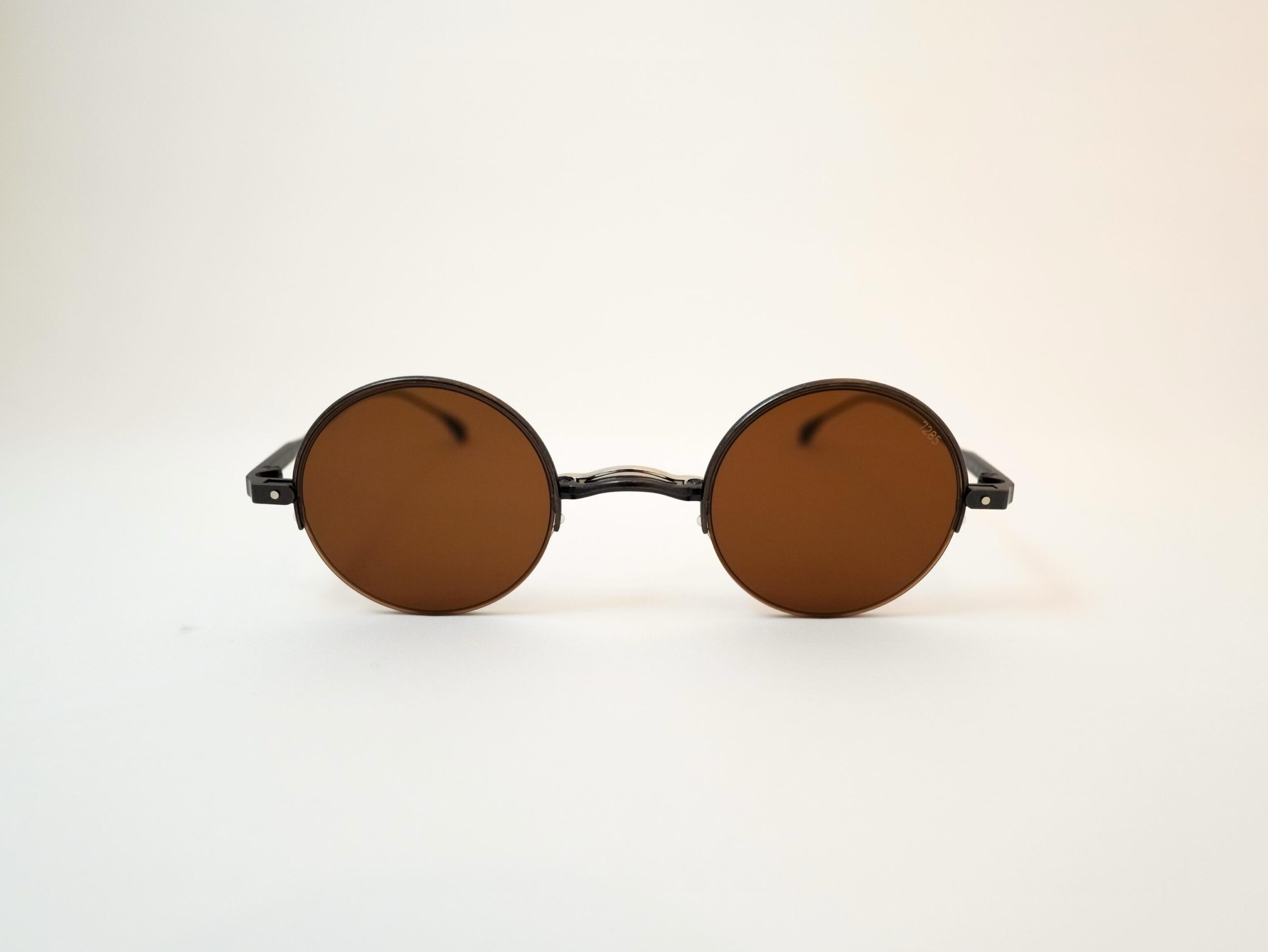 【EYEVAN7285 - 新作 824】

brand : EYEVAN7285
model : 824
color : 827-MR BR

EYEVAN7285より、新作「824」が入荷しております。

カラーは燻んだシルバーカラーのチタニウムを使用したフレームに深みのあるブラウンレンズが採用されています。

京都の匿名的な陶芸家が1950年代に自身で設計した眼鏡がデザインソースのモデルとなっており、作業性を考慮してレンズ下部を大胆にカットしたハーフラウンドの替えレンズが付属しております。

また、鼻あて部にはサイズに合わせて交換可能な一山ブリッジを採用することで、装着者に適したフィット感を選択できます。

テンプルにはβチタニウムが採用されており、軽く、さらに強度と柔軟性を両立した掛け心地をご提供いたします。

ミニマルな造形ゆえに様々なスタイリングにフィットするため、シーンを選ばずお使いいただける一本です。

ぜひ店頭にてご覧ください。

shop data 
::: ボズュー麻布 :::
最寄り駅 麻布十番駅
5b出口から徒歩約1分
住所 106-0045
東京都港区麻布十番1-10-12須田ビル 1F
03-6230-9983
azabu@beauxyeux.jp 

The new EYEVAN 7285 model “824” has arrived.

The frame is crafted from titanium in a muted silver finish and paired with deep brown lenses.

The design is inspired by a pair of glasses personally designed in the 1950s by an anonymous ceramic artist from Kyoto. For greater practicality during work, the model comes with interchangeable half-round lenses featuring a bold cut along the lower edge.

The nose bridge features an interchangeable saddle bridge, allowing the wearer to choose the fit that best suits their size.

β-titanium is used for the temples, providing a lightweight fit that combines strength with flexibility for exceptional comfort.

Its minimal design makes it easy to pair with a wide range of styles, making it a versatile piece that can be worn across any occasion.

We invite you to visit us in store and experience the 824 for yourself.

Shop Information 
::: Beauxyeux Azabu :::
Nearest Station: Azabu-Juban Station
Approximately 1-minute walk from Exit 5b
Address: 1F Suda Building, 1-10-12 Azabu-Juban, Minato-ku, Tokyo 106-0045
03-6230-9983
azabu@beauxyeux.jp

@beauxyeux_jiyugaoka