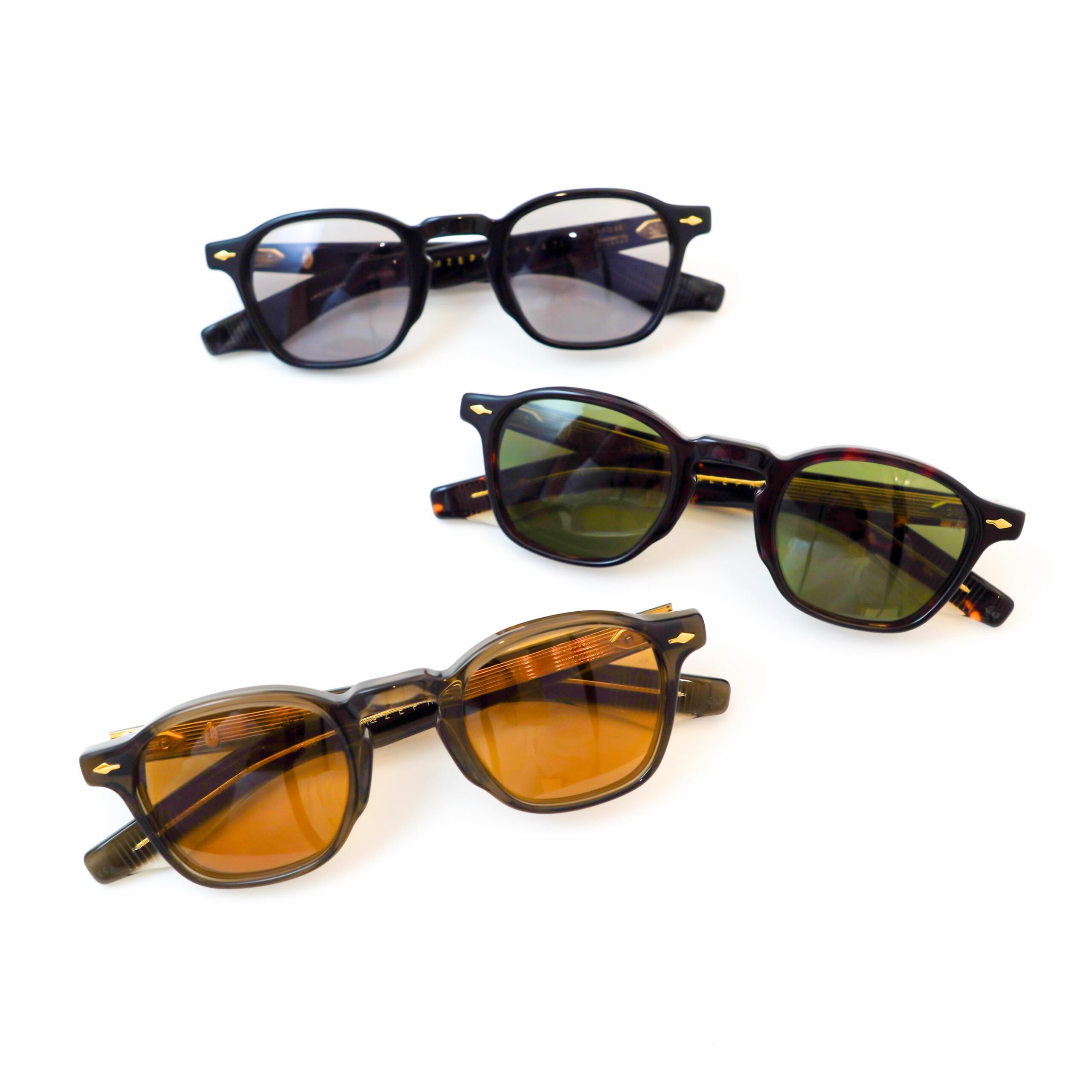 【JACQUES MARIE MAGE - ZEPHIRIN 47 新色】
brand : JACQUES MARIE MAGE
model : ZEPHIRIN 47
color : London, Etna, Griffin
JACQUES MARIE MAGEの人気モデル ZEPHIRIN 47 の新色が入荷しております。
透明感のあるベージュブラウンのアセテートに、温かみのあるアンバーブラウンのレンズを組み合わせた London。
柔らかな色合いで、馴染みよく掛けやすいカラーです。
深みのあるべっ甲柄のアセテートに、落ち着いたグリーンレンズを合わせた Etna。
クラシックな配色ながら、柄の表情が程よいアクセントになっています。
艶やかなブラックをベースに、テンプルの内側には上品なホーン調の柄を配した Griffin。
外側から覗くゴールドカラーの芯金がアクセントとなり、程よい濃度のグレーのレンズとともに、シックな印象に仕上げられています。
通常のZEPHIRINよりもひと回り大きいサイズ感の ZEPHIRIN 47。
それぞれ異なる魅力を持つ、新たな3色が揃いました。
ぜひ店頭にてお試しください。
shop data
::: ボズュー麻布 :::
最寄り駅 麻布十番駅
5b出口から徒歩約1分
住所 106-0045
東京都港区麻布十番1-10-12須田ビル 1F
03-6230-9983
azabu@beauxyeux.jp
JACQUES MARIE MAGE’s popular ZEPHIRIN 47 is now available in three new colorways.
London features translucent beige-brown acetate paired with warm amber-brown lenses.
The soft color palette makes it an easy and versatile colorway to wear.
Etna combines richly patterned tortoiseshell acetate with understated green lenses.
The classic color combination is complemented by the distinctive character of the acetate pattern.
Griffin features a glossy black acetate front with an elegant horn-patterned finish on the inside of the temples.
Gold-tone wire cores visible from the outside add a subtle accent, while the versatile grey lenses complete its sophisticated look.
Slightly larger than the standard ZEPHIRIN, the ZEPHIRIN 47 offers a more generous fit.
Three new colorways, each with its own distinctive character, are now available.
We invite you to experience them at our store.
Shop Information
::: Beauxyeux Azabu :::
Nearest Station: Azabu-Juban Station
Approximately 1-minute walk from Exit 5b
Address: 1F Suda Building, 1-10-12 Azabu-Juban, Minato-ku, Tokyo 106-0045
03-6230-9983
azabu@beauxyeux.jp
@beauxyeux_jiyugaoka