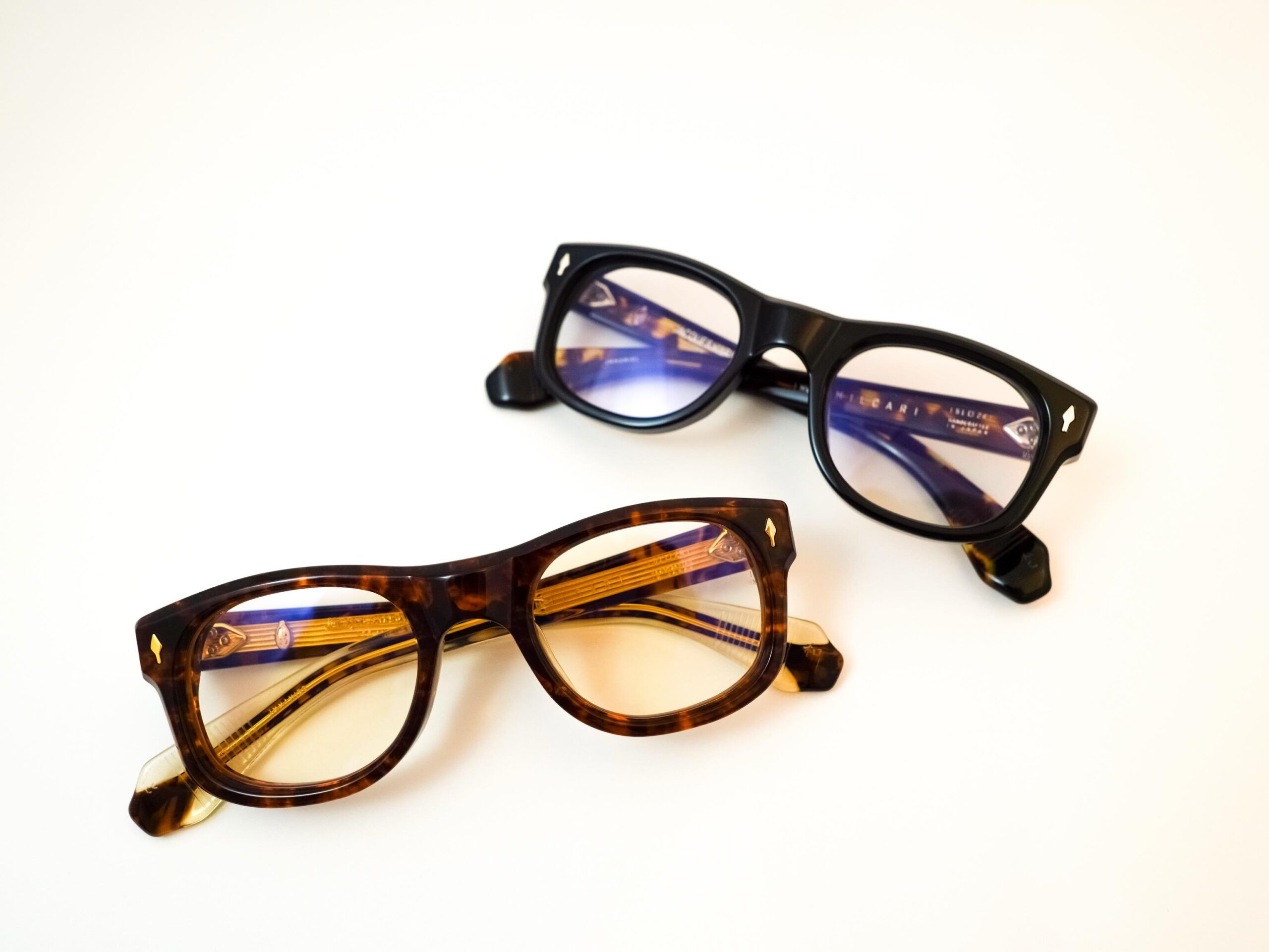 【JACQUES MARIE MAGE - 新作AMILCAR 入荷】

brand : JACQUES MARIE MAGE
model : AMILCAR
color : Noir, Argyle

JACQUES MARIE MAGEより、新作モデルの「AMILCAR
」が入荷しております。

ブラックを軸にべっ甲柄のアセテートを合わせたフレームに、薄いブラウンのクリアレンズが組み合わされたNoir。

明るめのべっ甲柄を軸に切り替えでクリアのアセテートを合わせたフレームに、薄いオレンジのクリアレンズが組み合わされたArgyle。

どちらも使いやすいお色味の代表であり、初期ヨーロッパ製スポーツカーの流線型の美しさからインスピレーションを得たクラシックなデザイン、JACQUES MARIE MAGEと言えばの仕様である、10mmの極厚アセテート生地からくる重厚感、どれを取っても一級品と言えるでしょう。

レンズにつきましては、別のカラーを入れてサングラスとして使うも良し、度入りにして眼鏡として使うも良しのどちらとしても使い勝手の良い、スタイルを選ばないアイテムとなっております。

ぜひ店頭にてご覧ください。

shop data 
::: ボズュー麻布 :::
最寄り駅 麻布十番駅
5b出口から徒歩約1分
住所 106-0045
東京都港区麻布十番1-10-12須田ビル 1F
03-6230-9983
azabu@beauxyeux.jp 

The new AMILCAR model from JACQUES MARIE MAGE has arrived.

Noir features a frame combining black acetate with tortoiseshell accents, paired with lightly tinted brown clear lenses.

Argyle features a lighter tortoiseshell acetate frame with clear acetate accents, paired with lightly tinted orange clear lenses.

Both colorways are exceptionally versatile and easy to wear. The design is rooted in the classic, streamlined beauty of early European sports cars, while the substantial presence created by JACQUES MARIE MAGE’s signature 10mm-thick acetate brings an unmistakable sense of weight and character. Every detail comes together to create a truly exceptional piece.

As for the lenses, they can be customized in another color for use as sunglasses, or fitted with prescription lenses to be worn as everyday eyeglasses. Their versatility allows them to complement a wide range of styles and occasions.

We invite you to visit us in store and experience the AMILCAR for yourself.

Shop Information 
::: Beauxyeux Azabu :::
Nearest Station: Azabu-Juban Station
Approximately 1-minute walk from Exit 5b
Address: 1F Suda Building, 1-10-12 Azabu-Juban, Minato-ku, Tokyo 106-0045
03-6230-9983
azabu@beauxyeux.jp

@beauxyeux_jiyugaoka