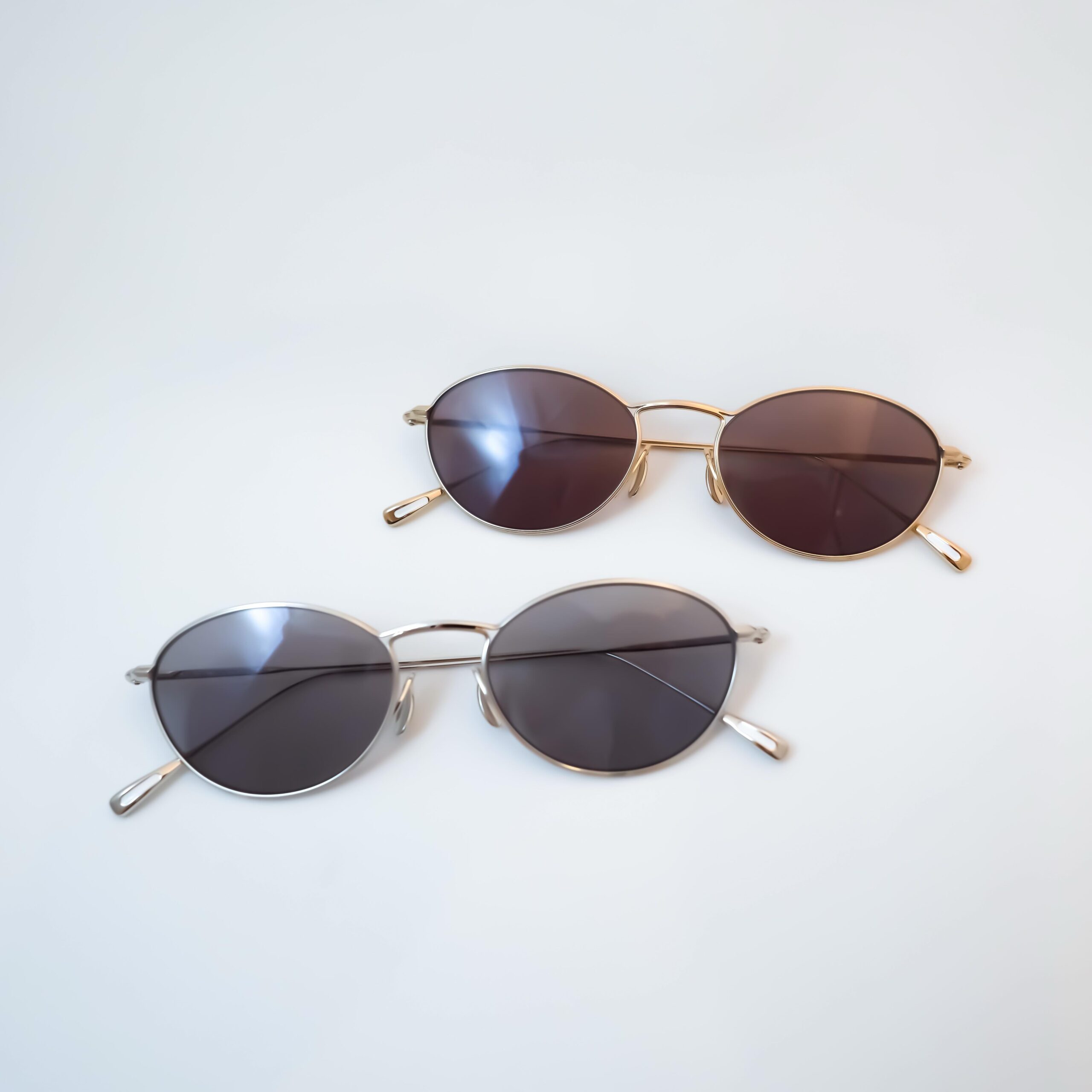 【YUICHI TOYAMA. 新作U-183 IVY col.01/02 入荷】
brand : YUICHI TOYAMA.
model : U-183 IVY
color : 01, 02
YUICHI TOYAMA.より、新作U-183 IVYが入荷しております。
シルバーフレームにグレーのレンズが組み合わされた「01」と、ライトゴールドのフレームにブラウンのレンズが組み合わされた「02」の2色が当店の展開となります。
19thコレクションにて登場した、丸みを出した柔らかな印象のフォックスシェイプ型のサングラスです。
ダブルダッチ(2本の縄を使った縄跳び競技)からインスピレーションを得たブランド独自の構造を組み合わせることで、ミニマルなフレームですが、より存在感と上品さを演出されたデザインとなっております。
βチタニウム製のフレームで弾力があり、デザインだけでなく掛け心地も軽く柔らかいため、様々なシーン、スタイリングでお楽しみいただけます。
レンズカラーも暗過ぎず明る過ぎず、王道カラーであるブラウンとグレーのため、ミニマルなフレームに少しの良い違和感を持たせてくれます。
ぜひ店頭にてご覧ください。
shop data
::: ボズュー麻布 :::
最寄り駅 麻布十番駅
5b出口から徒歩約1分
住所 106-0045
東京都港区麻布十番1-10-12須田ビル 1F
03-6230-9983
azabu@beauxyeux.jp
The new U-183 IVY from YUICHI TOYAMA. has arrived.
We are carrying two colorways: “01,” featuring a silver frame paired with grey lenses, and “02,” featuring a light gold frame paired with brown lenses.
These sunglasses feature a softly rounded fox shape, first introduced as part of the 19th Collection. By incorporating the brand’s signature construction, inspired by double Dutch—a jump-rope discipline using two ropes—the design gives the otherwise minimal frame a distinctive presence and refined character.
The frame is made from β-titanium, offering a naturally flexible feel. Along with its clean design, its lightness and softness make it comfortable to wear, allowing it to be styled and enjoyed across a wide range of occasions and looks.
The lenses are also balanced in tone—not too dark and not too light—in classic brown and grey shades. They add just the right touch of unexpected character to the minimal frame.
We invite you to see the U-183 IVY in person at our store.
Shop Information
::: Beauxyeux Azabu :::
Nearest Station: Azabu-Juban Station
Approximately 1-minute walk from Exit 5b
Address: 1F Suda Building, 1-10-12 Azabu-Juban, Minato-ku, Tokyo 106-0045
03-6230-9983
azabu@beauxyeux.jp
@beauxyeux_jiyugaoka