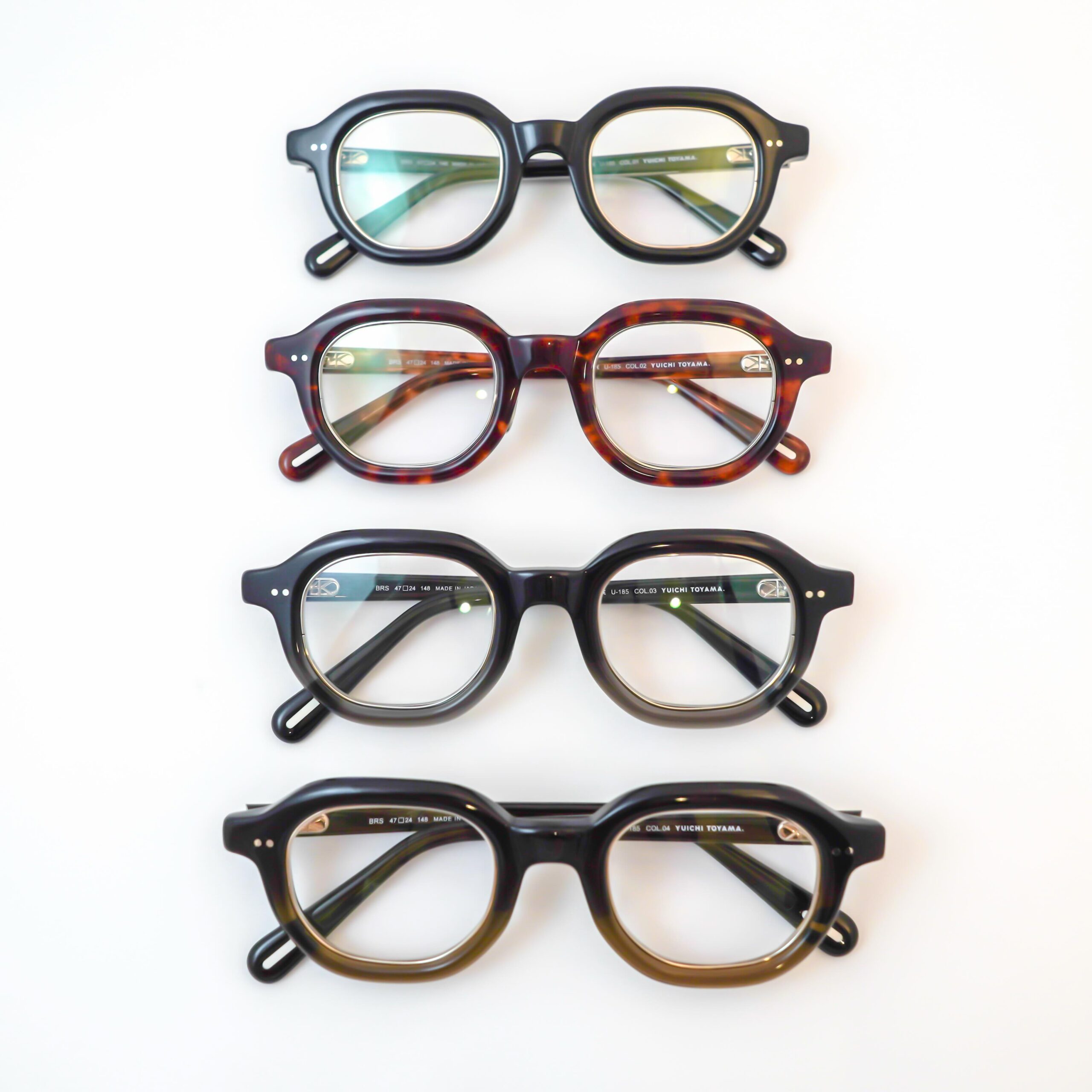 【YUICHI TOYAMA. 新作 U-185 BRS 入荷】
brand : YUICHI TOYAMA.
model : U-185 BRS
color : 01, 02, 03, 04
YUICHI TOYAMA.より、新作「U-185 BRS」が入荷いたしました。
柔らかな丸みを持たせたアセテートフロントに、メタルのインナーリムを組み合わせたモデル。
アセテートの内側から覗く繊細なメタルが、シンプルなシェイプに程よい立体感と奥行きを与える、YUICHI TOYAMA.らしいデザインです。
カラーは、01、02、03、04の4色をご用意しております。
ブラックに淡いゴールドを合わせた 01。
明るめのべっ甲柄にシルバーを合わせた 02。
グレーのグラデーションにシルバーを合わせた 03 と、ブラウンのグラデーションに淡いゴールドを合わせた 04。
03、04は濃い部分にもわずかに透明感があり、光の当たり方によって生地の奥行きを感じられます。
カラーによって異なるアセテートの表情と、インナーリムとの組み合わせが、それぞれにさりげない違いを生み出します。
ぜひ店頭にてお楽しみください。
shop data
::: ボズュー麻布 :::
最寄り駅 麻布十番駅
5b出口から徒歩約1分
住所 106-0045
東京都港区麻布十番1-10-12須田ビル 1F
03-6230-9983
azabu@beauxyeux.jp
YUICHI TOYAMA.’s new model, the U-185 BRS, has just arrived.
Featuring a softly rounded acetate front with metal inner rims, the delicate metal detailing adds subtle dimension and depth to the simple silhouette—a distinctly YUICHI TOYAMA. design.
Available in four colors:
01 — Black with soft gold
02 — Light tortoiseshell with silver
03 — Gradient gray with silver
04 — Gradient brown with soft gold
03 and 04 retain a subtle translucency even in their darker areas, revealing the depth of the acetate as the light changes.
The different acetate tones and inner rim combinations give each color a subtle distinction.
We invite you to discover the collection in store.
Shop Information
::: Beauxyeux Azabu :::
Nearest Station: Azabu-Juban Station
Approximately 1-minute walk from Exit 5b
Address: 1F Suda Building, 1-10-12 Azabu-Juban, Minato-ku, Tokyo 106-0045
03-6230-9983
azabu@beauxyeux.jp
@beauxyeux_jiyugaoka