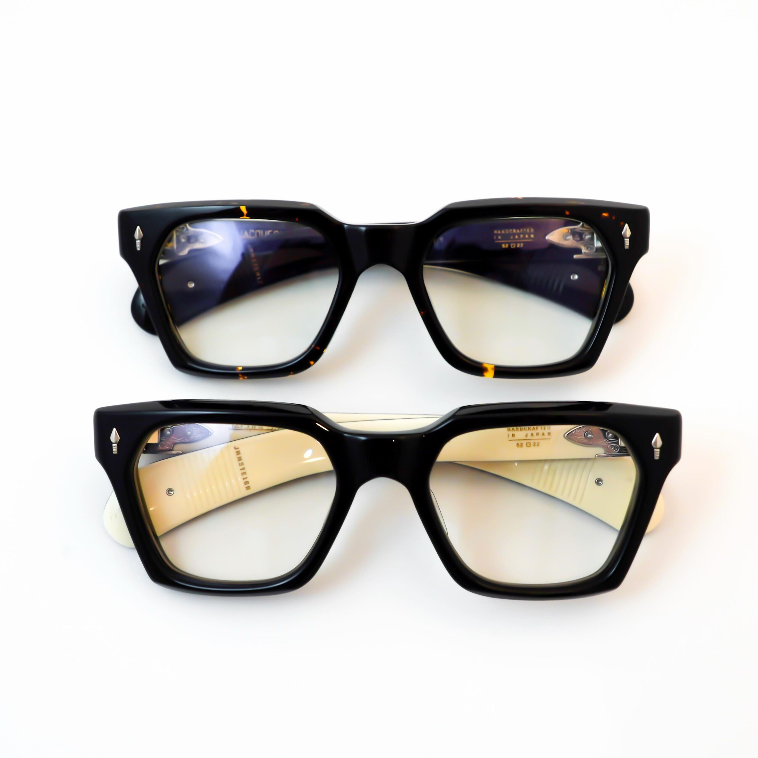 【JACQUES MARIE MAGE - LAST FRONTIER Ⅶ STERETT】

brand : JACQUES MARIE MAGE
model : STERETT
color : Smoke, Castor

JACQUES MARIE MAGEの最高峰コレクション「LAST FRONTIER Ⅶ」より、「STERETT」が入荷しております。

北米のフロンティアスピリットやネイティブアメリカンの工芸から着想を得た、限定生産の「LAST FRONTIER」。

「STERETT」は、10mm厚のアセテートによる重厚なフロントと、スクエアを基調とした彫刻的なシェイプが特徴のモデルです。

スターリングシルバー製のアローヘッドピンや、精緻な装飾が施されたダマスカスワイヤーコア、さらにターコイズをあしらった暴れ馬モチーフのブロンコメダリオンなど、コレクションを象徴する意匠が随所に施されています。

カラーは、Smoke と Castor の2色をご用意しております。

艶やかなブラックに、シルバーとダークゴールドの装飾が映える Smoke。
世界限定200本。

深みのあるダークカラーに、イエロー系のアクセントが印象的な Castor。
世界限定150本。

細部に至るまで「LAST FRONTIER」の世界観を堪能できる、特別なモデルです。

ぜひ店頭にてご覧ください。

shop data 
::: ボズュー麻布 :::
最寄り駅 麻布十番駅
5b出口から徒歩約1分
住所 106-0045
東京都港区麻布十番1-10-12須田ビル 1F
03-6230-9983
azabu@beauxyeux.jp 

JACQUES MARIE MAGE’s premier collection, “LAST FRONTIER VII,” presents the STERETT, now available in store.

Inspired by the spirit of the North American frontier and Native American craftsmanship, LAST FRONTIER is an exclusive collection produced in strictly limited quantities.

STERETT features a substantial 10mm-thick acetate front with a sculptural, squared silhouette.

Signature details of the collection are found throughout, including sterling silver arrowhead pins, intricately decorated Damascus wire cores, and bronco medallions featuring a bucking horse motif with turquoise inlays.

Available in two colors: Smoke and Castor.

Smoke features polished black acetate accented by silver and dark gold hardware.
Limited to 200 pieces worldwide.

Castor features a deep, dark-toned acetate with distinctive yellow-toned accents.
Limited to 150 pieces worldwide.

A truly special model that embodies the distinctive world of LAST FRONTIER down to the finest details.

We invite you to experience it at our store.

Shop Information 
::: Beauxyeux Azabu :::
Nearest Station: Azabu-Juban Station
Approximately 1-minute walk from Exit 5b
Address: 1F Suda Building, 1-10-12 Azabu-Juban, Minato-ku, Tokyo 106-0045
03-6230-9983
azabu@beauxyeux.jp

@beauxyeux_jiyugaoka