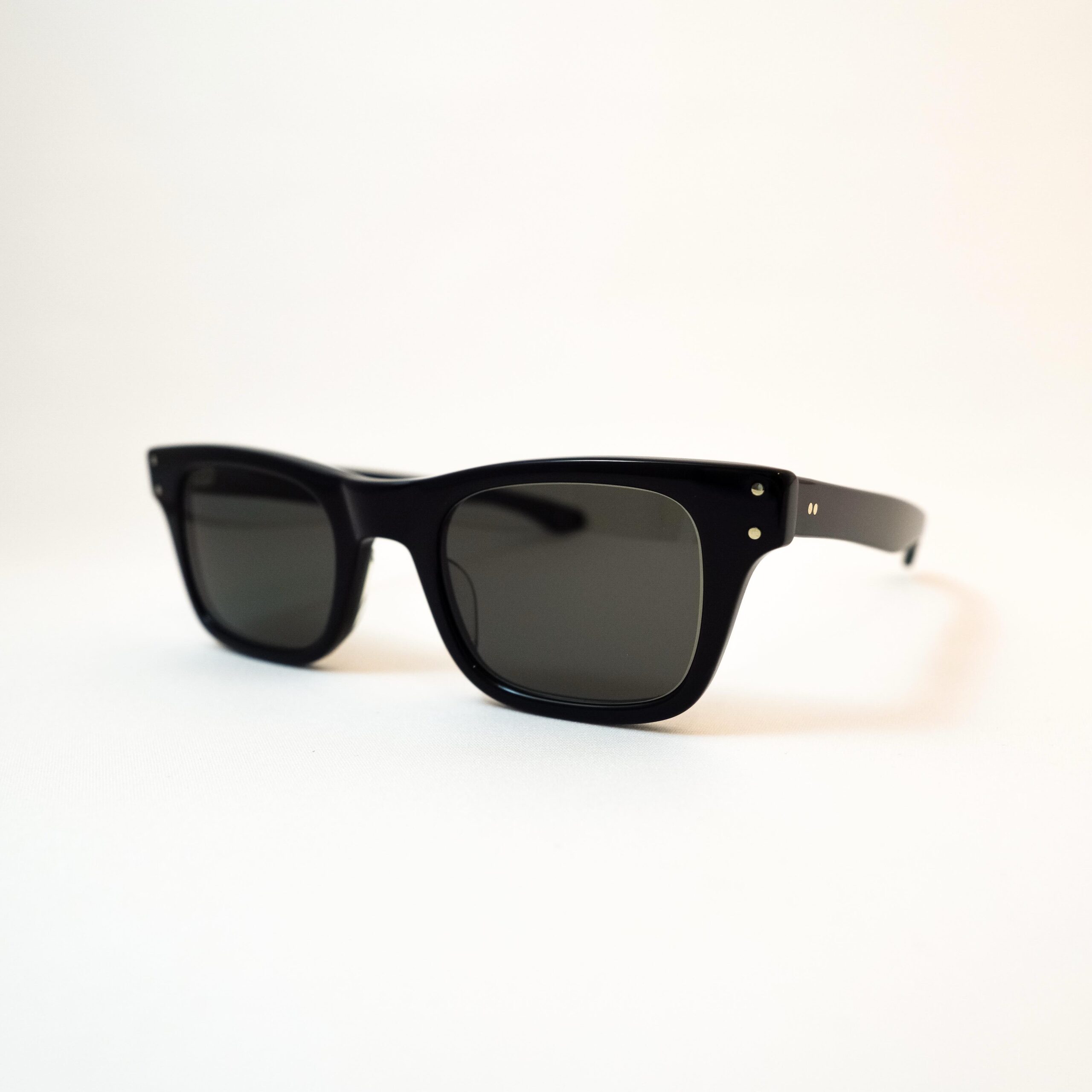 【JULIUS TART OPTICAL - BOEING 復刻 入荷】

brand : JULIUS TART OPTICAL
model : BOEING
color : Black

JULIUS TART OPTICALより、復刻したBOEINGのブラックカラーが入荷しております。

フレームカラーはブラック、レンズは濃いグリーンカラーの組み合わせです。

1970年代、当時のビジネスマンや金融マンに愛用されていたモデルの資料をもとに再現されたデザインとなっており、縦幅を抑えた横長のシャープなスクエア型シェイプに、フロントサイドには縦に並んだカシメのピンがアクセントとなっております。

サイズは50/24で、従来のデザインよりも幅が広くなっているため、特に男性の方におすすめでございます。

直線的なデザインが魅力であり、目尻に向かってなだからに吊り上がるデザインであるため、強さを演出されたい方にもおすすめのモデルです。

ぜひ店頭にてご覧ください。

shop data 
::: ボズュー麻布 :::
最寄り駅 麻布十番駅
5b出口から徒歩約1分
住所 106-0045
東京都港区麻布十番1-10-12須田ビル 1F
03-6230-9983
azabu@beauxyeux.jp 

The reissued BOEING in black from JULIUS TART OPTICAL has arrived.

This model features a black frame paired with deep green lenses.

The design is recreated based on archival references of a model that was popular among businessmen and financial professionals in the 1970s. It features a sharp, horizontally elongated square shape with a reduced vertical height, while the vertically arranged rivet pins on the front sides add a distinctive accent.

The size is 50/24, and the frame is wider than previous versions, making it particularly well suited for men.

Its appeal lies in its clean, linear design, with a subtle upswept shape toward the outer corners. It is also an excellent choice for those looking to create a strong and confident impression.

We invite you to experience the BOEING in person at our store.

Shop Information 
::: Beauxyeux Azabu :::
Nearest Station: Azabu-Juban Station
Approximately 1-minute walk from Exit 5b
Address: 1F Suda Building, 1-10-12 Azabu-Juban, Minato-ku, Tokyo 106-0045
03-6230-9983
azabu@beauxyeux.jp

@beauxyeux_jiyugaoka