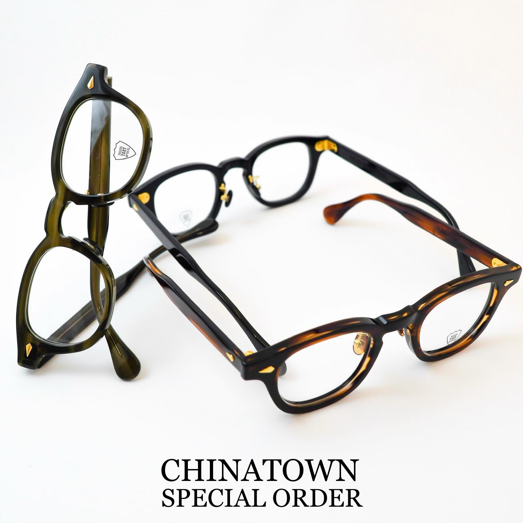 【JULIUS TART OPTICAL - 新作 CHINATOWN SPECIAL ORDER 販売開始】
brand : JULIUS TART OPTICAL
model : CHINATOWN SPECIAL ORDER
color : Olive Green Sasa, Demi Amber, Black
JULIUS TART OPTICALより、「CHINATOWN SPECIAL ORDER」が本日より販売開始。
JULIUS TART OPTICALが創業した当時のニューヨークには、さまざまな人種のコミュニティが存在し、チャイナタウンの眼鏡店にもフレームを卸していました。
1969年秋、ジュリアス・タート氏に「中国人(アジア人)も掛けられる鼻幅のフレームが欲しい」との打診があり、誕生したのが「CHINATOWN SPECIAL ORDER」です。
鼻幅を24mmに設定し、独立型のノーズパッドを加えた、特徴的な仕様のモデルです。
今回の復刻では、2本のピンで構成されたリターンアーム式のノーズパッドを採用。
山折りのエルボーを設けることで、鼻幅の調整がしやすい構造となっています。
ノーズパッドは当時のシェイプを再現したヴィンテージ感のあるデザインで、フレームと同じアセテートを使用。
復刻第一弾は、すべてゴールドメッキのパーツで仕上げられています。
カラーは、Olive Green Sasa、Demi Amber、 Blackの3色をご用意しております。
サイズは46︎24のワンサイズ展開です。
ぜひ店頭にてご覧ください。
shop data
::: ボズュー麻布 :::
最寄り駅 麻布十番駅
5b出口から徒歩約1分
住所 106-0045
東京都港区麻布十番1-10-12須田ビル 1F
03-6230-9983
azabu@beauxyeux.jp
JULIUS TART OPTICAL presents the “CHINATOWN SPECIAL ORDER,” available starting today.
When JULIUS TART OPTICAL was founded, New York was home to communities of many different ethnic backgrounds, and the company supplied frames to optical shops in Chinatown as well.
In the fall of 1969, Julius Tart received a request for a frame with a bridge width that would also accommodate Chinese (Asian) customers. This led to the creation of the “CHINATOWN SPECIAL ORDER.”
The model was designed with a 24mm bridge and distinctive separate nose pads.
For this reissue, the nose pads feature return arms constructed with two pins. The folded elbows allow for easier adjustment of the bridge fit.
The vintage-inspired nose pads recreate the shape of those used at the time and are made from the same acetate as the frame.
For this first reissue, all metal parts are finished in gold plating.
Available in three colors: Olive Green Sasa, Demi Amber, and Black.
Offered in one size: 46□24.
We invite you to experience it at our store.
Shop Information
::: Beauxyeux Azabu :::
Nearest Station: Azabu-Juban Station
Approximately 1-minute walk from Exit 5b
Address: 1F Suda Building, 1-10-12 Azabu-Juban, Minato-ku, Tokyo 106-0045
03-6230-9983
azabu@beauxyeux.jp
@beauxyeux_jiyugaoka