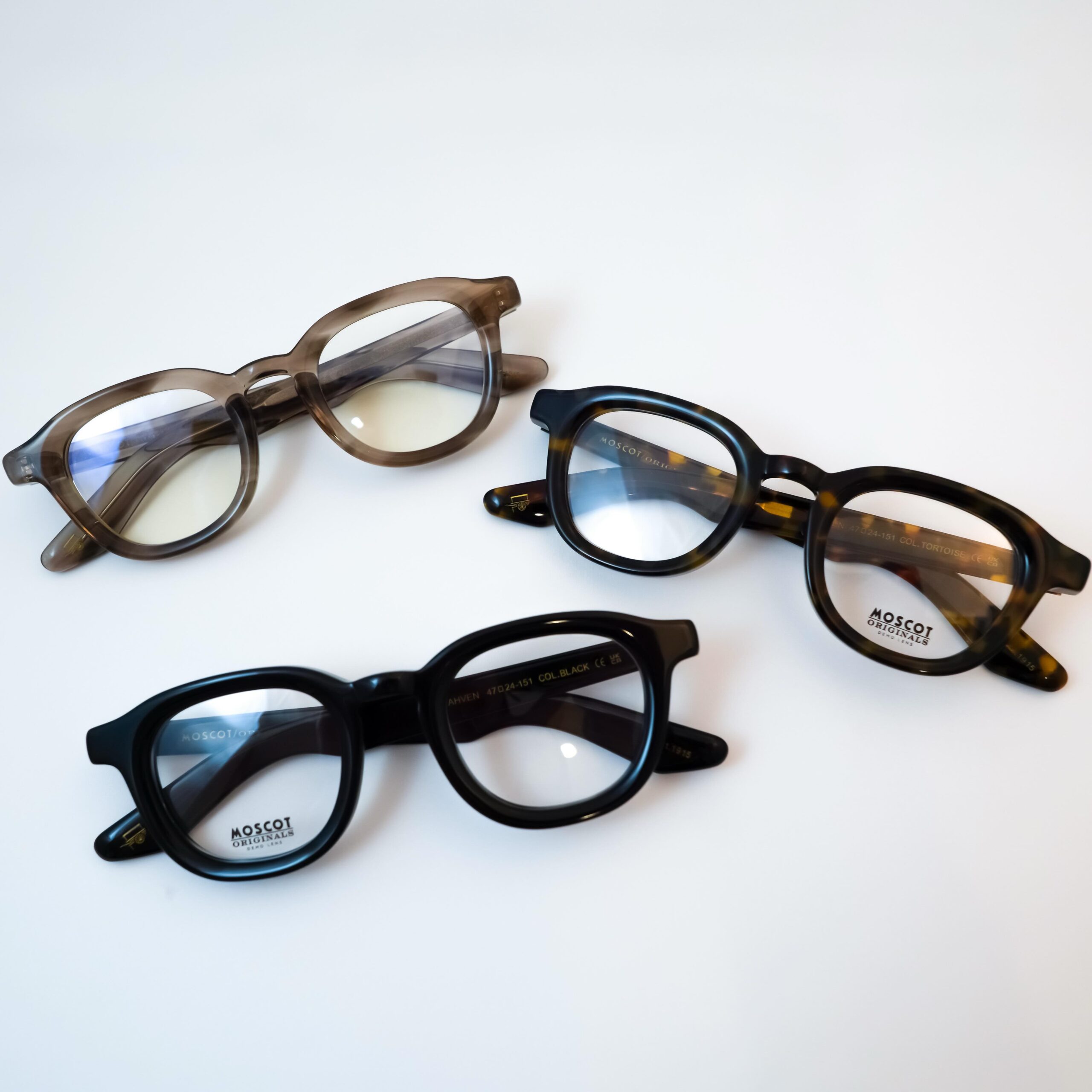 【MOSCOT - DAHVEN, DAHVEN JPN LTD19, 20】

brand : MOSCOT
model : DAHVEN, DAHVEN JPN LTD19,20
color :通常[Black, Tortoise, Brown ash], JPN LTD19[Burnt tortg, SMKG], JPN LTD20[BKS, SMKS, Burnt torts]

MOSCOTより、DAHVEN、DAHVEN JPN LTD19,20のご紹介です。

人気モデル「DAHVEN」と、その日本限定モデルである「JPN LTD19,20」の違いですが、採用されている金属パーツや鼻パッドの種類が違っております。

通常モデルは鼻当てが付いておらず、限定モデルはクリングスというチタン製の鼻パッドが最初から付属しております。

また、フロントのフレーム部分には通常モデルはミニマルなデザインとなっておりますが、限定モデルにはダイヤモンド型リベットが付いており、アクセントとなってくれています。

金属パーツのお色味の違いとして、19モデルはゴールドカラー、20モデルはシルバーカラーで統一されております。

フレームカラーにつきましては、どれもそれぞれスタイルを選ばずにお使いいただきやすい落ち着いたお色味となっております。

ブラックはもちろん、透け感のあるグレーやブラウン、べっ甲柄など、ボリュームのあるフレームと相性の良いカラー展開です。

ぜひ店頭にてご覧ください。

shop data
::: ボズュー麻布 :::
最寄り駅 麻布十番駅
5b出口から徒歩約1分
住所 106-0045
東京都港区麻布十番1-10-12須田ビル 1F
03-6230-9983
azabu@beauxyeux.jp

The DAHVEN is one of MOSCOT’s popular models, while the JPN LTD19 and JPN LTD20 are Japan-exclusive versions. Although they share the same distinctive silhouette, there are a few subtle differences in their details.

The standard DAHVEN features a clean design without nose pads, while the limited-edition models come with titanium nose pads supported by adjustable “crings” from the very beginning.

The front frame also has a slightly different character. The standard model keeps things minimal, whereas the limited-edition models feature diamond-shaped rivets that add a refined accent to the frame.

The metal hardware is also available in different finishes: the JPN LTD19 features gold-colored hardware, while the JPN LTD20 is finished in silver.

As for the frame colors, each option has a sophisticated, understated tone that is easy to style with a wide range of looks.

From classic black to translucent gray and brown, as well as tortoiseshell patterns, the color selection pairs beautifully with the DAHVEN’s bold, substantial frame.

We invite you to visit us in-store and experience the differences for yourself.

Shop Information
::: Beauxyeux Azabu :::
Nearest Station: Azabu-Juban Station
Approximately 1-minute walk from Exit 5b
Address: 1F Suda Building, 1-10-12 Azabu-Juban, Minato-ku, Tokyo 106-0045
03-6230-9983
azabu@beauxyeux.jp

@beauxyeux_jiyugaoka