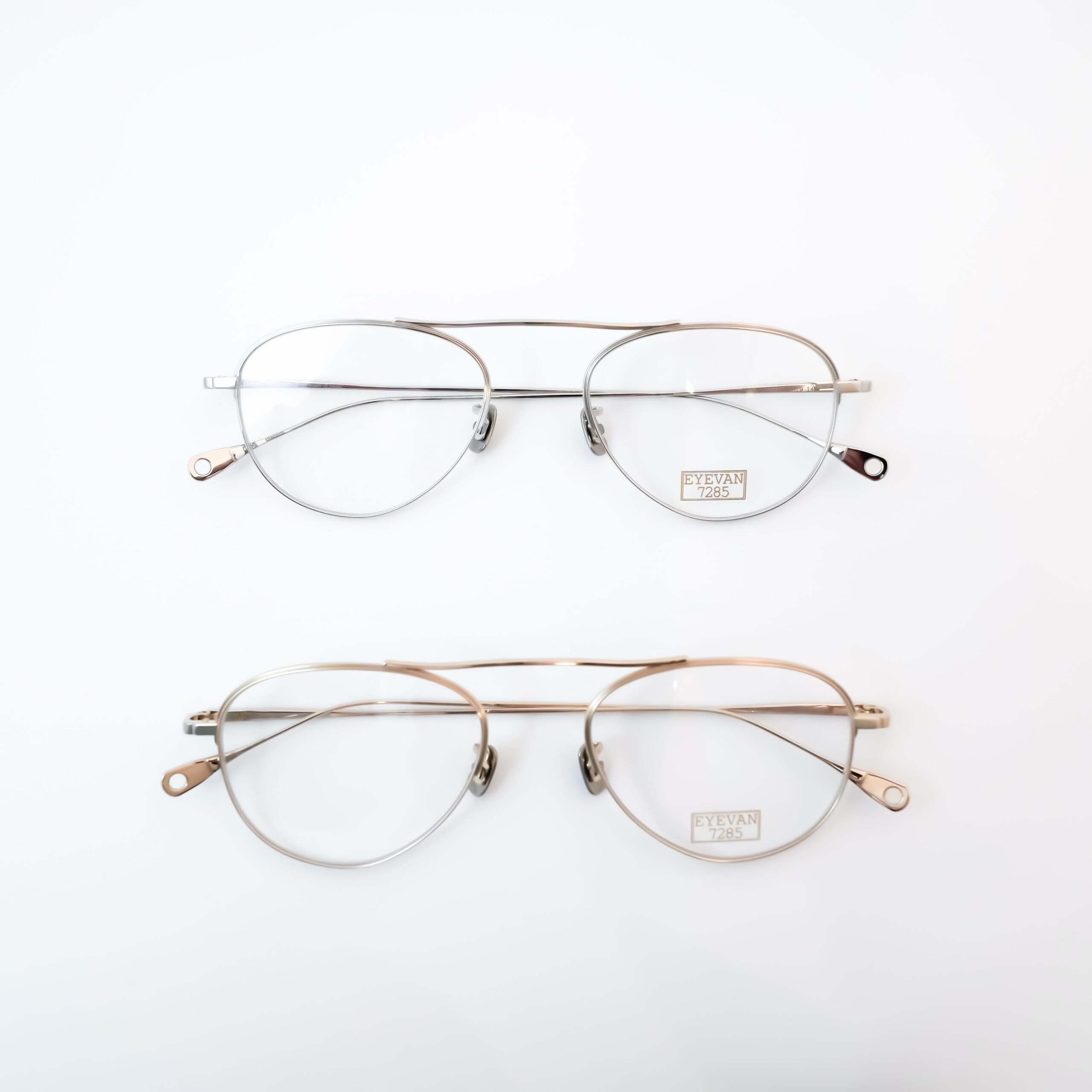 【EYEVAN7285 - 新作 1019 入荷】
brand : EYEVAN7285
model : 1019
color : 800, 902
EYEVAN 7285より、新作「1019」が入荷しております。
ヴィンテージの文脈においても希有なデザインであるトップバーを備えたアヴィエーターモデル。
逆反りを抑止するT型断面の「T-BAR」トップバーを採用し、1.4mmのリム線は職人の手作業によって下部を0.7mmまで削り落とした、繊細なカットオフリム仕様となっています。
テンプルエンドには、1950年代のミリタリーウェアのジッパーから着想を得たデザインを採用。
クラシックなアヴィエータースタイルをベースに、EYEVAN 7285ならではの緻密なディテールと構造美が随所に落とし込まれています。
今回は、シルバーカラーの「800」と、柔らかなゴールドカラーの「902」の2色が入荷しております。
繊細なメタルフレームならではの掛けやすさと、アヴィエーターらしい程よい個性を併せ持つモデルです。
ぜひ店頭にてお試しください。
shop data
::: ボズュー麻布 :::
最寄り駅 麻布十番駅
5b出口から徒歩約1分
住所 106-0045
東京都港区麻布十番1-10-12須田ビル 1F
03-6230-9983
azabu@beauxyeux.jp
EYEVAN 7285 introduces the new “1019,” now available in store.
An aviator-style model featuring a top bar—a rare design detail even in the context of vintage eyewear.
The top bar incorporates a T-shaped cross-section “T-BAR” construction designed to prevent reverse warping. The 1.4mm rim is meticulously shaved by hand down to 0.7mm along the lower edge, creating a delicate cut-off rim profile.
The temple end tips draw inspiration from the zippers found on 1950s military wear. Based on a classic aviator silhouette, the frame is defined by the intricate detailing and structural beauty characteristic of EYEVAN 7285.
Available in two colors: “800” in silver and “902” in a soft gold tone.
Combining the effortless wearability of a refined metal frame with the distinctive yet understated character of an aviator, the 1019 strikes a perfect balance between versatility and individuality.
We invite you to experience it at our store.
Shop Information
::: Beauxyeux Azabu :::
Nearest Station: Azabu-Juban Station
Approximately 1-minute walk from Exit 5b
Address: 1F Suda Building, 1-10-12 Azabu-Juban, Minato-ku, Tokyo 106-0045
03-6230-9983
azabu@beauxyeux.jp
@beauxyeux_jiyugaoka