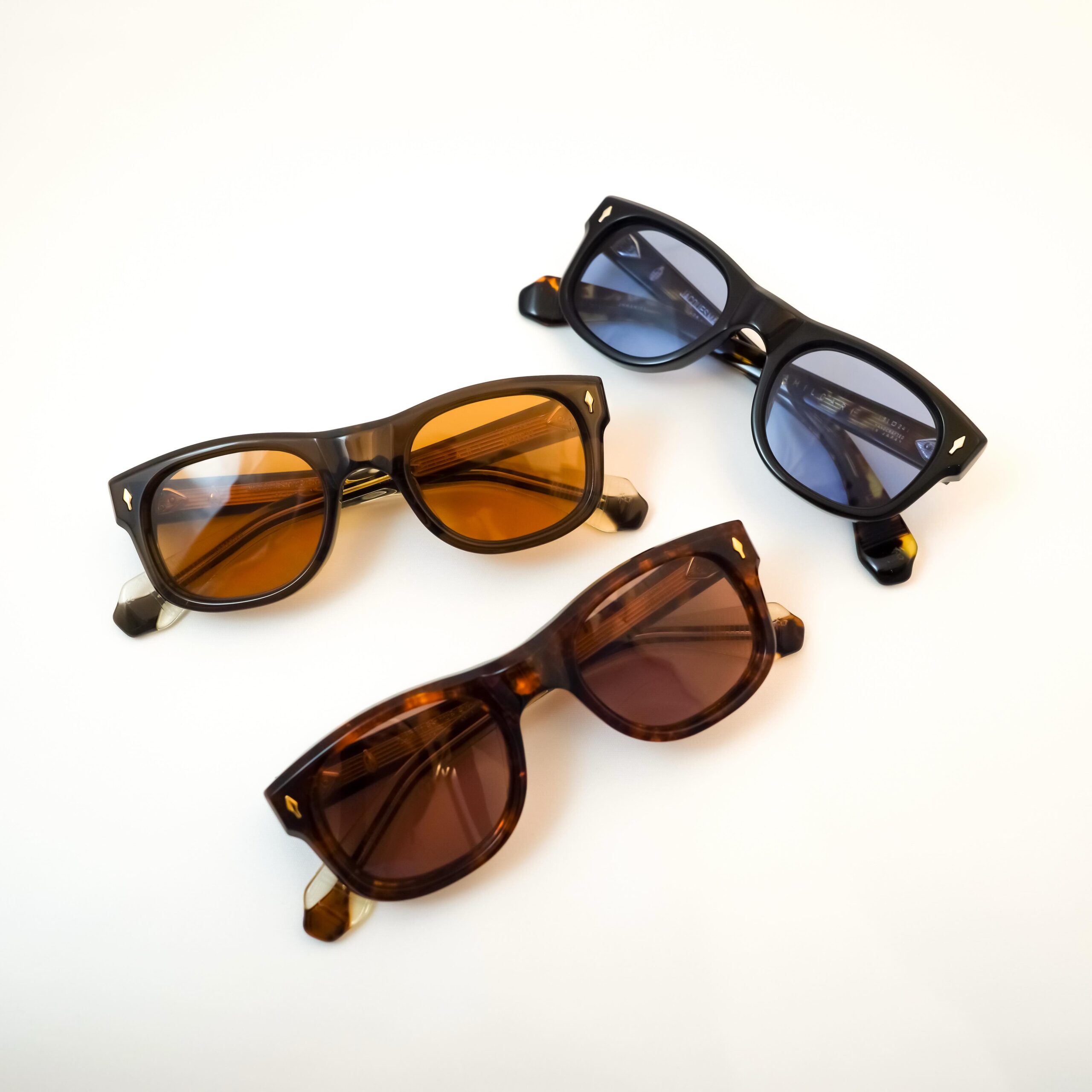 【JACQUES MARIE MAGE - 新作 AMILCAR 入荷】
brand : JACQUES MARIE MAGE
model : AMILCAR
color : Noir, Argyle, London
JACQUES MARIE MAGEより、新作モデルの「AMILCAR」が入荷しております。
以前(8/16)の投稿と同型となりますが、初期レンズに濃い目のカラーレンズを採用したサングラスモデルです。
●Noir
フロントはブラック、テンプル部に一部べっ甲柄を採用したフレームにネイビーのカラーレンズが組み合わされております。
●Argyle
明るめで透け感の強いべっ甲柄のフロント、テンプル部に一部クリアアセテートを採用したフレームに、赤みが主張されたブラウンレンズが組み合わされております。
●London
透け感のあるブラウン/ベージュのフロント、テンプル部は一部クリアアセテートが採用されたフレームに、オレンジのレンズが組み合わされております。
初期ヨーロッパ製スポーツカーの流線型の美しさからインスピレーションを得たモデル。
サングラスバージョンは元々のお色味もJACQUES MARIE MAGE純正の拘られたカラーのブランド刻印入りレンズを使用しているため、そのままお使いいただけるのも嬉しいポイントです。
ぜひ店頭にてご覧ください。
shop data
::: ボズュー麻布 :::
最寄り駅 麻布十番駅
5b出口から徒歩約1分
住所 106-0045
東京都港区麻布十番1-10-12須田ビル 1F
03-6230-9983
azabu@beauxyeux.jp
The new “AMILCAR” model from JACQUES MARIE MAGE has arrived in store.
While it shares the same shape as the model featured in our previous post on August 16, this version is a dedicated sunglass model, fitted with a darker-tinted lens from the outset.
Noir
A black front with subtle tortoiseshell detailing on the temples, paired with deep navy lenses.
Argyle
A bright, highly translucent tortoiseshell front with clear acetate detailing on the temples, paired with a brown lens with a distinctive reddish tone.
London
A translucent brown/beige front with clear acetate detailing on the temples, paired with vibrant orange lenses.
Inspired by the streamlined beauty of early European sports cars, the AMILCAR is a model that beautifully captures the spirit of classic automotive design.
The sunglass version also comes fitted with JACQUES MARIE MAGE’s signature lenses, featuring carefully selected original colors and the brand’s logo etched into the lenses. This means they can be worn straight away, just as they are.
We invite you to visit us in store and experience the AMILCAR in person.
Shop Information
::: Beauxyeux Azabu :::
Nearest Station: Azabu-Juban Station
Approximately 1-minute walk from Exit 5b
Address: 1F Suda Building, 1-10-12 Azabu-Juban, Minato-ku, Tokyo 106-0045
03-6230-9983
azabu@beauxyeux.jp
@beauxyeux_jiyugaoka