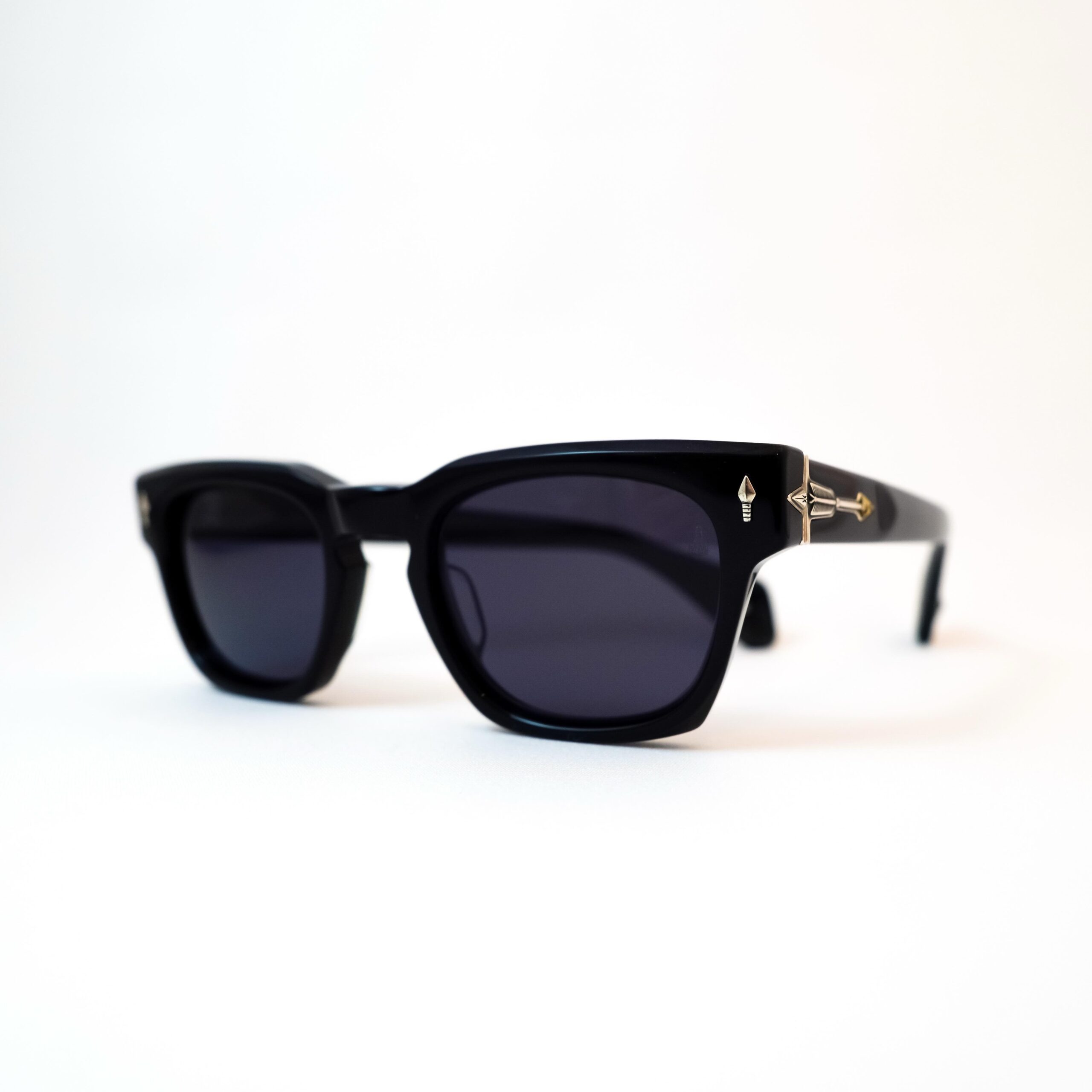【JACQUES MARIE MAGE - "LAST FRONTIER Ⅶ" - RAWLINS】

brand : JACQUES MARIE MAGE
model : RAWLINS
color : Obsidin Haze

JACQUES MARIE MAGEによるハイエンドコレクション「LAST FRONTIER Ⅶ」より、「RAWLINS」が入荷しております。

人気の高いブラックのフロント、テンプルは裏側がモノトーンのマーブル柄のフレームに、裏面反射防止加工がされている濃いグレーのレンズが組み合わされています。

ネイティブアメリカンの文化や工芸からインスピレーションを受けた限定生産・最高級ラインの「LAST FRONTIER」。

「RAWLINS」とは、アメリカ西部ワイオミング州カーボン郡にある都市「ローリンズ」から名付けられたモデルです。

程よいサイズ感ながらも重厚感のあるスクエアウェリントンシェイプであり、テンプル部にはスターリングシルバー(silver925)やK18ゴールドメッキにて、JMMのコアモチーフである「矢」が金属彫刻されています。

さらにテンプル後部には「サンダーバード」を模ったシンボルにターコイズ石が埋め込まれた厳格な装飾が施されています。

世界限定300本。
日常に特別な違和感を、細部まで拘られた芸術品「LAST FRONTIER」。

ぜひ店頭にてご覧ください。

shop data 
::: ボズュー麻布 :::
最寄り駅 麻布十番駅
5b出口から徒歩約1分
住所 106-0045
東京都港区麻布十番1-10-12須田ビル 1F
03-6230-9983
azabu@beauxyeux.jp 

The “RAWLINS” from JACQUES MARIE MAGE’s high-end collection, “LAST FRONTIER VII,” has arrived in store.

This particular piece features a highly sought-after black front with temples finished in a monochrome marble pattern on the underside. The frame is paired with dark grey lenses featuring an anti-reflective coating on the back surface.

The “RAWLINS” takes its name from the city of Rawlins, located in Carbon County, Wyoming, in the American West.

With its well-balanced proportions, the RAWLINS features a substantial square-Wellington silhouette that offers both presence and sophistication. The temples are adorned with JMM’s signature arrow motif, meticulously sculpted in sterling silver (925) and finished with 18K gold plating.

Adding to its distinctive character, the rear section of each temple features an intricately crafted Thunderbird symbol, set with a genuine turquoise stone.

Limited to only 300 pieces worldwide.

“LAST FRONTIER” is an art piece created with an uncompromising attention to detail—bringing a touch of extraordinary individuality to everyday life.

We invite you to experience the RAWLINS in person at our store.

Shop Information 
::: Beauxyeux Azabu :::
Nearest Station: Azabu-Juban Station
Approximately 1-minute walk from Exit 5b
Address: 1F Suda Building, 1-10-12 Azabu-Juban, Minato-ku, Tokyo 106-0045
03-6230-9983
azabu@beauxyeux.jp


@beauxyeux_jiyugaoka