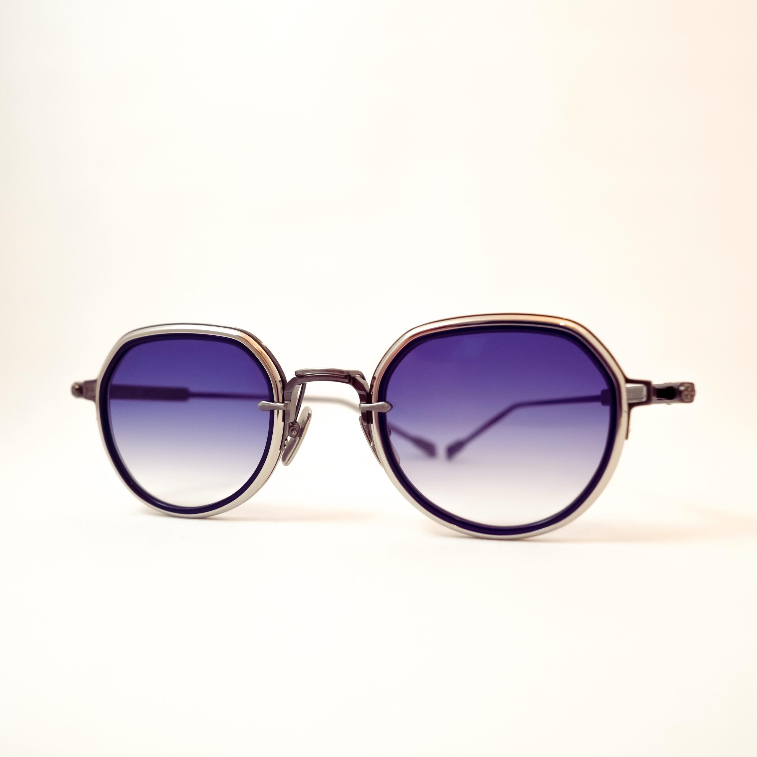 【SATO EYEWEAR - Belel Ⅱ】

brand : SATO
model : Belel Ⅱ
color : AS/P-1

SATO(SATO EYEWEAR)より、「Belel Ⅱ」が入荷しております。

レトロな自動車の流線型のボディから着想を得た、滑らかで立体感のあるフロントデザイン。

直線的なラインと柔らかな曲線を組み合わせることで、クラシカルな雰囲気を持ちながらも、現代的で洗練された印象に仕上げられています。

フレームにはチタンが採用されており、軽量でありながら耐久性にも優れ、長時間の着用でも負担を感じにくい、快適な掛け心地を実現しています。

また、深みのあるブルーパープル系のグラデーションレンズがフレームの造形をより引き立て、個性を出してくれます。

細部まで丁寧に仕上げられた日本製ならではの精緻なつくりと、SATOならではの自由な発想が融合した一本です。

クラシックな趣きを楽しみながら、周囲とは少し違ったアイウェアを選びたい方にもおすすめです。

「Belel II」は350本限定で製作されたリミテッドモデル。

デザイン性だけではなく、素材、機能性、希少性まで含めて楽しんでいただきたい、特別な一本です。

ぜひ店頭にてご覧ください。

shop data 
::: ボズュー麻布 :::
最寄り駅 麻布十番駅
5b出口から徒歩約1分
住所 106-0045
東京都港区麻布十番1-10-12須田ビル 1F
03-6230-9983
azabu@beauxyeux.jp 

“Belel II” by SATO (SATO EYEWEAR) has arrived in store.

Inspired by the streamlined bodywork of vintage automobiles, “Belel II” features a smooth, sculptural front that beautifully combines crisp lines with soft curves.

The titanium frame offers a lightweight, durable, and comfortable fit, while the deep blue-purple gradient lenses enhance its distinctive form and add a subtle touch of individuality.

Meticulously crafted in Japan, “Belel II” reflects SATO’s unique design philosophy and the precision of Japanese craftsmanship.

Produced in a limited edition of just 350 pieces, it is a special piece that brings together design, functionality, craftsmanship, and rarity.

For those who appreciate classic aesthetics with a distinctive contemporary character.

Available in store.

Shop Information 
::: Beauxyeux Azabu :::
Nearest Station: Azabu-Juban Station
Approximately 1-minute walk from Exit 5b
Address: 1F Suda Building, 1-10-12 Azabu-Juban, Minato-ku, Tokyo 106-0045
03-6230-9983
azabu@beauxyeux.jp


@beauxyeux_jiyugaoka