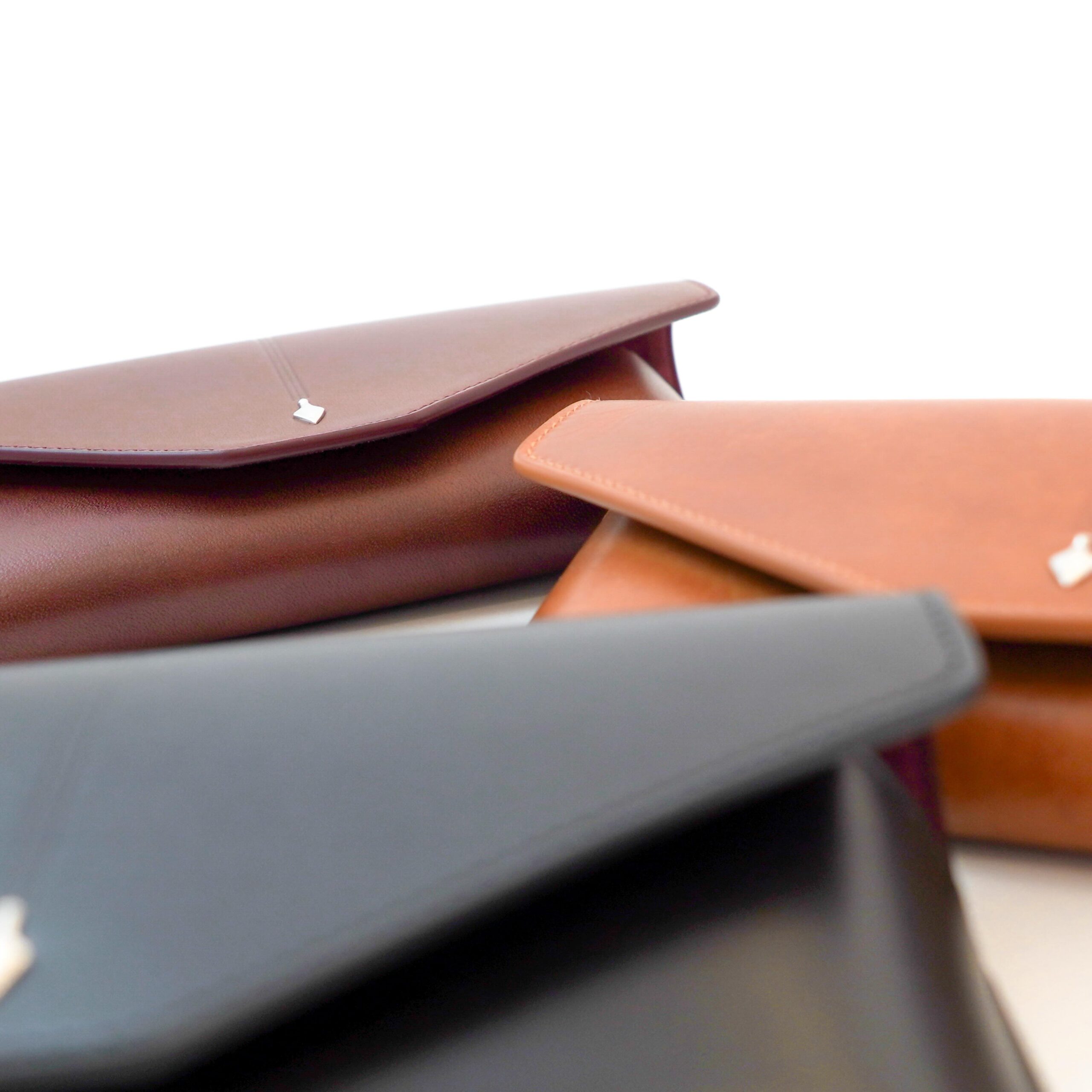 【JACQUES MARIE MAGE - CIRCA LEATHER ENVELOPE CACE】

brand : JACQUES MARIE MAGE
model : CIRCA LEATHER ENVELOPE CASE
color : Black, BordeauxSienna, Camel

JACQUES MARIE MAGEより、CIRCA LEATHER ENVELOPE CASEが入荷しております。

カラー展開は「ブラック」、「キャメル」、そして深みのあるワインレッドと赤みのあるブラウンが組み合わされた「ボルドーシェンナ」の3色となっております。

同ブランドのアイウェアが収まるように作られた封筒(エンベロープ)型の高級レザー製アイウェアケース。

イタリアにて上質な牛革を使用したハンドメイド製で、外側はスムースレザー(牛革)、内側には手触りの良いスエード(子山羊革)を採用し、大切なメガネやサングラスを傷や衝撃から保護してくれます。

マグネット式で簡単に開閉でき、ブランドを象徴する矢じりのワンポイントピンが装飾されております。

ぜひご覧ください。

shop data 
::: ボズュー麻布 :::
最寄り駅 麻布十番駅
5b出口から徒歩約1分
住所 106-0045
東京都港区麻布十番1-10-12須田ビル 1F
03-6230-9983
azabu@beauxyeux.jp 

The CIRCA LEATHER ENVELOPE CASE by JACQUES MARIE MAGE has arrived.

Available in three colorways: Black, Camel, and Bordeaux Sienna, a distinctive combination of deep wine red and reddish brown.

Designed specifically to hold JACQUES MARIE MAGE eyewear, this luxurious envelope-style eyewear case is handcrafted in Italy using high-quality leather.

The exterior is made from smooth cowhide leather, while the interior is lined with soft suede made from kid goatskin. This combination of premium materials provides excellent protection for your cherished eyeglasses and sunglasses, helping to shield them from scratches and impact.

The case features a convenient magnetic closure for easy opening and closing, and is finished with a signature arrowhead pin, an iconic detail of the brand.

We invite you to discover the CIRCA LEATHER ENVELOPE CASE.

Shop Information 
::: Beauxyeux Azabu :::
Nearest Station: Azabu-Juban Station
Approximately 1-minute walk from Exit 5b
Address: 1F Suda Building, 1-10-12 Azabu-Juban, Minato-ku, Tokyo 106-0045
03-6230-9983
azabu@beauxyeux.jp

@beauxyeux_jiyugaoka