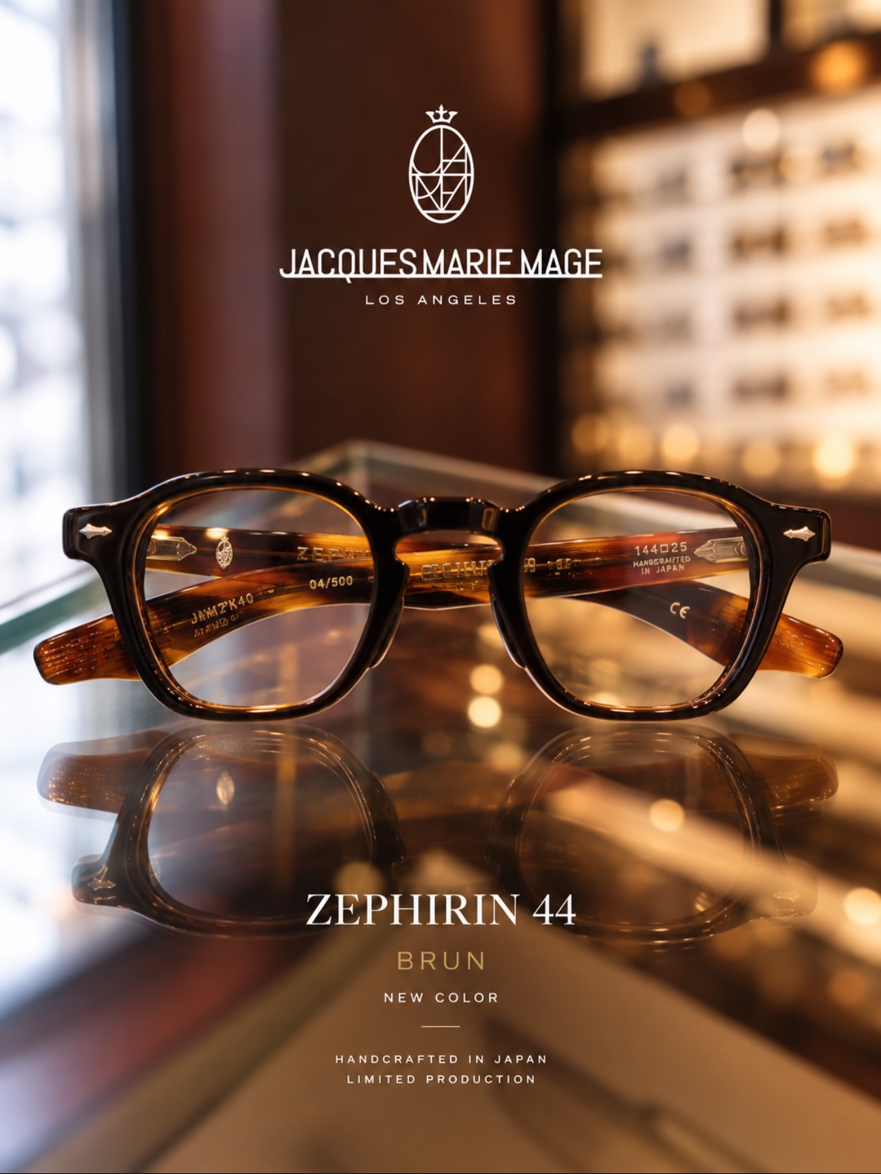 JACQUES MARIE MAGE
ZEPHIRIN 44 — “BRUN”
NEW COLOR

JACQUES MARIE MAGEの代表的モデル
ZEPHIRIN 44 に、新色 “BRUN” が登場。

一見すると、端正で力強いブラックフレーム。

しかし角度を変えると、裏側から美しいホーン柄が覗きます。

正面から見たときのシャープで都会的なブラックと、
横顔や内側から見えるブラウン系ホーン柄の温かみ。

「黒」と「柄」、二つの表情を一本に。

シンプルなブラックフレームでは終わらない、JACQUES MARIE MAGEらしい奥行きと色気を感じさせる仕上がりです。

さらに44サイズならではの存在感が、ZEPHIRINの特徴的なシェイプをより際立たせます。

掛けているときはもちろん、
外した瞬間まで美しい。

写真だけでは伝わりきらない BRUNの立体的なカラーリングを、ぜひ店頭でご覧ください。

JACQUES MARIE MAGE
ZEPHIRIN 44
Color：BRUN


@jacquesmariemage 
@beauxyeux_azabu