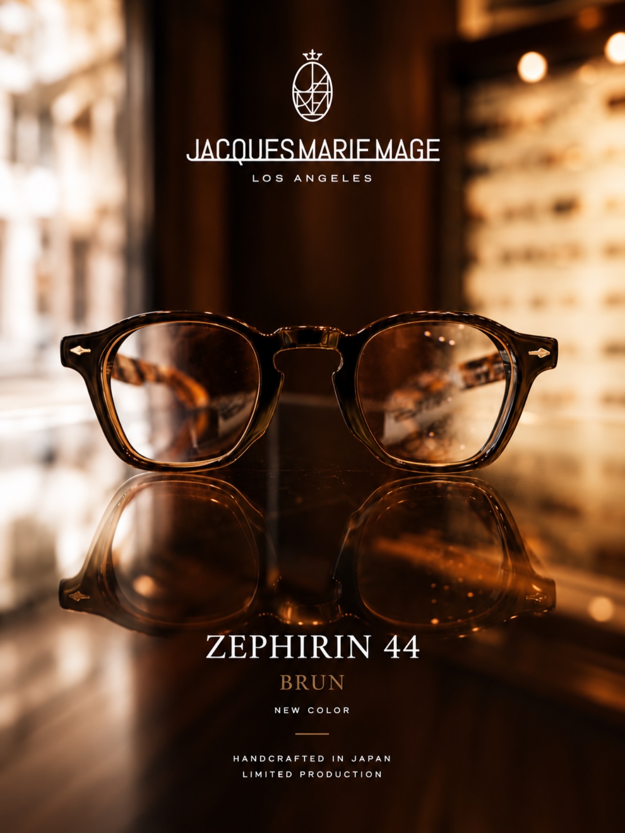 JACQUES MARIE MAGE
ZEPHIRIN 44 — “BRUN”
NEW COLOR
JACQUES MARIE MAGEの代表的モデル
ZEPHIRIN 44 に、新色 “BRUN” が登場。
一見すると、端正で力強いブラックフレーム。
しかし角度を変えると、裏側から美しいホーン柄が覗きます。
正面から見たときのシャープで都会的なブラックと、
横顔や内側から見えるブラウン系ホーン柄の温かみ。
「黒」と「柄」、二つの表情を一本に。
シンプルなブラックフレームでは終わらない、JACQUES MARIE MAGEらしい奥行きと色気を感じさせる仕上がりです。
さらに44サイズならではの存在感が、ZEPHIRINの特徴的なシェイプをより際立たせます。
掛けているときはもちろん、
外した瞬間まで美しい。
写真だけでは伝わりきらない BRUNの立体的なカラーリングを、ぜひ店頭でご覧ください。
@jacquesmariemage
@beauxyeux_azabu