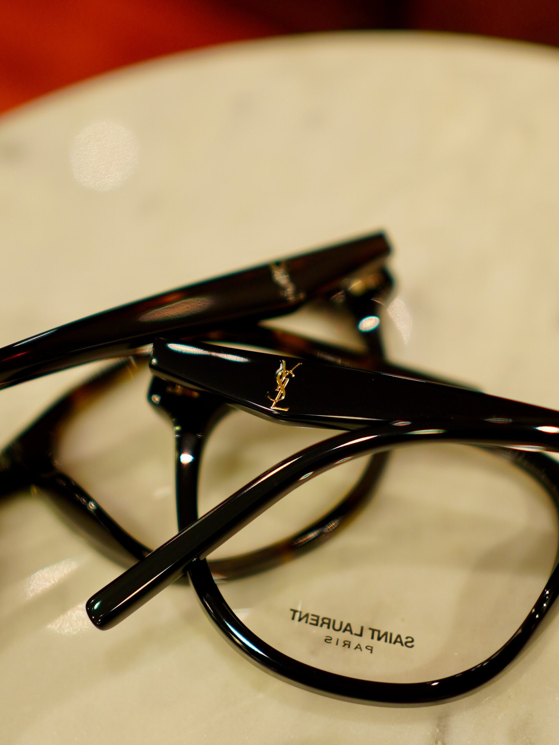 brand:  SAINT LAURENT
model: SL M 188/F
col:001/002

サンローランより新作のアイウェアが入荷してまいりました！

細めなフォックスシェイプ。
ブローラインが緩やかに吊り上がっているので、目元をグッと引き締めてくれます。

フロントの智元にはカシメ鋲等の装飾が無く、シンプルで使いやすいデザイン。
テンプルにはYSLのロゴを装飾し、上品さとファッショナブルな印象が嫌味なく演出されています。

鼻幅も17mmと日本人の方にも掛けやすいサイズ感も嬉しいポイントです。

こちらのモデルはカラーによってかなり印象が変わるので、是非店頭にてお試しください！

商品に関するお問い合わせはDM、お電話、メールでも受付しておりますのでお気軽に問い合わせください。

︎shop data︎
最寄り駅 自由が丘
正面口出口から歩いて約５分です。
住所 152-0035
東京都目黒区自由が丘1-16-13ヒルズ自由が丘1F
︎03-5731-6612
info＠beauxyeux.jp

︎ shop information︎
SHOP beauxyeux Jiyugaoka
ZIPCODE 152-0035
1F Hills Jiyugaoka 1-16-13
Jiyugaoka Meguro-ku Tokyo JAPAN
︎+81-35731-6612
info@beauxyeux.jp

@ysl 
@beauxyeux_azabu