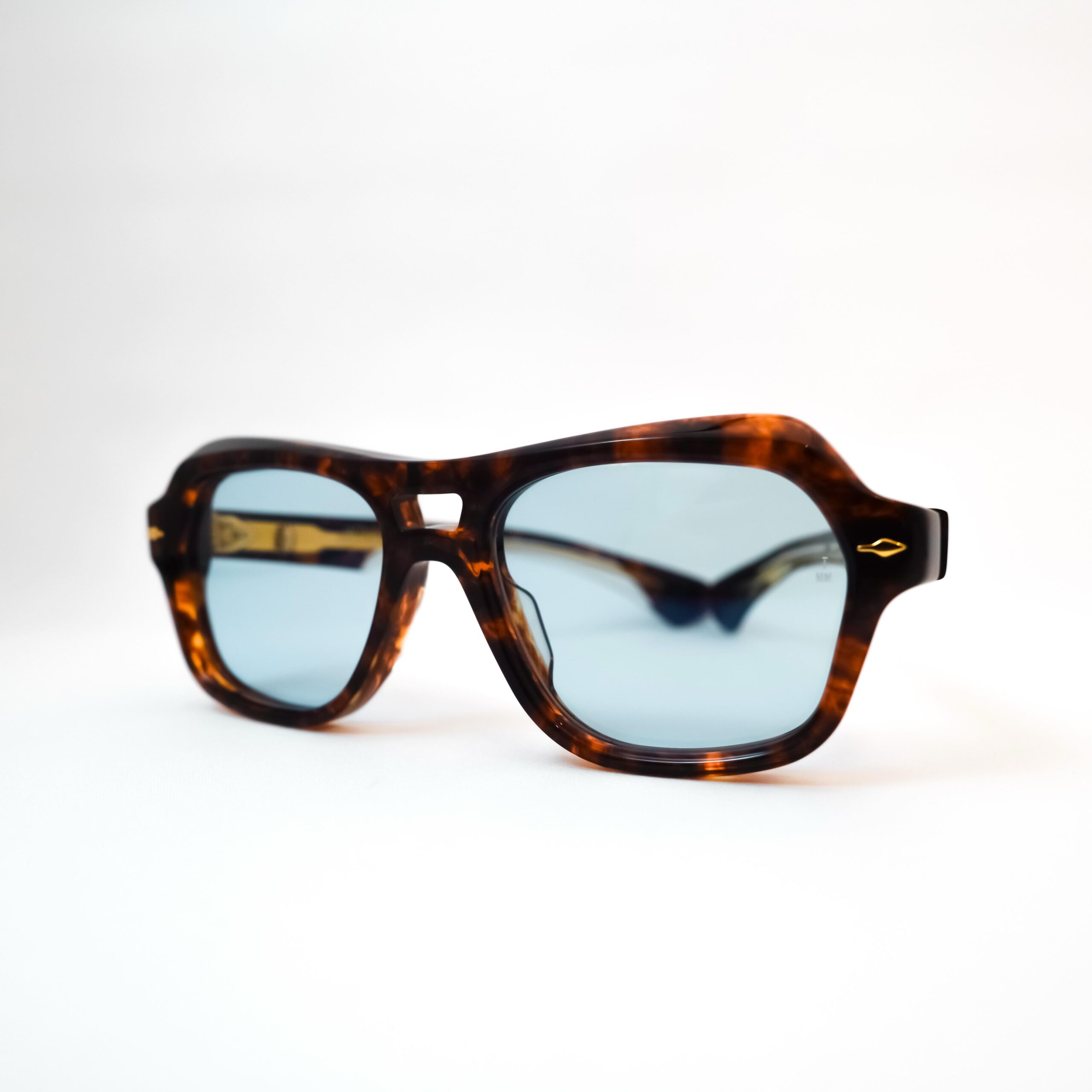 【JACQUES MARIE MAGE - 新作 TAMERLIS 入荷】
brand : JACQUES MARIE MAGE
model : TAMERLIS
color : Argyle
JACQUES MARIE MAGEより、新作モデルの「TAMERLIS」が入荷しております。
厚さ10mmのアセテートをふんだんに使用したべっ甲柄のフレームに、ライトブルーのレンズが組み合わされたモデル。
1990年代後期〜2000年代前後の雰囲気にインスピレーションを受け作成されました。
最大の特徴はダブルブリッジ仕様+やや吊り上がったフロントシェイプ。
通常ダブルブリッジのモデルは並行なフロントシェイプデザインのものが多いですが、こちらはキャットアイタイプのように目尻に向かってなだらかに吊り上がっております。
また、強いデザインに対して全体的に丸みを帯びたカットがなされており、強さの中に柔らかさが見られます。
金属パーツはゴールドで統一されており、ヴィンテージ感、クラシック感があります。
アグレッシブでありながら、知性とエレガンスを両立したい方にオススメのモデルです。
ぜひ店頭にてご覧ください。
shop data
::: ボズュー麻布 :::
最寄り駅 麻布十番駅
5b出口から徒歩約1分
住所 106-0045
東京都港区麻布十番1-10-12須田ビル 1F
03-6230-9983
azabu@beauxyeux.jp
The latest model from JACQUES MARIE MAGE, “TAMERLIS,” has arrived.
Featuring a tortoiseshell frame crafted generously from 10mm-thick acetate, this model is paired with light blue lenses for a distinctive yet refined look.
TAMERLIS was designed with inspiration drawn from the aesthetic of the late 1990s to the early 2000s.
One of its defining features is the double-bridge construction combined with a subtly upswept front shape. While double-bridge frames are often designed with a more horizontally aligned front, TAMERLIS takes a different approach, gently rising toward the outer corners in a shape reminiscent of a cat-eye silhouette.
Despite its bold design, the frame features softly rounded contours throughout, creating a beautiful balance between strength and softness.
The metal components are finished entirely in gold, adding a distinct vintage and classic character to the design.
An ideal choice for those who want to combine an assertive, distinctive aesthetic with a sense of intellect and elegance.
We invite you to visit us in store and experience TAMERLIS in person.
Shop Information
::: Beauxyeux Azabu :::
Nearest Station: Azabu-Juban Station
Approximately 1-minute walk from Exit 5b
Address: 1F Suda Building, 1-10-12 Azabu-Juban, Minato-ku, Tokyo 106-0045
03-6230-9983
azabu@beauxyeux.jp
@beauxyeux_jiyugaoka