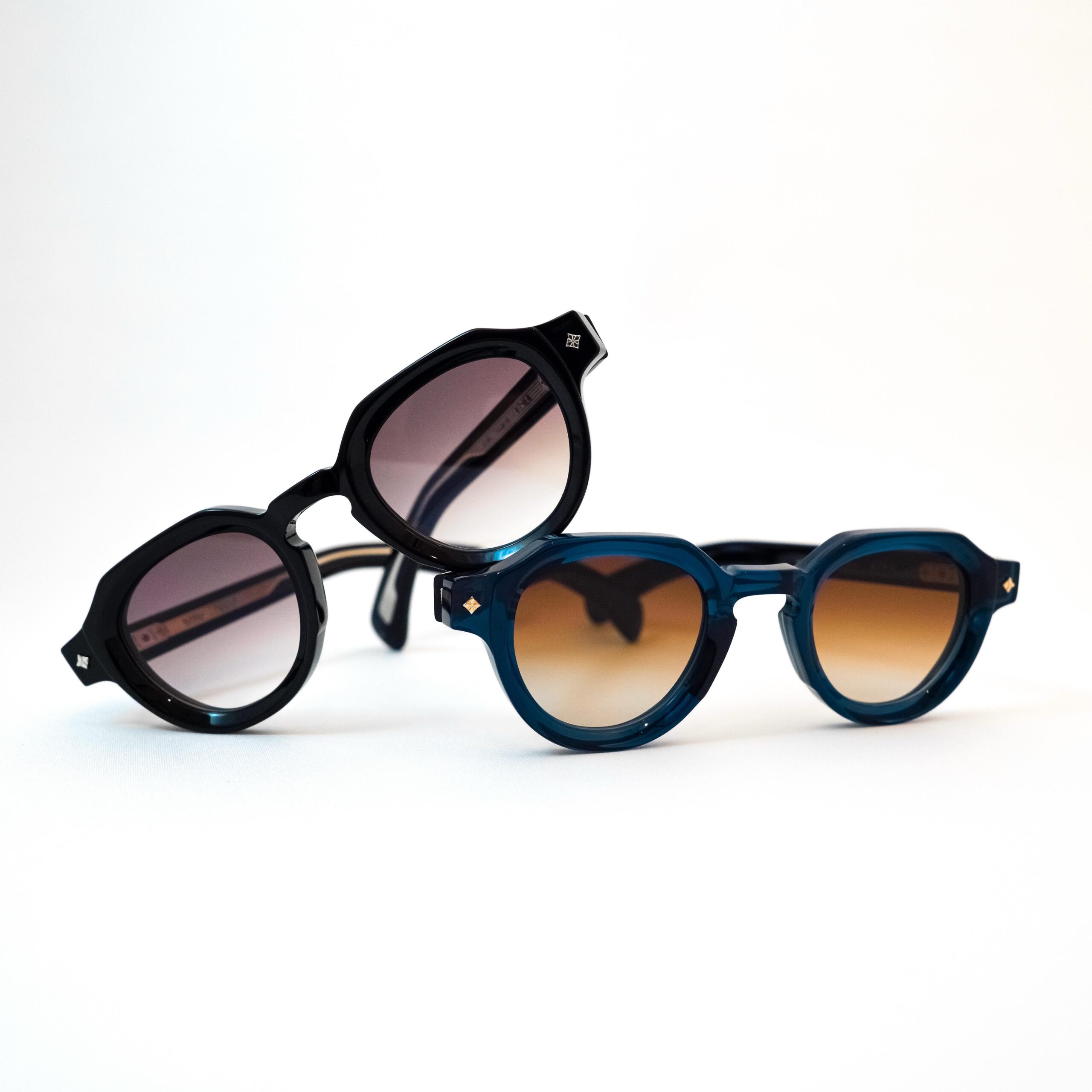 【SATO EYEWEAR - ATRIA】
brand : SATO
model : ATRIA
color : N-1, CO-1
SATO(SATO EYEWEAR)より、「ATRIA」をご紹介いたします。
艶のあるブラックフレームにグレーのグラデーションレンズを組み合わせたN-1(ノワール)、深いコバルトブルーカラーのフロントに同じく深い青みを含んだべっ甲柄のテンプル、ブラウンのグラデーションレンズを組み合わせたCO-1(コバルト)の2色をご用意しております。
各色400本限定生産のため、希少モデルとなっております。
特徴としては、丸みを帯びつつも完全なラウンドではない独特の輪郭、日本製アセテートを使用した立体感のあるカッティング、クラウンパントデザインの使いやすさが挙げられます。
福井県鯖江市製造の信頼性もあり、高級アイウェアとして遜色のないスペックです。
ぜひ店頭にてご覧ください。
shop data
::: ボズュー麻布 :::
最寄り駅 麻布十番駅
5b出口から徒歩約1分
住所 106-0045
東京都港区麻布十番1-10-12須田ビル 1F
03-6230-9983
azabu@beauxyeux.jp
Introducing the “ATRIA” by SATO (SATO EYEWEAR).
Available in two distinctive colorways:
N-1 (Noir) features a glossy black frame paired with grey gradient lenses.
CO-1 (Cobalt) combines a deep cobalt blue front with tortoiseshell-patterned temples featuring equally rich blue tones, finished with brown gradient lenses.
With only 400 pieces produced in each colorway, the ATRIA is a truly limited and rare model.
The design is defined by its distinctive silhouette—rounded yet not quite a full round shape—along with dimensional cutting crafted from Japanese acetate. The crown-panto design also offers a timeless and versatile aesthetic that is easy to wear.
Manufactured in Sabae, Fukui, Japan, the ATRIA reflects the exceptional craftsmanship and reliability synonymous with high-quality Japanese eyewear, with specifications befitting a luxury eyewear piece.
We invite you to visit our store and experience the ATRIA in person.
Shop Information
::: Beauxyeux Azabu :::
Nearest Station: Azabu-Juban Station
Approximately 1-minute walk from Exit 5b
Address: 1F Suda Building, 1-10-12 Azabu-Juban, Minato-ku, Tokyo 106-0045
03-6230-9983
azabu@beauxyeux.jp
@beauxyeux_jiyugaoka