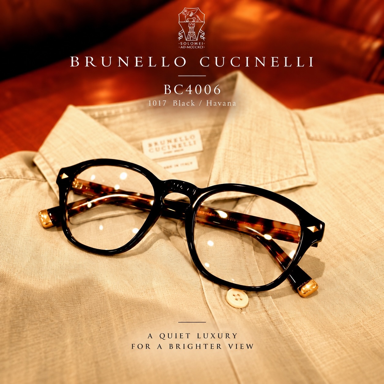 BRUNELLO CUCINELLI|BC4006
【ブラックの端正さに、べっ甲の柔らかな表情を重ねた一本】
BC4006は、ブラックとべっ甲カラーを張り合わせた生地を使用したプラスチックフレーム。
見る角度や光の入り方によって、ブラックの奥からべっ甲のニュアンスがさりげなく現れます。
今回はフレームの下に、ブルネロ クチネリのブルーシャツを合わせて撮影しました。
上質なシャツに、上質なアイウェア。
主張しすぎないのに、身につけた人の印象を確実に変えてくれる。
「何を掛けているか」ではなく、
「その人自身が上品に見える」。
ブルネロ クチネリらしい、静かな存在感を感じていただきたい一本です。
BRUNELLO CUCINELLI
BC4006
1017 Black / Havana
@brunellocucinelli_brand
@beauxyeux_azabu