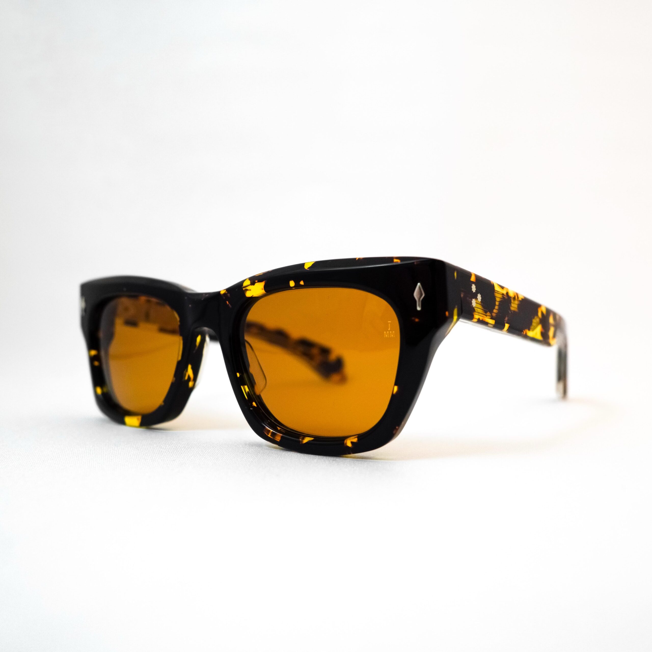 【JACQUES MARIE MAGE - DEALAN 新色】
brand : JACQUES MARIE MAGE
model : DEALAN
color : Tokyo
JACQUES MARIE MAGEよりアイコンモデル「DEALAN」の新色、「Tokyo」が入荷しております。
以前の投稿でもご紹介いたしました、アメリカが誇る伝説的アーティストである「Bob Dylan(ボブ・ディラン)」の60年代当時よく着用していたアイウェアからインスピレーションを得て作られた名作。
こちらの「DEALAN」に関してはほぼ毎年、新色が展開しておりますが、今回入荷したのはありそうで無かった「Tokyo」。
普通のべっ甲柄とは違い、より色味のコントラストの強い「江戸べっ甲」をイメージしたカラーリングとなっております。
ほとんど黒に近いベースカラーに、黄色〜茶系のお色味が入ることで大胆な存在感を放っています。
レンズカラーはダークオレンジが採用されており、フレームと一体感のあるグラデーションの組み合わせ。
僅かに吊り上がったキャットアイ風ウェリントンシェイプに、金具類はあえてのシルバーを採用。
ゴールドの金具ではないため、いやらしさがなく日常的にシルバーアクセサリーやシルバー系の時計等を身に付けられる方にとっても合わせやすい組み合わせです。
ぜひ店頭にてご覧ください。
shop data
::: ボズュー麻布 :::
最寄り駅 麻布十番駅
5b出口から徒歩約1分
住所 106-0045
東京都港区麻布十番1-10-12須田ビル 1F
03-6230-9983
azabu@beauxyeux.jp
A new colorway of JACQUES MARIE MAGE’s iconic “DEALAN” model, “Tokyo,” has just arrived.
As introduced in our previous post, the DEALAN is a celebrated design inspired by the eyewear often worn in the 1960s by Bob Dylan, one of America’s most legendary artists.
The new “Tokyo” colorway takes inspiration from “Edo tortoiseshell”, featuring a nearly black base accented with bold shades of yellow and brown. The striking contrast gives the frame a distinctive and sophisticated presence.
A dark orange lens creates a harmonious, gradient-like combination with the frame, while the slightly upswept, cat-eye-inspired Wellington shape adds a refined character.
Silver hardware, rather than gold, keeps the overall look understated and makes it easy to pair with silver jewelry and watches.
We invite you to visit our store and experience the “DEALAN — Tokyo” in person.
Shop Information
::: Beauxyeux Azabu :::
Nearest Station: Azabu-Juban Station
Approximately 1-minute walk from Exit 5b
Address: 1F Suda Building, 1-10-12 Azabu-Juban, Minato-ku, Tokyo 106-0045
03-6230-9983
azabu@beauxyeux.jp
@beauxyeux_jiyugaoka