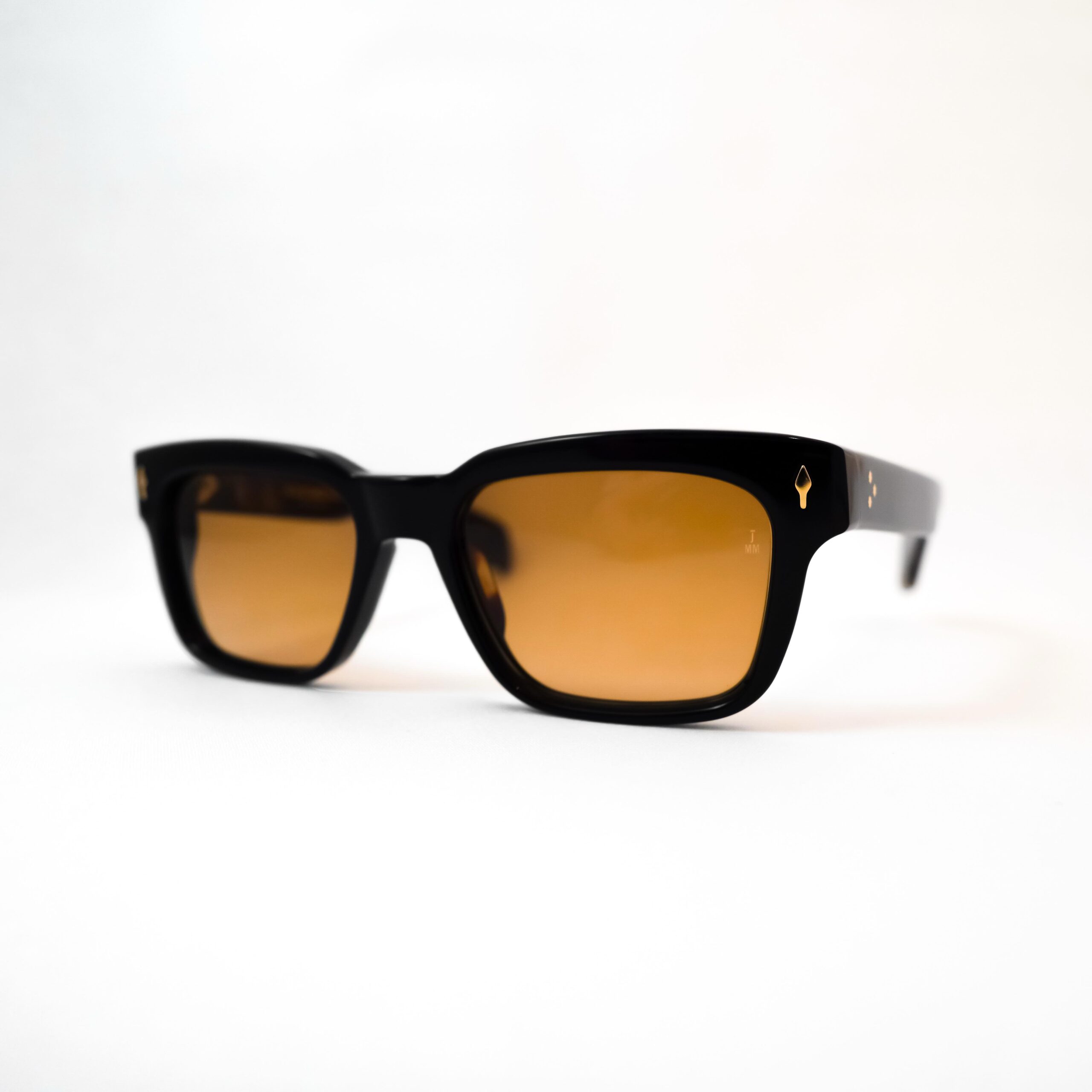【JACQUES MARIE MAGE - MOLINO 新色】

brand : JACQUES MARIE MAGE
model : MOLINO
color : Noir15

JACQUES MARIE MAGEより、人気モデル「MOLINO」の新色が入荷しております。

「Noir15」はブラックのフロントに、同じくブラックのテンプルですが、内側にべっ甲柄を貼り合わせたカラーとなっております。
レンズカラーはブラウンが組み合わされており、テンプル内側のべっ甲柄との相性が抜群です。

モデル名である「MOLINO」は、イタリアの建築家・デザイナーであるCarlo  Mollino(カルロ・モリーノ)に由来します。

詩的な角ばり・色気のバランスを意図してつくられており、60年代を彷彿とさせるレクタングル(長方形)シェイプが最大の特徴です。

一見すると端正なブラックフレームですが、掛けたときや横から見たときに覗くべっ甲柄が、MOLINOならではの奥行きのある表情を生み出します。

存在感のあるシルエットでありながら、ブラックを基調としたカラーリングによってスタイリングにも取り入れやすく、ゴールドのメタルパーツがクラシックとモダン、双方の表情を引き立てています。

ぜひ店頭にてご覧ください。

shop data 
::: ボズュー麻布 :::
最寄り駅 麻布十番駅
5b出口から徒歩約1分
住所 106-0045
東京都港区麻布十番1-10-12須田ビル 1F
03-6230-9983
azabu@beauxyeux.jp 

A new colorway of the popular “MOLINO” model from JACQUES MARIE MAGE has arrived in store.

“Noir 15” features a black front and matching black temples, with a tortoiseshell pattern laminated on the inner side of the temples. The frame is paired with brown lenses, creating a beautiful harmony with the tortoiseshell detail.

The model name “MOLINO” is inspired by Carlo Mollino, the renowned Italian architect and designer.

Designed with a deliberate balance of poetic angularity and sensuality, MOLINO is distinguished by its rectangular shape, reminiscent of the distinctive eyewear silhouettes of the 1960s.

At first glance, it appears to be a refined black frame. Yet when worn, or viewed from the side, the subtle tortoiseshell pattern reveals itself, giving MOLINO a sense of depth and character unique to the model.

Despite its bold and distinctive silhouette, the predominantly black colorway makes it remarkably easy to incorporate into a variety of styles. Gold metal accents further enhance both its classic and contemporary character.

We invite you to visit us in store and experience MOLINO for yourself.

Shop Information 
::: Beauxyeux Azabu :::
Nearest Station: Azabu-Juban Station
Approximately 1-minute walk from Exit 5b
Address: 1F Suda Building, 1-10-12 Azabu-Juban, Minato-ku, Tokyo 106-0045
03-6230-9983
azabu@beauxyeux.jp

@beauxyeux_jiyugaoka