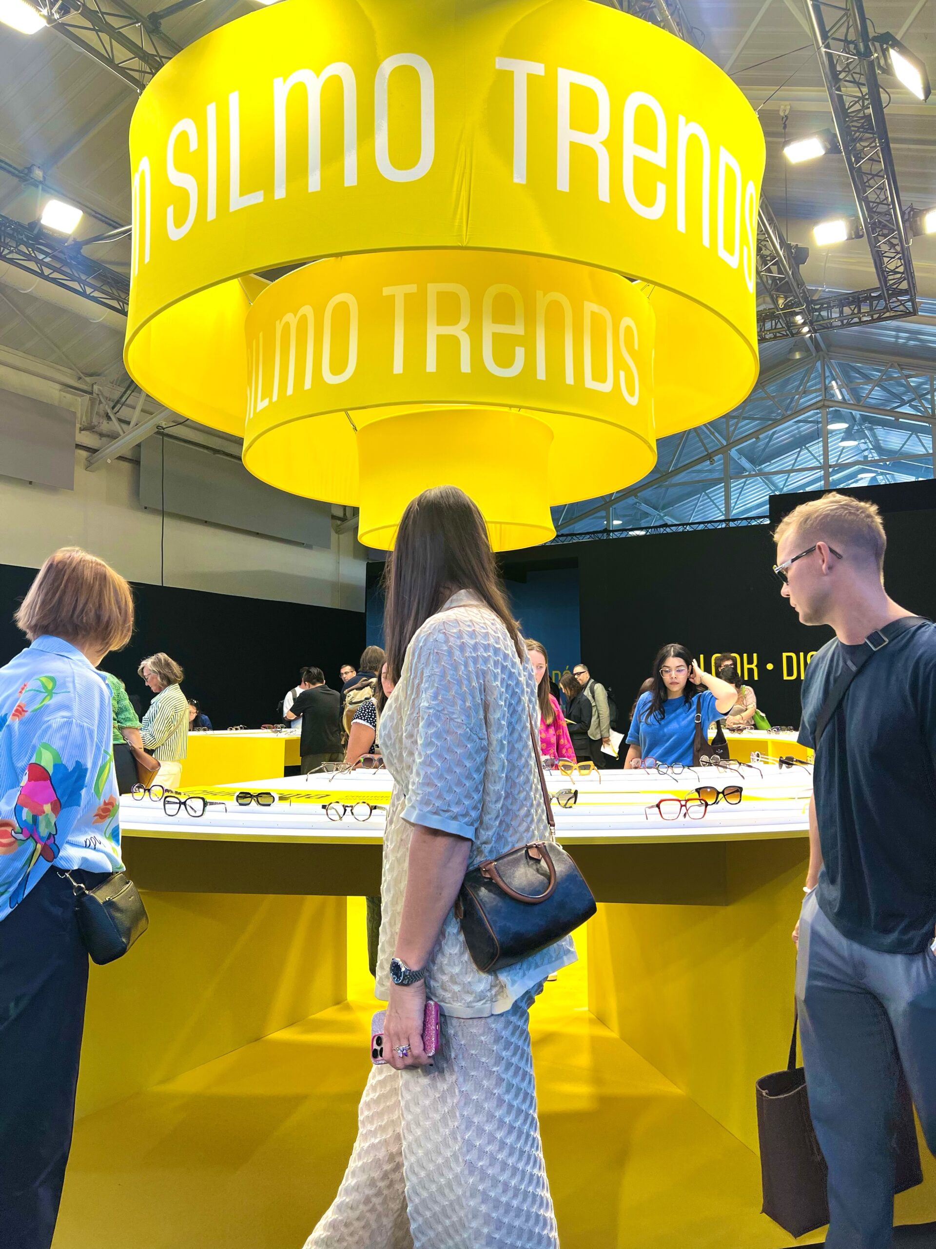 フランス・パリで開催中のアイウェア展示会「SILMO」の会場内の様子をご紹介いたします。
【SILMO TREND FORM 2026】の場所には多数のフレーム、サングラスが展示されており動向をつかむために見てきました。
普段は見ることのないブランドが並んでおり仕入れの参考になりました。
ヴィンテージモチーフのスタイルやどこかで見たようなカラーリングの生地などトレンドの動向も見ることができ今後に活かせそうです。
︎ shop information ︎
ボズュー自由ヶ丘
自由が丘駅 正面口より徒歩約5分
〒152-0035
東京都目黒区自由が丘1-16-13
ヒルズ自由が丘1F
TEL:03-5731-6612
MAIL:info@beauxyeux.jp