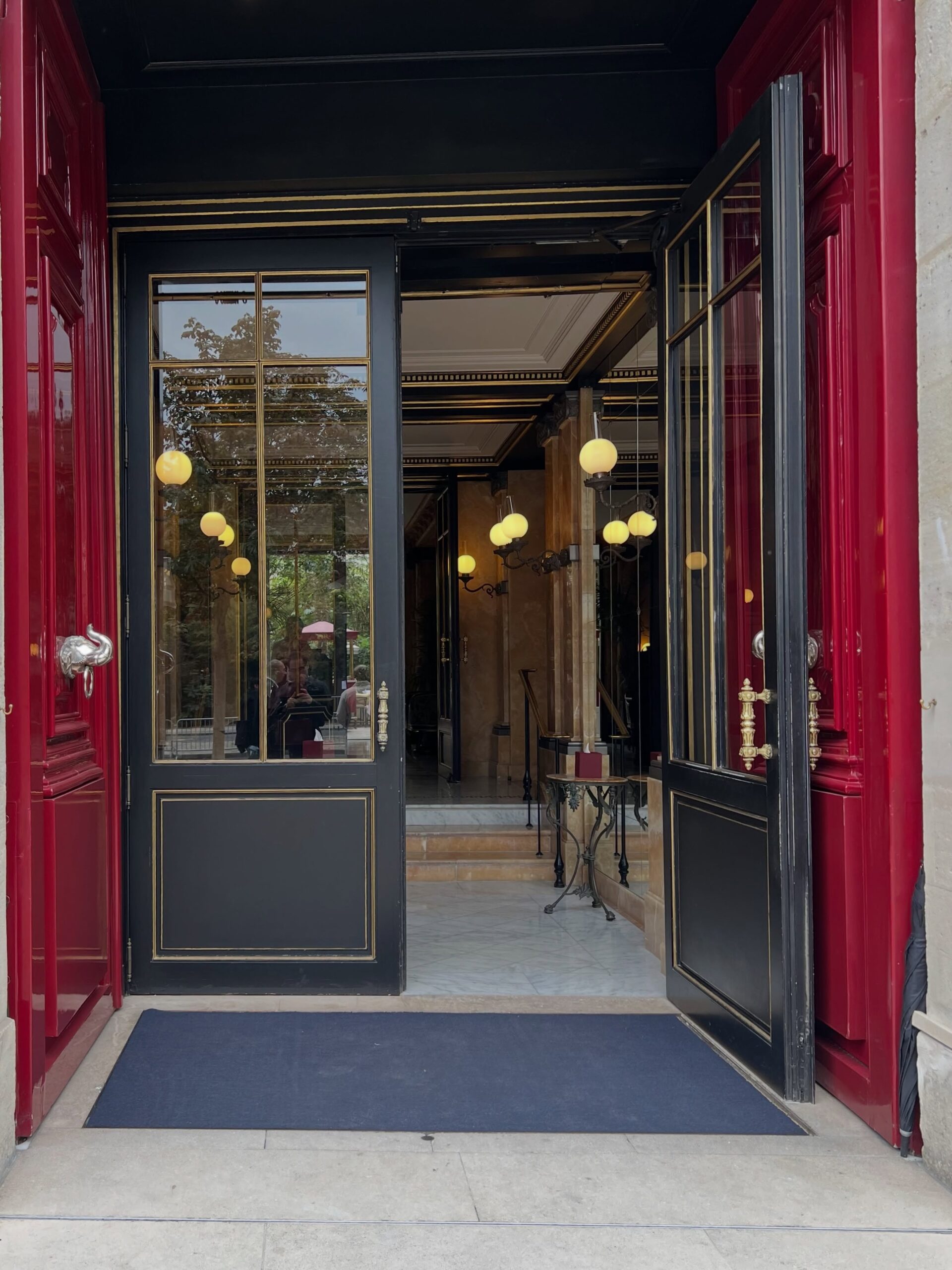 フランスのパリ市内で開催のジャックマリーマージュの展示会へ行ってきました。
展示会場は昨年と同様にパリ市内の5つ星のホテルにて開催されました。

ホテルのローケーションや雰囲気はジャックマリーマージュのイメージに合うラグジュアリーな空間にて開催されていました。

実際の部屋の中もなかなか見られないデコレーションなどもブランドの世界観とリンクしていました。

商談中にはjulesさんにもお会いできお話しもさせていただきとても有意義な時間を過ごせました。
　
ブランド側の意向により、製品の画像は掲載ができないのですか、店舗に入荷いたしましたらまたご紹介をいたします！

お楽しみにしていてください。

︎shop information︎
店名　ボズュー自由ヶ丘
最寄り駅 自由が丘
正面口出口から歩いて約５分です。
住所 152-0035
東京都目黒区自由が丘1-16-13ヒルズ自由が丘1F
︎03-5731-6612
info@beauxyeux.jp

︎ shop information︎
SHOP beauxyeux Jiyugaoka
ZIPCODE 152-0035
1F Hills Jiyugaoka 1-16-13
Jiyugaoka Meguro-ku Tokyo JAPAN
︎+81-35731-6612
info@beauxyeux.jp

#franceparis 

@jacquesmariemage
@beauxyeux_jiyugaoka 
@beauxyeux_azabu