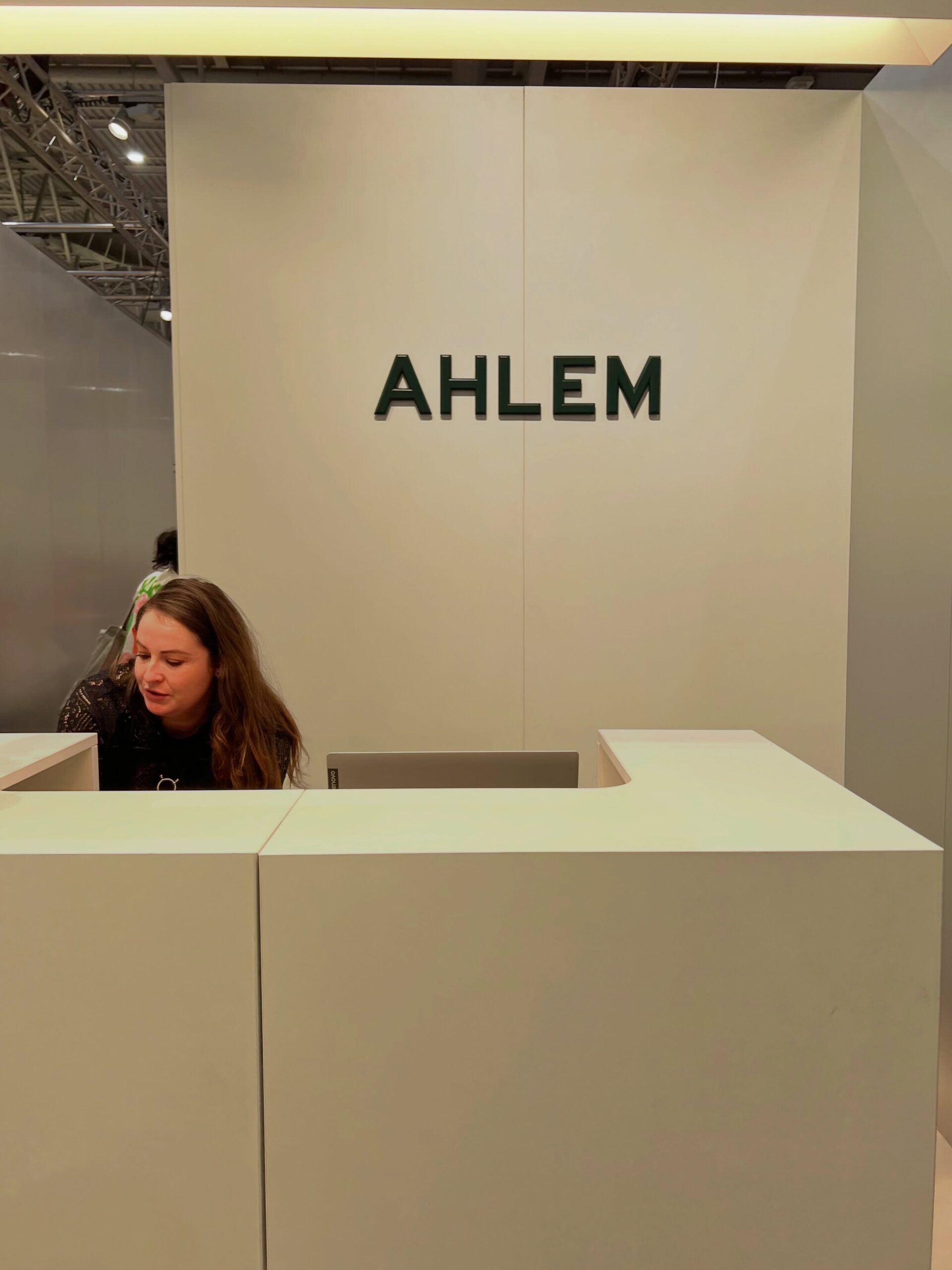 フランス・パリで開催中のアイウェア展示会「SILMO」にてAHLEM(アーレム)のブースへ寄らせていただきました！

新作は既にオーダーをしてありましたので、シルモのタイミングで発表されていた、新型とパット付きのモデルを見てきました！

クラウンパントのRue Bosquetにパットが付いたことによりまたイメージが変わりデザインと掛け心地ともにオススメです！

インスタにて新作など入荷後にはディテールなどご紹介します。
どうぞお楽しみに。

︎ shop information ︎
ボズュー自由ヶ丘
自由が丘駅 正面口より徒歩約5分

〒152-0035
東京都目黒区自由が丘1-16-13
ヒルズ自由が丘1F
TEL：03-5731-6612
MAIL：info@beauxyeux.jp




@ahlem
@silmoparis
@beauxyeux_azabu