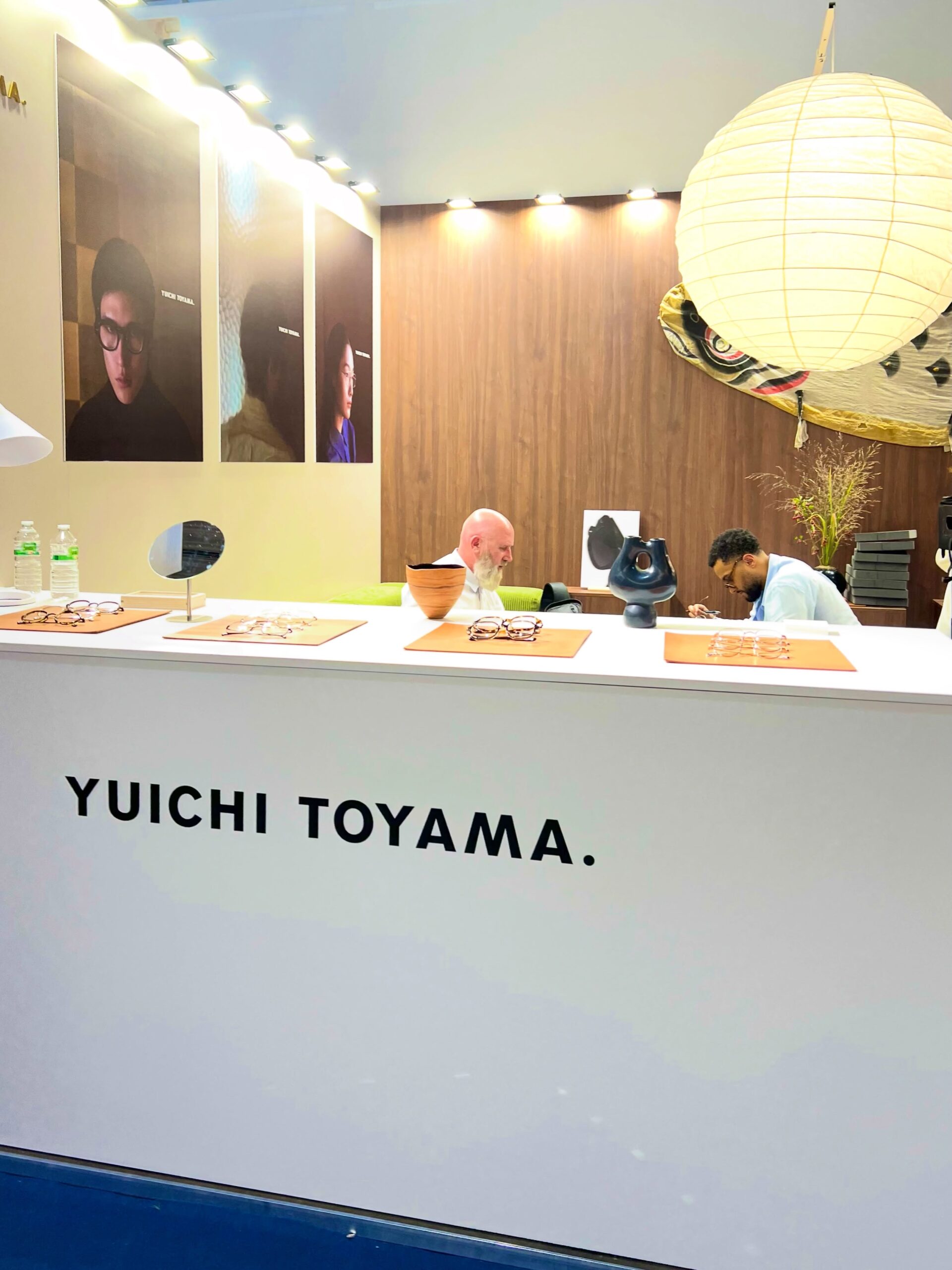 フランスパリにて開催されましたsilmo展ではyuicitoyamaのブースも出ており、寄らせていただきました!
海外でも評価が高く、ブースもとても賑わっておりました。
日本の営業の方、デザイナーのtoyamaさんとも話をさせていただきました。
yuicitoyamaの新作もバランスのとれたとても良いコレクションでした。
商品は入荷次第また違うご紹介させていただきます。
お楽しみに!
@silmoparis
@yuichi_toyama_official
@ateliercinq_toyama
@beauxyeux_jiyugaoka
@beauxyeux_azabu