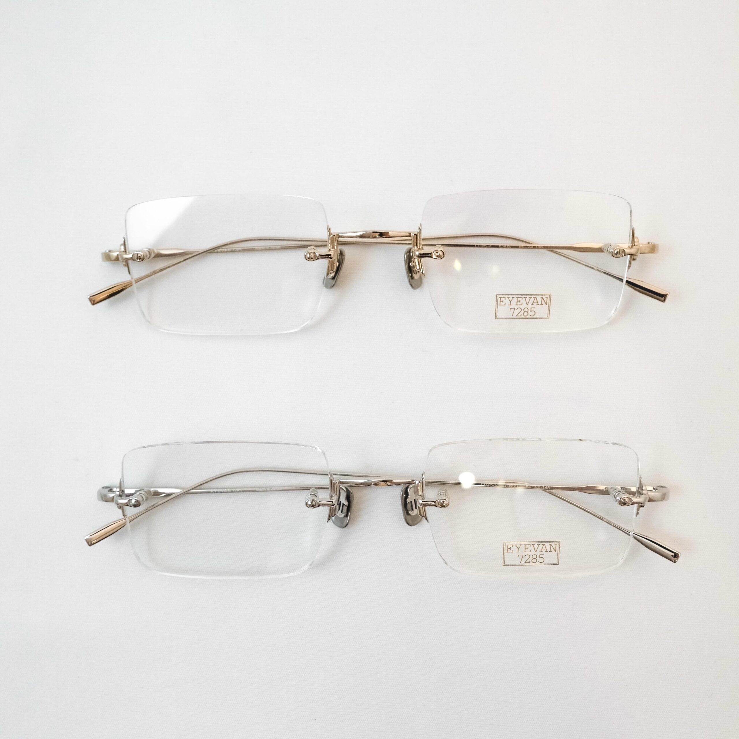 【EYEVAN7285 - 1196-2】
brand : EYEVAN7285
model : 1196-2
color : 800, 902
EYEVAN7285より、モデル1196-2をご紹介します。
ブランドの中でも久々に登場したリムレス(2ポイント)が特徴のモデルです。
フロントにチタン、テンプルにβチタンを採用したメイドインジャパン製で、質実剛健、軽量でストレスフリーな使用感が魅力です。
レンズサイズは2タイプ存在し、どちらもスクエア型ですが写真のレンズは小さい方となります。(入れ替えてお使いいただけます)
昔の眼鏡の構造を現代的に再構築されており、レンズとヨロイの間に2重の板状パーツを挟む構造が採用されており、レンズがズレるのを抑える役割があります。
これはヴィンテージアイウェアでよく見られる構造であり、「フレックスストラップ」と呼ばれています。
線が細いためコーディネートの邪魔をせず、しかしリムレスによる個性を覗かせるバランスの良い一本です。
ぜひ店頭にてお試しください。
shop data
::: ボズュー麻布 :::
最寄り駅 麻布十番駅
5b出口から徒歩約1分
住所 106-0045
東京都港区麻布十番1-10-12須田ビル 1F
03-6230-9983
azabu@beauxyeux.jp
Introducing the EYEVAN 7285 Model 1196-2.
Featuring a refined rimless (two-point) construction, this model is a distinctive addition to the EYEVAN 7285 collection.
Made in Japan with a titanium front and β-titanium temples, it offers a lightweight, durable, and exceptionally comfortable fit.
Available in two square lens sizes, the pair shown here is the smaller size. The lenses are interchangeable between the two sizes.
Inspired by vintage eyewear, the frame incorporates a double-layered plate structure between the lenses and endpieces, known as a “Flex Strap,” which helps keep the lenses securely in place.
Its fine lines blend effortlessly with any style, while the rimless design adds a subtle touch of individuality.
Please visit us in store and experience the Model 1196-2.
Shop Information
::: Beauxyeux Azabu :::
Nearest Station: Azabu-Juban Station
Approximately 1-minute walk from Exit 5b
Address: 1F Suda Building, 1-10-12 Azabu-Juban, Minato-ku, Tokyo 106-0045
03-6230-9983
azabu@beauxyeux.jp
@beauxyeux_jiyugaoka