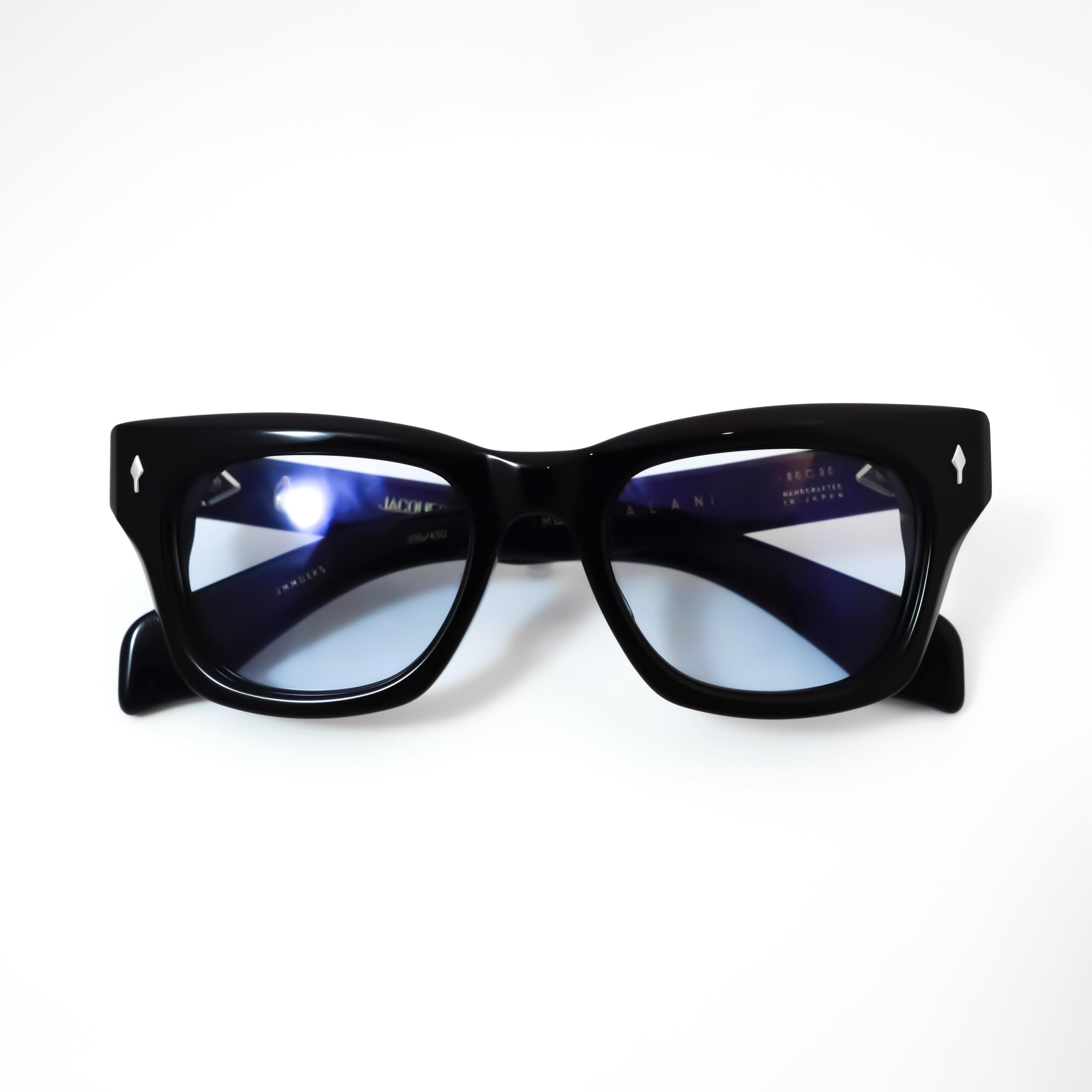 【JACQUES MARIE MAGE - DEALAN 新色】

brand : JACQUES MARIE MAGE
model : DEALAN
color : Obscure

JACQUES MARIE MAGEより、人気モデル「DEALAN」の新色が入荷しております。

以前の投稿にてご紹介いたしました、「DEALAN 53」の通常サイズモデルで、前回と同じカラーリング商品となります。

アメリカが誇る伝説的ミュージシャン、ボブ・ディラン(Bob Dylan)が1960年代当時に愛用していたサングラスからインスピレーションを得て作られた、ブランドを代表する名作モデルです。

「Obscure」というカラーは、一見ブラックのフレームですが、テンプル内側には深いネイビーブルーの生地が張り合わされており、レンズには同系色であるライトブルーのレンズが組み合わされております。

僅かに吊り上がったキャットアイ風ウェリントンシェイプが特徴であり、表はシルバーの金具、ネイビーブルーが覗く内側はゴールドの金具とJMMの中でも珍しいカラーリングですが、二面性を表現しているようでブランドのこだわりが詰まっています。

また、ブランドならではの10mmアセテートも贅沢に使用されており、初めてJMMをお求めの方にもおすすめの一本です。

ぜひ店頭にてご覧ください。

shop data 
::: ボズュー麻布 :::
最寄り駅 麻布十番駅
5b出口から徒歩約1分
住所 106-0045
東京都港区麻布十番1-10-12須田ビル 1F
03-6230-9983
azabu@beauxyeux.jp 

A new color of the popular DEALAN model from JACQUES MARIE MAGE has arrived.

This is the standard-size DEALAN, previously introduced as the “DEALAN 53,” featuring the same distinctive color combination.

Inspired by the sunglasses worn by legendary American musician Bob Dylan in the 1960s, DEALAN is one of the signature models of the brand.

The “Obscure” colorway appears black at first glance, but reveals deep navy-blue acetate on the inner temples, paired with light blue lenses in a matching tone. 

The slightly upswept, cat-eye-inspired Wellington shape is complemented by silver hardware on the front and gold hardware on the navy-accented interior—an especially distinctive combination that highlights JMM’s attention to detail.

Crafted from the brand’s signature 10mm acetate, DEALAN is also an excellent choice for those discovering JACQUES MARIE MAGE for the first time.

Please visit us in-store to experience it in person.

Shop Information 
::: Beauxyeux Azabu :::
Nearest Station: Azabu-Juban Station
Approximately 1-minute walk from Exit 5b
Address: 1F Suda Building, 1-10-12 Azabu-Juban, Minato-ku, Tokyo 106-0045
03-6230-9983
azabu@beauxyeux.jp

@beauxyeux_jiyugaoka