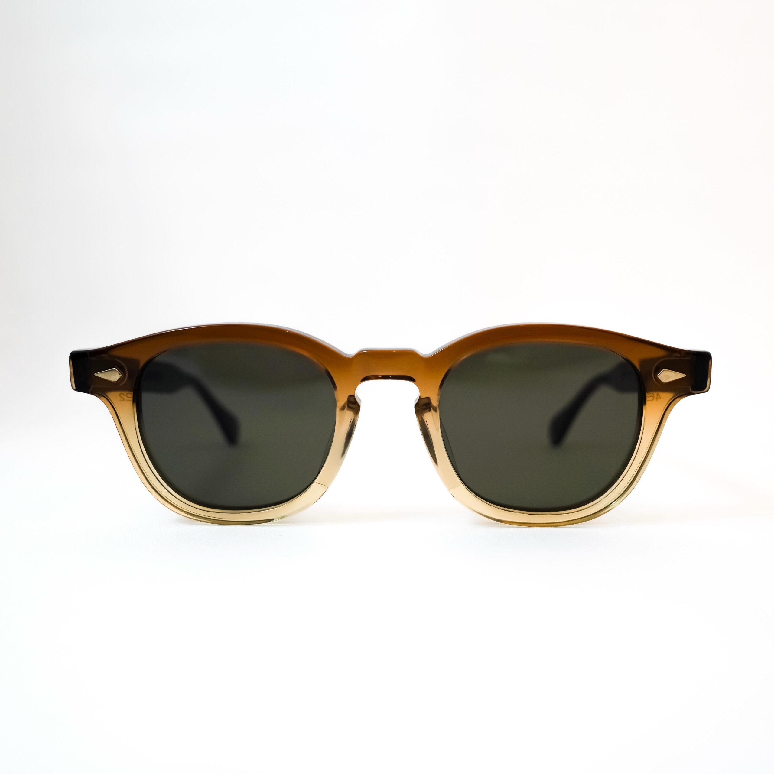 【JULIUS TART OPTICAL - AR × WACKO MARIA】
brand : JULIUS TART OPTICAL
model : AR × WACKO MARIA
color : Browngradient/g15
JULIUS TART OPTICALより、アパレルブランド「WACKO MARIA」とのコラボレーションアイウェア「AR」をご紹介いたします。
JULIUS TART OPTICALを代表するモデルとして知られる「AR」。
1950年代アメリカン・ヴィンテージ王道のウェリントンシェイプで人気のモデルですが、今回はアパレルブランド「WACKO MARIA」とのコラボレーションであり、ブラウンのグラデーションフレームにダークグリーンのレンズが組み合わされたお色味として登場しました。
左テンプルの端にはWACKO MARIAのロゴが刻印されております。
サイズも46-22という最もベーシックでお使いいただきやすいサイズでの展開です。
既にARをお持ちの方、または被らない特別なモデルが欲しい方にとてもおすすめの一本となっております。
ぜひ店頭にてご覧ください。
shop data
::: ボズュー麻布 :::
最寄り駅 麻布十番駅
5b出口から徒歩約1分
住所 106-0045
東京都港区麻布十番1-10-12須田ビル 1F
03-6230-9983
azabu@beauxyeux.jp
Introducing the “AR,” a collaboration between JULIUS TART OPTICAL and WACKO MARIA.
The AR is one of JULIUS TART OPTICAL’s signature models, known for its classic 1950s American vintage Wellington shape.
This special collaboration features a brown gradient frame with dark green lenses, along with the WACKO MARIA logo engraved at the end of the left temple.
Available in the classic 46-22 size, making it an easy and versatile fit.
A great choice for those who already own the AR, or anyone looking for something a little different.
Available in store now.
Shop Information
::: Beauxyeux Azabu :::
Nearest Station: Azabu-Juban Station
Approximately 1-minute walk from Exit 5b
Address: 1F Suda Building, 1-10-12 Azabu-Juban, Minato-ku, Tokyo 106-0045
03-6230-9983
azabu@beauxyeux.jp
@beauxyeux_jiyugaoka