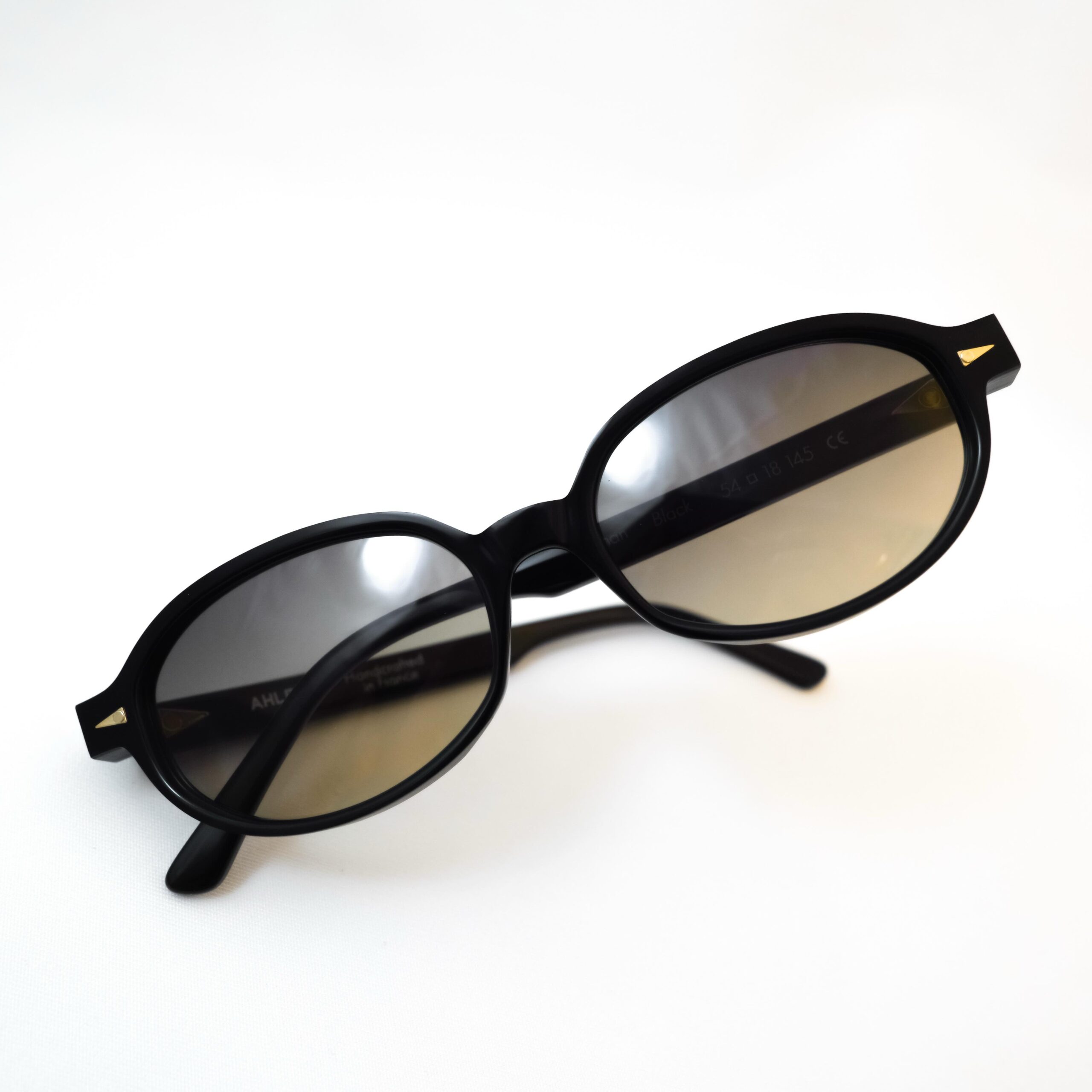 【AHLEM - 新作 Rohan 入荷】
brand : AHLEM
model : Rohan
color : Black
AHLEMより、新作の「Rohan」が入荷いたしました。
ブラックのフレームにスモーキーグレーのグラデーションレンズが組み合わされたカラーの入荷となります。
横長で細身のオーバルシェイプで、クラシックながらモダンなデザインです。
存在感のある厚さ8mmのイタリアンアセテートを使用しており、テンプル部は大胆なベベル(斜めの面取り)が最大の特徴です。
これにより、光の当たり方で表情が変わります。
金属パーツはパラジウム+22kのゴールドメッキが採用され、フレームの色との対比で上品なアクセントを追加しております。
静かなデザインですが、非常にディテールの濃いサングラスとなっており、正面はもちろんですが、斜めや横から見た時の造形が美しく、彫刻のように楽しんでいただけるモデルとなっております。
ぜひ店頭にてご覧ください。
shop data
::: ボズュー麻布 :::
最寄り駅 麻布十番駅
5b出口から徒歩約1分
住所 106-0045
東京都港区麻布十番1-10-12須田ビル 1F
03-6230-9983
azabu@beauxyeux.jp
The new “Rohan” by AHLEM has arrived.
This new colorway features a black frame paired with smoky grey gradient lenses.
With its slim, horizontally elongated oval shape, Rohan offers a design that feels both classic and modern.
Crafted from substantial 8mm Italian acetate, the temples feature bold beveling—the defining detail of the model. This sculpted finish creates subtle changes in expression as it catches the light.
Palladium hardware with 22k gold plating adds a refined accent, beautifully contrasting with the black frame.
Quiet in design yet rich in detail, Rohan is a pair of sunglasses to appreciate from every angle, with a sculptural quality that reveals itself from the front, side, and three-quarter views.
We invite you to discover Rohan in store.
Shop Information
::: Beauxyeux Azabu :::
Nearest Station: Azabu-Juban Station
Approximately 1-minute walk from Exit 5b
Address: 1F Suda Building, 1-10-12 Azabu-Juban, Minato-ku, Tokyo 106-0045
03-6230-9983
azabu@beauxyeux.jp
@beauxyeux_jiyugaoka