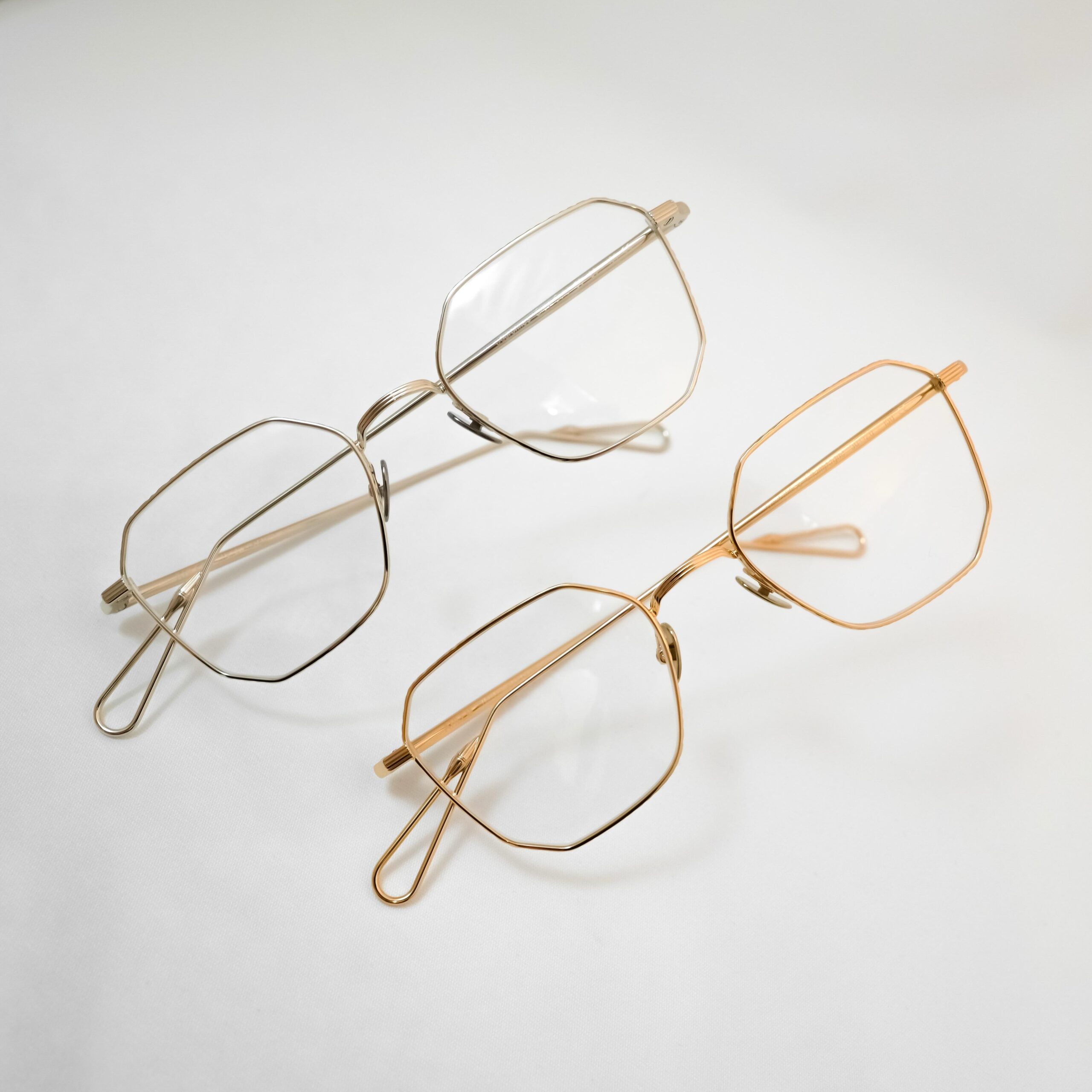 【AHLEM - COURONNES 再入荷】

brand : AHLEM
model : COURONNES
color : Champagne, Grey Gold

AHLEMより、人気モデルのCOURONNESが再入荷いたしました。

今回の入荷カラーは、黄色味の優しい「Champagne」と、シルバーほど光沢が強くなく、鈍く光る「Grey Gold」の2色となります。

特徴として、一見するとクラシックなウェリントンシェイプに見えますが、リムの輪郭には7角形(ヘプタゴン)シェイプに近い幾何学シェイプです。

印象としては丸眼鏡ほど柔らかくなく、スクエアほど硬くならない絶妙なバランスです。

リム部分にはフランス職人による手作業のハンマリング(マルテレ（martelé）)が施され、光の乱反射によって彫刻的な特徴が際立つデザインとなっております。

素材はプレミアムスチールをベースにした22Kゴールド×パラジウム仕様です。

ジュエリーのような華やかさが魅力の一本です。

ぜひ店頭にてご覧ください。

shop data 
::: ボズュー麻布 :::
最寄り駅 麻布十番駅
5b出口から徒歩約1分
住所 106-0045
東京都港区麻布十番1-10-12須田ビル 1F
03-6230-9983
azabu@beauxyeux.jp 

The popular COURONNES by AHLEM is back in stock.

This time, we have two colors available: the soft, warm-toned “Champagne” and “Grey Gold,” a more subdued finish with a gentle, muted glow rather than the strong shine of silver.

At first glance, COURONNES appears to be a classic Wellington shape, but the outline of the rim reveals a subtle geometric form, close to a seven-sided heptagon.

The result is a beautifully balanced silhouette — softer than a round frame, yet less rigid than a square one.

The rims feature hand-hammering, or martelé, by French artisans. The textured surface reflects light in different directions, bringing out the sculptural character of the frame.

Made from premium steel with a 22K gold and palladium finish, COURONNES has a refined, jewelry-like elegance.

We invite you to see it in person at our store.

Shop Information 
::: Beauxyeux Azabu :::
Nearest Station: Azabu-Juban Station
Approximately 1-minute walk from Exit 5b
Address: 1F Suda Building, 1-10-12 Azabu-Juban, Minato-ku, Tokyo 106-0045
03-6230-9983
azabu@beauxyeux.jp

@beauxyeux_jiyugaoka
