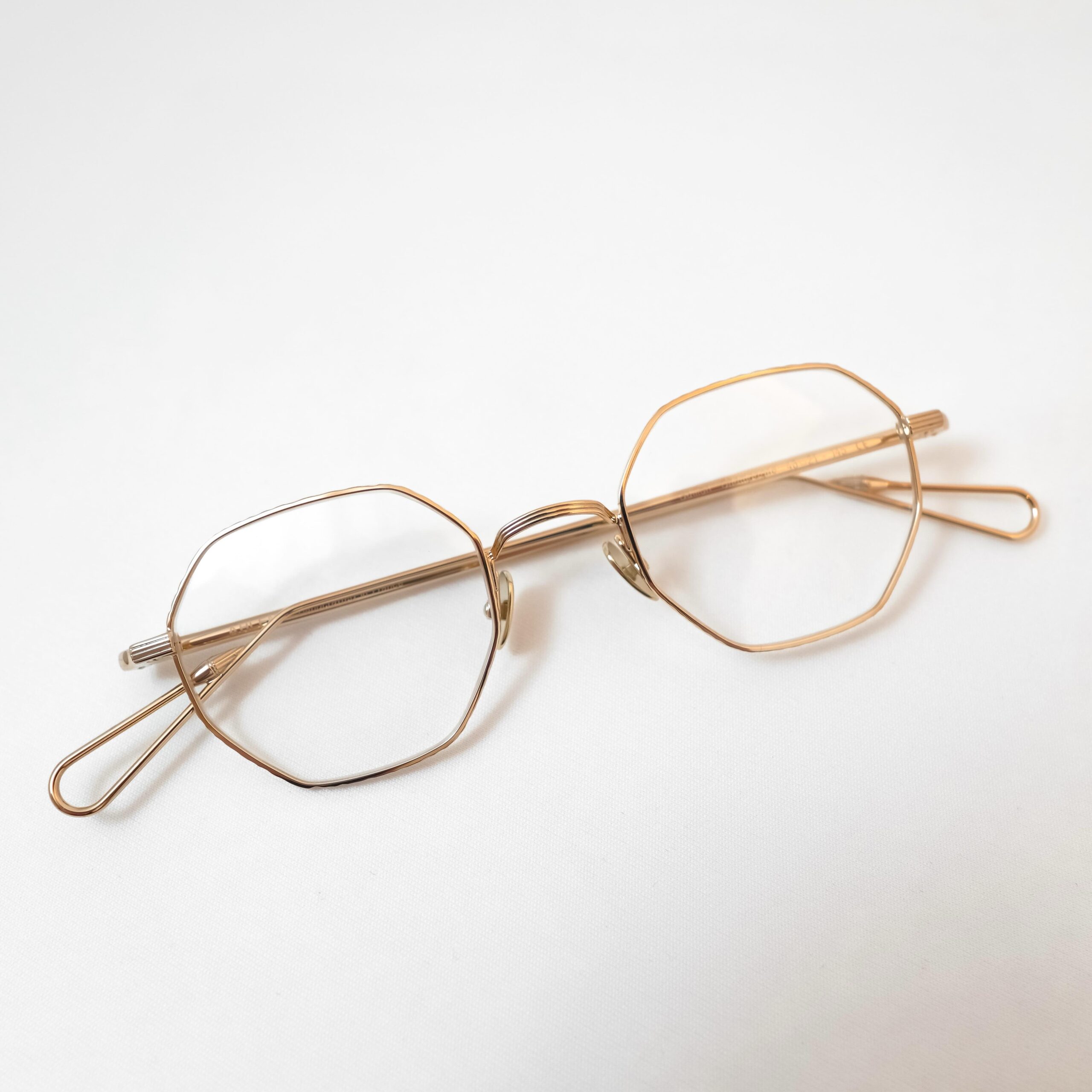 【AHLEM - GAILLON 再入荷】
brand : AHLEM
model : GAILLON
color : Champagne
AHLEMより、人気モデルのGAILLONが再入荷しております。
今回の再入荷カラーは、同ブランドお馴染みの「Champagne」。
肌馴染みが良く、顔周りに自然な華やかさを足してくれるゴールドカラーとなっております。
形は丸みのある8角形(オクタゴンシェイプ)で、普通の丸眼鏡より少し知的でモダンな印象です。
リムには職人手ずからのハンマリングによる彫刻的なハンマー加工(マルテレ)が施され、光の当たり方によって陰影が生まれます。
サイズは比較的小ぶりのため、女性の方もおすすめです。
シンプルで使いやすい、でも少し上品な個性もほしいという方にピッタリな一本となっております。
ぜひ店頭にてご覧ください。
shop data
::: ボズュー麻布 :::
最寄り駅 麻布十番駅
5b出口から徒歩約1分
住所 106-0045
東京都港区麻布十番1-10-12須田ビル 1F
03-6230-9983
azabu@beauxyeux.jp
The popular GAILLON model by AHLEM is back in stock.
This time, it returns in the brand’s signature color, “Champagne.” Its soft golden tone blends beautifully with the skin, adding a natural touch of radiance to the face.
The rounded octagonal shape offers a refined, modern look, bringing a subtle intellectual character that sets it apart from a classic round frame.
The rims feature AHLEM’s signature martelé detailing, created through a traditional hand-hammering technique. This sculptural finish creates beautiful textures and delicate plays of light and shadow, adding depth and character to the frame.
With its relatively compact size, GAILLON is also a lovely option for women.
For those who appreciate a simple, versatile design with a touch of understated elegance and individuality, GAILLON is a perfect choice.
We invite you to discover it in person at our store.
Shop Information
::: Beauxyeux Azabu :::
Nearest Station: Azabu-Juban Station
Approximately 1-minute walk from Exit 5b
Address: 1F Suda Building, 1-10-12 Azabu-Juban, Minato-ku, Tokyo 106-0045
03-6230-9983
azabu@beauxyeux.jp
@beauxyeux_jiyugaoka